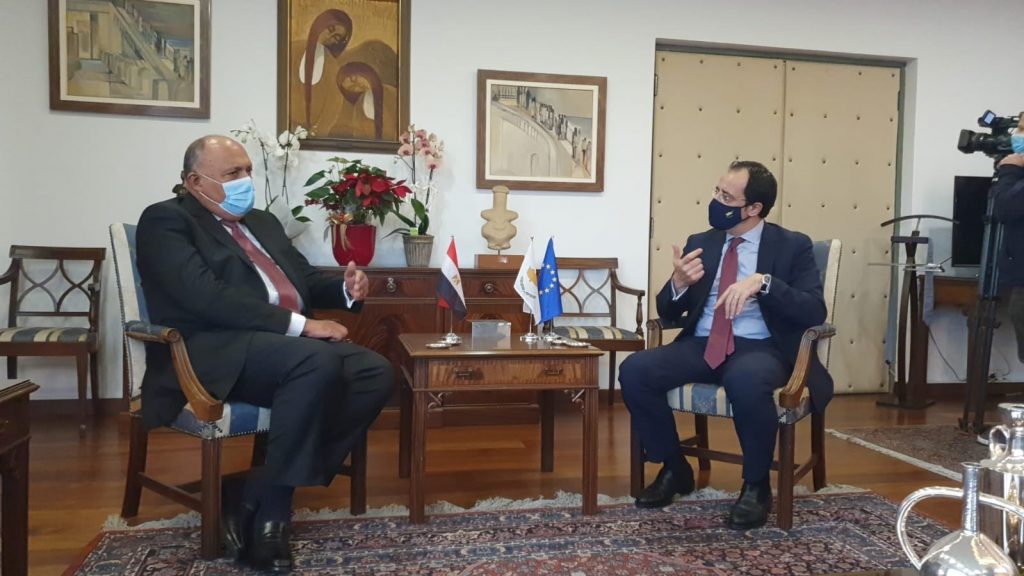 انعقاد جلسة المشاورات بين وفدي مصر وقبرص في نيقوسيا برئاسة وزير الخارجية سامح شكري ووزير الخارجية القبرصي التقى وزير الخارجية سامح شكري اليوم ١٤ الجاري نظيره القبرصي "نيكوس خريستودوليدس"، حيث أعقب اللقاء جلسة مشاورات عُقدت بين وفدي البلدين برئاسة الوزيرين لبحث كافة ملفات العلاقات الثنائية بين البلدين وسبل دفعها قدماً. وأوضح السفير أحمد حافظ، المتحدث الرسمي باسم وزارة الخارجية، أن المشاورات تناولت مشروعات التعاون الثنائي الجارية والمُقترحة، والتي تم مناقشتها خلال الاجتماع الأول للجنة العليا للتعاون المصري القبرصي برئاسة رئيسي البلدين في القاهرة في سبتمبر ٢٠٢١، خاصة في مجالات الطاقة، والزراعة، والنقل، والصحة، والثقافة، والموضوعات القنصلية، والاستثمار، وزيادة التبادل التجاري بما يعكس مستوى العلاقات بين البلدين. أضاف السفير حافظ، أن المشاورات شهدت أيضاً تبادلاً للرؤى حيال القضايا محل الاهتمام المشترك، حيث عرض الوزير شكري للموقف المصري حيال التطورات في كل من القضية الفلسطينية وليبيا وسوريا، وأهمية الحفاظ على الاستقرار في منطقة شرق المتوسط. كما أكد الوزير شكري على أهمية التعاون في مجال مكافحة التغير المناخي، مستشهداً بالاهتمام المصري في هذا الشأن وفقاً لما عكسته كلمة السيد رئيس الجمهورية في الدورة السادسة والعشرون لمؤتمر الأطراف في اتفاقية الأمم المتحدة الإطارية بشأن تغير المناخ بجلاسجو، والجهود التي تبذلها الدولة للانتقال إلى الطاقة المتجددة والنظيفة، ومن ثم التطلع للعمل بشكل مشترك لإنجاح الدورة السابعة والعشرين للمؤتمر الذي ستستضيفه مصر العام المقبل ٢٠٢٢. و أعقب المشاورات توقيع وزيري الخارجية على مذكرة تفاهم بين الأكاديمية الدبلوماسية بوزارة الخارجية القبرصية ومعهد الدراسات الدبلوماسية بوزارة الخارجية المصرية من أجل تدشين برامج للتبادل والتدريب ونقل الخبرات بين الجانبين. وأوضح السفير حافظ، أن المشاورات عكست الحرص المُتبادل بين الجانبين على تعزيز العلاقات الثنائية وتطويرها، وكذا الاهتمام بالتنسيق والتشاور المستمر حيال القضايا الإقليمية والدولية محل الاهتمام المشترك.