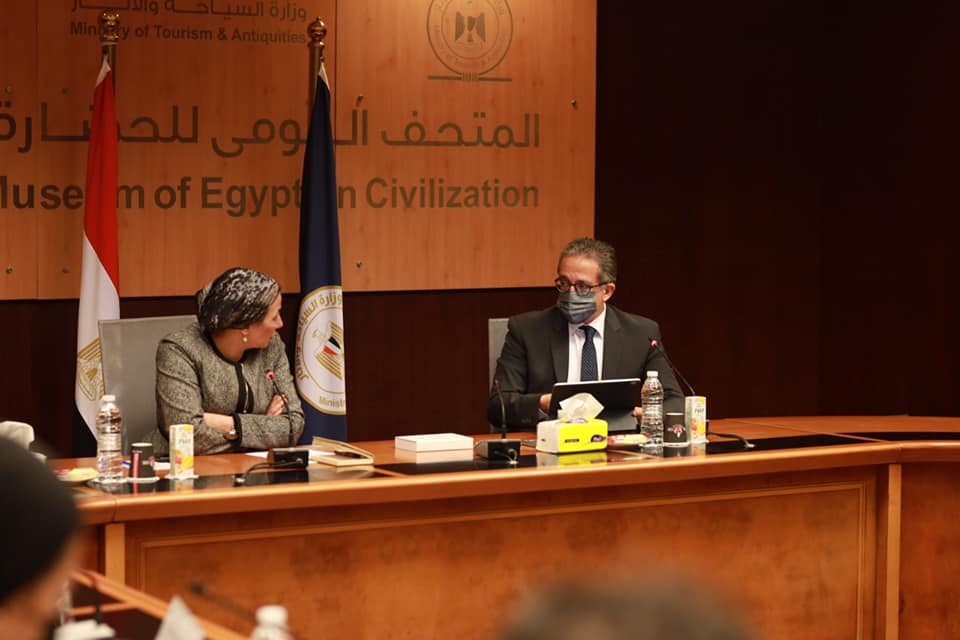 العناني: خطة عمل لتحويل مدينة شرم الشيخ إلى مدينة خضراء صديقة للبيئة استقبل الدكتور خالد العناني وزير السياحة والآثار بالمتحف القومي للحضارة المصرية بالفسطاط، الدكتورة ياسمين فؤاد وزيرة البيئة والوفد المرافق لها، حيث عقدا اجتماعا موسعا لمناقشة الاستعدادات والتجهيزات السياحية الخاصة باستضافة مصر لمؤتمر الأطراف السابع والعشرين لاتفاقية الأمم المتحدة لتغير المناخ "COP27 " في نهاية العام القادم بمدينة شرم الشيخ، وذلك بحضور رئيس الإتحاد المصري للغرف السياحية ورؤساء كل من غرف المنشآت الفندقية، وشركات ووكالات السفر و السياحية، والغوص وممثلي وزارة الخارجية وبعض قيادات الوزارتين و ممثلي الجهات المعنية. واستهل الدكتور خالد العناني الاجتماع بالترحيب بالحاضرين، مؤكدا على أهمية التنسيق الكامل بين الوزارتين والجهات المعنية لإخراج هذا المؤتمر بالصورة المشرفة التي تعكس مكانة وقيمة مصر وتظهر للعالم ما يتم بذله من جهد نحو حماية البيئة والسياحة المستدامة والسياحة الخضراء الصديقة للبيئة وتحقيق التنمية المستدامة للأجيال القادمة. وأشار وزير السياحة والآثار إلى استعداد الوزارة لتسخير كافة الإمكانات السياحية للمساهمة في إخراج المؤتمر في أفضل صورة، مؤكدا على ضرورة تنظيم ورش عمل مشتركة وتشكيل لجان فرعية تنسيقية بين الجهات المعنية لتنفيذ الأربعة محاور الخاصة بالتجهيزات السياحية لاستضافة المؤتمر وهي الاستعدادات اللوجيستية الخاصة بإقامة الوفود المشاركة بالمؤتمر وآليات الحجز و التنقلات والرحلات السياحية الداخلية لهم والحملة الترويجية. وأوضح الدكتور خالد العناني أن الرحلات السياحية التي سيتم تنظيمها للوفود المشاركة لن تكون داخل مدينة شرم الشيخ فقط، ولكنها قد تمتد لتشمل أماكن ومدن سياحية أخرى في مصر مثل الأقصر وأسوان و القاهرة، لتعريف ضيوف مصر بالمقومات والمنتجات السياحية المتنوعة للمقصد السياحي المصري. كما أبدى وزير السياحة والآثار استعداد الوزارة للمشاركة في الحملة الترويجية التي ستطلقها وزارة البيئة للترويج الفني للمؤتمر عن طريق الترويج السياحي للمقصد السياحي المصري وما به من أنماط سياحية مختلفة والمنتج السياحي المتكامل الذي يجمع بين منتج السياحة الثقافية بمنتج السياحة الشاطئية من خلال الربط بين المدن السياحية بعضها ببعض وربط وادي النيل بالشاطئ. وأوضح الدكتور خالد العناني أنه تم وضع خطة عمل لتحويل مدينة شرم الشيخ الى مدينة خضراء صديقة للبيئة تحافظ على الموارد الطبيعية والنظم البيئية من خلال تطبيق ذلك في المنشآت الفندقية والسياحية بجميع أنواعها ووسائل النقل السياحي المختلفة وهو ما سيساهم بالطبع في الحد من التغيرات المناخية ويأتي تماشياً مع الأهداف العالمية للتنمية المستدامة، مؤكدا علي أن هذا سيكون المرحلة الأولي من مشروع ضخم تعمل الوزارة علي تنفيذه لتحويل القطاع السياحي المصري بأكمله الى قطاع صديق للبيئة. ومن جانبها أعربت الدكتورة ياسمين فؤاد وزيرة البيئة عن تقديرها للتعاون المثمر والدائم بين وزارتي البيئة والسياحة فى ملف السياحة المستدامة والذى ساهم في تحقيق العديد من الإنجازات بهذا القطاع مؤكدة على أن وزارة السياحة شريك فاعل فى تنظيم مؤتمر الأطراف للتغيرات المناخية cop27 الذى ستنظمه مصر نهاية العام القادم بمدينة شرم الشيخ. كما استعرضت وزيرة البيئة، خلال الاجتماع، المحاور اللوجستية والفنية الأساسية لتنظيم المؤتمر والتي تم وضعها وفق الخطة التنظيمية بهدف السعي نحو رسم صورة مميزة لمصر أمام العالم من الناحية البيئية والسياحية وخاصة أن المؤتمر يضم حوالى 30 الف مشارك على كافة المستويات الرسمية والمدنية، مشيرة إلى أهمية التنسيق الكامل بين الوزارتين بالمحاور الأساسية لتنظيم المؤتمر وهى الإقامة وآليات الحجز وكذلك الانتقالات الصديقة للبيئة التي سيتم الاعتماد عليها خلال فترة المؤتمر. وأوضحت وزيرة البيئة أن المؤتمر فرصة حقيقة لمصر على المستوى البيئى و السياحى حيث قد يصل عدد المشاركين بالمؤتمرcop27 إلى 30 الف مشارك وهو ما يتطلب توافر عدد مناسب من الغرف الفندقية على موقع الحجز الخاص بالمؤتمر وفقاً لقواعد التنظيم المعمول بها عالمياً والتي لابد أن تتناسب مع كافة مستويات المشاركين من وفود رسمية وخبراء ومجتمع مدنى وإعلاميين وغيرهم من المشاركين بالشقين الرئاسي والشق الوزاري بالمؤتمر. وأضافت وزيرة البيئة أن الوزارة بصدد تنفيذ حملة إعلامية ترويجية عالمية عن قصص النجاح التى حققتها مصر فى مجال التصدى لآثار تغير المناخ وقد رحبت بمشاركة وزارة السياحة والآثار بتلك الحملة لتشمل النواحى السياحية وتشجيع السياحة البيئية فى مصر، كما تلقى الضوء على كيفية تحويل شرم الشيخ لمدينة خضراء. وفي نهاية الاجتماع اتفقا الوزيران على عقد اجتماع تنسيقي أخر نهاية الأسبوع القادم لاستعراض ما آلت إليه أعمال اللجان الفرعية التي تم تشكيلها لتنفيذ الأربعة محاور الخاصة بالاستعدادات و التجهيزات السياحية للاستضافة المؤتمر.