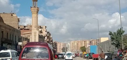 أعلنت محافظة القليوبية رفع حالة الطوارىء استعدادا لموجة الطقس السىء والأمطار وفقا لتوقعات هيئة الأرصاد الجوية ووجه اللواء عبد الحميد الهجان محافظ القليوبية برفع حالة الإستعداد القصوى لمواجهة الأمطار والتيقظ لمواجهة تداعيات موسم الشتاء والتغيرات المناخية التي قد تشهدها البلاد وضرورة الانتشار السريع للمعدات وفرق الطوارئ والتواجد بشوارع العاصمة والمدن والأحياء لمواجهة أي حالات طارئة أو تجمع مياه في أي موقع. وتنفيذ خطة المحافظة المحكمة لتوزيع الشفاطات والمواتير بالمحاور الرئيسية ومنازل ومطالع الكباري والأنفاق والمناطق الرئيسية وتمركزها مدعمة بفرق إنقاذ بجانب هذه النقاط تزامنا مع هطول الأمطار و التأكد من صيانة وإصلاح التالف من بالوعات صرف مياه الأمطار وتوفير المعدات اللازمة لرفع المياه من الشوارع وأماكن تجمع الأمطار والتأكد من جاهزية البالوعات وعدم انسدادها بالإضافة إلى توفير سيارات الكسح لرفع المياه ومنع تجمعها بالشوارع لمنع إعاقة حركة المر. وأعلن محافظ القليوبية تشكيل غرفة عمليات للتدخل السريع في أية أمور طارئة قد تحدث نتيجة موجة الطقس السيئ التي من المتوقع ان تشهدها المحافظة بالتنسيق مع شركة مياه الشرب والصرف الصحى وكافة الأجهزة التنفيذية. وشدد المحافظ على التعامل السريع ورفع المياه من الشوارع بشكل فورى وتحقيق السيولة المرورية للسيارات والمارة، مؤكدا أن جميع الأجهزة التنفيذية تعمل على قدم وساق لخدمة المواطنين وكلف المحافظ رؤساء المدن والاحياء ورؤساء شركات المياه والصرف الصحى والكهرباء بالإهتمام بجميع شكاوى منظومة الشكاوى الحكومية الخاصة بالأحوال الجوية والتعامل عليها وسرعة الاستجابة. فيما أعلنت إدارة الأزمات والكوارث بجامعة بنها برئاسة الدكتور ابراهيم راجح مدير إدارة الأزمات بجامعة بنها رفع حالة الطوارئ بتوجيهات من الدكتور جمال سوسه رئيس الجامعة للتعامل مع تداعيات موجة الطقس السيء. وقال الدكتور إبراهيم راجح أنه تم تشكيل فرق لمتابعة مرافق الكليات وكافة وحدات الجامعة ومتابعة وحدات تصريف مياه الأمطار ومتابعة أسطح الكليات وإزالة اى رواكد ومخلفات وإزالة تجمعات مياة الأمطار بشكل سريع . مشيرا إلى التنسيق الكامل مع محافظة القليوبية وشركة مياة الشرب والصرف الصحى وكافة الأجهزة التنفيذية للتعامل مع اى تداعيات بسبب الطقس .