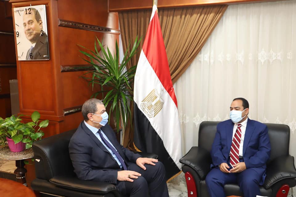 "سعفان" و"الشيخ": الانتهاء من تدريب العاملين علي برامج متخصصة تناسب منظومة العمل الجديدة عقد وزير القوى العاملة محمد سعفان اليوم الأثنين ، بقاعة الاجتماعات الكبري بديوان عام الوزارة، اجتماعا مع الدكتور صالح الشيخ رئيس الجهاز المركزي للتنظيم والإدارة ، لمناقشة عدد من الملفات المهمة منها ملف الانتقال للعاصمة الإدارية الجديدة ، ودراسة تطوير الهياكل التنظيمية لمديريات القوى العاملة بالمحافظات. في مستهل اللقاء رحب الوزير بالدكتور صالح الشيخ ، معربا عن بالغ تقديره للتعاون المثمر بين الوزارة والجهاز خلال الفترة الماضية والتي نتج عنها تطوير الهيكل التنظيمي للوزارة مما يسهم في إحداث نقلة نوعية في كافة ملفات العمل داخل الوزارة. واقترح الوزير تشكيل لجنة متخصصة من الجانبين لدراسة تطوير الهياكل التنظيمية لمديريات القوى العاملة حتى يتسنى للوزارة وضع الخطط اللازمة لتطوير العمل . ومن جانبه أعرب رئيس الجهاز عن سعادته لوجوده داخل الوزارة، مؤكدا أن الفترة الماضية شهدت جهداً مشكوراً للعاملين في الوزارة مع المختصين من الجهاز لتطوير الهيكل التنظيمي للوزارة . وفيما يخص الانتقال للعاصمة الإدارية، أشار " الشيخ" إلى أنه تم تدريب الموظفين المرشحين على برامج متخصصة تناسب منظومة العمل الجديدة والتي تدار ببرامج الحاسب الألي، مضيفا أن التطور العلمي والتكنولوجي سوف ينعكس على الخدمات المقدمة للمواطنين. حضور الاجتماع من جانب الجهاز الدكتورة ريم مصطفى رئيس الإدارة المركزية لتخطيط القوى العاملة، وهشام صبحي رئيس الإدارة المركزية لشئون رئيس الجهاز، وهبة جاد مدير عام بالجهاز، ومن جانب وزارة القوي العاملة المستشار حسين صبري البكباشي مستشار الوزير للمعلومات ،وإيهاب عبد العاطي المستشار القانوني للوزير، ورؤساء الإدارات المركزية في الوزارة.