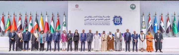 مصر تسلم رئاسة مؤتمر الوزراء المسئولون عن الشأن الثقافي كتبت/أسماء ممدوح الخباز سلمت الفنانة الدكتورة إيناس عبد الدايم وزيرة الثقافة شعلة الدورة ٢٢ من مؤتمر الوزراء المسؤولون عن الشأن الثقافي في الوطن العربي لنظيرتها نورة الكعبي وزيرة الثقافة والشباب بدولة الإمارات العربية المتحدة وذلك اثناء الجلسة الافتتاحية لمؤتمر الوزراء المسؤولون عن الشأن الثقافي في الوطن العربي في دورته ال 22 المنعقده بالأمارات العربية المتحدة بالتعاون مع المنظمة العربية للتربية والثقافة والعلوم( الاليكسو ) بحضور الدكتور محمد ولد أعمر المدير العام للمنظمة ، السفير أحمد أبو الغيط الأمين العام لجامعة الدول العربية ووزراء الثقافة في الوطن العربي . افتتحت كلمتها بتقديم الشكر للاستضافة الكريمة من دولة الإمارات العربية المتحدة وتنظيم هذا الجمع الكريم من أصحاب السمو والمعالي السادة الوزراء والأعضاء بالمنظمة العربية للتربية والثقافة والعلوم (الألكسو) للإحتفاء بالمشاركة في هذا المحفل المهم الذي يسلط الضوء على أحد أهم أولويات العمل الثقافي بالدول العربية، وأيضا من أهم ركائز أهداف التنمية المستدامة . وتابعت، يسعدني أيضا أن أؤكد على أهمية العلاقات الوطيدة والرؤى والأهداف المشتركة بين كافة الدول الأعضاء وجمهورية مصر العربية وخصوصا دولة الإمارات العربية المتحدة الشقيقة، تحت مظلة القيادة السياسية برئاسة فخامة الرئيس عبد الفتاح السيسي وصاحب السمو الشيخ خليفة بن زايد آل نهيان، رئيس دولة الإمارات العربية المتحدة والذي ينعكس أثرها الإيجابي على طموحات التعاون في كافة المجالات والأصعدة. وأوضحت أن جمهورية تونس الشقيقة قد استضافت الدورة العشرين لمؤتمر الوزراء المسئولين عن الشئون الثقافية في الوطن العربي، في شهر ديسمبر 2016 وصدر عنها "إعلان تونس ضد الإرهاب ومن أجل التسامح والتضامن بين الشعوب والثقافات والأديان"، وفي شهر أكتوبر من العام 2018 شرفت جمهورية مصر العربية باستضافة الدورة الحادية والعشرين لمؤتمر الوزراء المسئولين عن الشئون الثقافية في الوطن العربي، والتي صدر عنها " بيان القاهرة - المشروع الثقافي العربي أمام التحديات الراهنة" وقد نتج عنه عدة قرارات وتوصيات قامت المنظمة العربية للتربية والثقافة والعلوم (الألكسو) بتعميمها على الدول العربية، والتزمت مصر بالعمل على هذه التوصيات على كافة الأصعدة سواء على المستوى المحلي الشامل لكافة محافظات جمهورية مصر العربية، وكذا على المستويين الإقليمي والدولي. وأضافت برغم التحديات التي كانت تواجه العمل الثقافي ومع مستجدات الوضع الراهن من تداعيات الوباء العالمي لجائحة فيروس كورونا، والتي كانت له أبعاد أثرت بشكل كبير على المجتمعات اقتصاديا واجتماعيا، استطاعت مصر وفق رؤية وخطوات جادة مدعومة من القيادة السياسية إلى المضي قدما نحو الثبات وتحقيق كافة الأهداف المرجوة ومنها الحفاظ على الدور المهم للقوى الناعمة، وأهمية استمرار النشاط الثقافي والفني في ظل اتباع كافة الإجراءات الملائمة للوضع الراهن، والتي كان من شأنها تحقيق ما آلت إليه تلك التوصيات منها على سبيل المثال: - مشروع أهل مصر، والذي يقوم على ثلاثة محاور عمل رئيسية: وهي الدمج الثقافي بين أبناء المناطق النائية والحدودية وأبناء المدن وملتقى شباب الجامعات وملتقى المرأة و أيضا مشروع مسرح المواجهة والتجوال الذي يقدم أعمالا مسرحية مناهضة للفكر المتطرف عملا لمبدأ (محاربة الفكر بالفكر ). و التوسع في زيادة فصول مراكز تنمية المواهب والنابغين في كافة المجالات الفنية والإبداعية من منطلق جذب طاقات هذه الفئة العمرية من الأطفال والشباب، ودعم مواهبهم مما يساعد على عدم استقطابهم للأفكار المتطرفة ، كما واضافه الكثير من الامثله. وقالت نحن اليوم ومع نهاية العام 2021 نحتفل بتسليم رئاسة الدورة الثانية والعشرين لمؤتمر الوزراء المسئولين عن الشئون الثقافية في الوطن العربي، لدولة الإمارات العربية المتحدة الشقيقة راجين السداد والتوفيق لهذه الدورة . وتقدر جمهورية مصر العربية المجهود المبذول لمنظمة التربية والثقافة والعلوم ( الألكسو ) والدول الأعضاء والمجموعة المتميزة من الخبراء العرب لمراجعة الخطة الشاملة للثقافة العربية وتطويرها، ووضع تصوراتهم واقتراحاتهم، والتعاون البناء لإنجاز مشروع الخطة وأهدافها، وإذ نؤكد على أهمية العمل الثقافي العربي المشترك باعتبار الثقافة الإطار الأمثل لجمع شمل البلدان العربية . واختتمت كلمتها، بقديم الشكر لدولة الإمارات العربية المتحدة وصاحب السمو الشيخ محمد بن راشد آل مكتوم نائب رئيس الدولة، حاكم إمارة دبي وإلى معالي نورة بنت محمد الكعبي – وزيرة الثقافة والشباب، على كرم الضيافة وحسن الاستقبال .