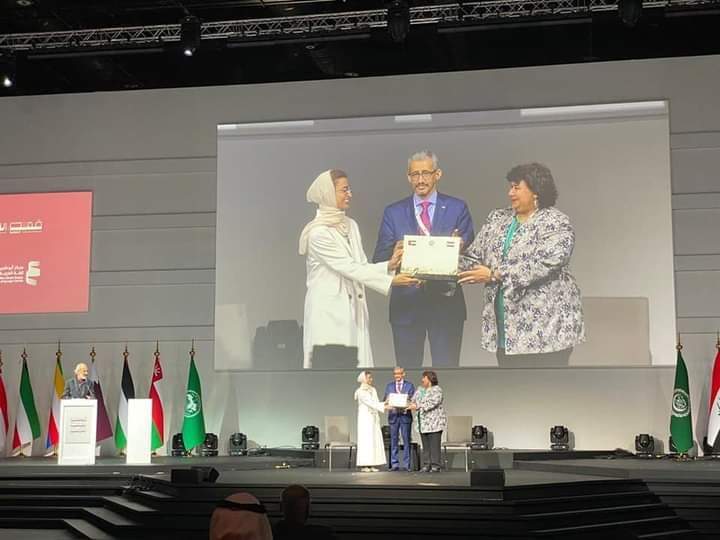 مصر تسلم رئاسة مؤتمر الوزراء المسئولون عن الشأن الثقافي كتبت/أسماء ممدوح الخباز سلمت الفنانة الدكتورة إيناس عبد الدايم وزيرة الثقافة شعلة الدورة ٢٢ من مؤتمر الوزراء المسؤولون عن الشأن الثقافي في الوطن العربي لنظيرتها نورة الكعبي وزيرة الثقافة والشباب بدولة الإمارات العربية المتحدة وذلك اثناء الجلسة الافتتاحية لمؤتمر الوزراء المسؤولون عن الشأن الثقافي في الوطن العربي في دورته ال 22 المنعقده بالأمارات العربية المتحدة بالتعاون مع المنظمة العربية للتربية والثقافة والعلوم( الاليكسو ) بحضور الدكتور محمد ولد أعمر المدير العام للمنظمة ، السفير أحمد أبو الغيط الأمين العام لجامعة الدول العربية ووزراء الثقافة في الوطن العربي . افتتحت كلمتها بتقديم الشكر للاستضافة الكريمة من دولة الإمارات العربية المتحدة وتنظيم هذا الجمع الكريم من أصحاب السمو والمعالي السادة الوزراء والأعضاء بالمنظمة العربية للتربية والثقافة والعلوم (الألكسو) للإحتفاء بالمشاركة في هذا المحفل المهم الذي يسلط الضوء على أحد أهم أولويات العمل الثقافي بالدول العربية، وأيضا من أهم ركائز أهداف التنمية المستدامة . وتابعت، يسعدني أيضا أن أؤكد على أهمية العلاقات الوطيدة والرؤى والأهداف المشتركة بين كافة الدول الأعضاء وجمهورية مصر العربية وخصوصا دولة الإمارات العربية المتحدة الشقيقة، تحت مظلة القيادة السياسية برئاسة فخامة الرئيس عبد الفتاح السيسي وصاحب السمو الشيخ خليفة بن زايد آل نهيان، رئيس دولة الإمارات العربية المتحدة والذي ينعكس أثرها الإيجابي على طموحات التعاون في كافة المجالات والأصعدة. وأوضحت أن جمهورية تونس الشقيقة قد استضافت الدورة العشرين لمؤتمر الوزراء المسئولين عن الشئون الثقافية في الوطن العربي، في شهر ديسمبر 2016 وصدر عنها "إعلان تونس ضد الإرهاب ومن أجل التسامح والتضامن بين الشعوب والثقافات والأديان"، وفي شهر أكتوبر من العام 2018 شرفت جمهورية مصر العربية باستضافة الدورة الحادية والعشرين لمؤتمر الوزراء المسئولين عن الشئون الثقافية في الوطن العربي، والتي صدر عنها " بيان القاهرة - المشروع الثقافي العربي أمام التحديات الراهنة" وقد نتج عنه عدة قرارات وتوصيات قامت المنظمة العربية للتربية والثقافة والعلوم (الألكسو) بتعميمها على الدول العربية، والتزمت مصر بالعمل على هذه التوصيات على كافة الأصعدة سواء على المستوى المحلي الشامل لكافة محافظات جمهورية مصر العربية، وكذا على المستويين الإقليمي والدولي. وأضافت برغم التحديات التي كانت تواجه العمل الثقافي ومع مستجدات الوضع الراهن من تداعيات الوباء العالمي لجائحة فيروس كورونا، والتي كانت له أبعاد أثرت بشكل كبير على المجتمعات اقتصاديا واجتماعيا، استطاعت مصر وفق رؤية وخطوات جادة مدعومة من القيادة السياسية إلى المضي قدما نحو الثبات وتحقيق كافة الأهداف المرجوة ومنها الحفاظ على الدور المهم للقوى الناعمة، وأهمية استمرار النشاط الثقافي والفني في ظل اتباع كافة الإجراءات الملائمة للوضع الراهن، والتي كان من شأنها تحقيق ما آلت إليه تلك التوصيات منها على سبيل المثال: - مشروع أهل مصر، والذي يقوم على ثلاثة محاور عمل رئيسية: وهي الدمج الثقافي بين أبناء المناطق النائية والحدودية وأبناء المدن وملتقى شباب الجامعات وملتقى المرأة و أيضا مشروع مسرح المواجهة والتجوال الذي يقدم أعمالا مسرحية مناهضة للفكر المتطرف عملا لمبدأ (محاربة الفكر بالفكر ). و التوسع في زيادة فصول مراكز تنمية المواهب والنابغين في كافة المجالات الفنية والإبداعية من منطلق جذب طاقات هذه الفئة العمرية من الأطفال والشباب، ودعم مواهبهم مما يساعد على عدم استقطابهم للأفكار المتطرفة ، كما واضافه الكثير من الامثله. وقالت نحن اليوم ومع نهاية العام 2021 نحتفل بتسليم رئاسة الدورة الثانية والعشرين لمؤتمر الوزراء المسئولين عن الشئون الثقافية في الوطن العربي، لدولة الإمارات العربية المتحدة الشقيقة راجين السداد والتوفيق لهذه الدورة . وتقدر جمهورية مصر العربية المجهود المبذول لمنظمة التربية والثقافة والعلوم ( الألكسو ) والدول الأعضاء والمجموعة المتميزة من الخبراء العرب لمراجعة الخطة الشاملة للثقافة العربية وتطويرها، ووضع تصوراتهم واقتراحاتهم، والتعاون البناء لإنجاز مشروع الخطة وأهدافها، وإذ نؤكد على أهمية العمل الثقافي العربي المشترك باعتبار الثقافة الإطار الأمثل لجمع شمل البلدان العربية . واختتمت كلمتها، بقديم الشكر لدولة الإمارات العربية المتحدة وصاحب السمو الشيخ محمد بن راشد آل مكتوم نائب رئيس الدولة، حاكم إمارة دبي وإلى معالي نورة بنت محمد الكعبي – وزيرة الثقافة والشباب، على كرم الضيافة وحسن الاستقبال .
