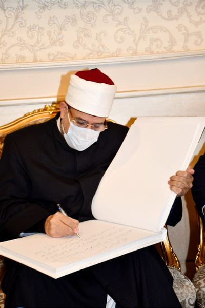 رأي الدين في القضايا العلمية طبية كانت أو بيئية يتبع رأي العلم ويبنى عليه أوضحت وزارة الأوقاف بإننا أمام قضية في غاية الأهمية، لا تهدد بلدًا دون آخر ، إنما هي خطر داهم على البشرية جمعاء ، وعلى كل منا أن يقوم بدوره في التوعية ، وبما أن دور علماء الدين توعوي في المقام الأول فإنني أؤكد أن رأي الدين في القضايا العلمية طبية كانت أو بيئية يتبع رأي العلم ويبنى عليه ، فكل ما يحقق مصالح البلاد والعباد فهو مصلحة معتبرة شرعًا ، وكل ما يؤدي إلى ضرر أو مفسدة فدفعه واجب شرعًا. يقول الإمام الشاطبي (رحمه الله) : المعلوم من الشريعة أنها شرعت لمصالح العباد، فالتكليف كله إما لدرء مفسدة ، وإما لجلب مصلحة ، أو لهما معًا ، والمحظور إنما هو الإتيان بخلاف مقاصد الشرع . ويقول ابن القيم (رحمه الله) : إن الشريعة مبناها وأساسها مصالح العباد في المعاش والمعاد, وهي عدل كلها, ورحمة كلها, ومصالح كلها, وحكمة كلها, فكل مسألة خرجت عن العدل إلى الجور, وعن الرحمة إلى ضدها, وعن المصلحة إلى المفسدة, وعن الحكمة إلى العبث, فليست من الشريعة وإن أدخلت فيها بالتأويل, فالشريعة عدل الله تعالى بين عباده, ورحمته بين خلقه, وظله في أرضه, وحكمته الدالة عليه وعلى صدق رسوله (صلى الله عليه وسلم). ويقول العز بن عبد السلام (رحمه الله) : لا يخفى على عاقل أن تحصيل المصالح المحضة، ودرء المفاسد المحضة عن نفس الإنسان وعن غيره محمود حسن، وأن تقديم أرجح المصالح فأرجحِها محمود حسن، وأن درء أفسد المفاسد فأفسدِها محمود حسن، وأن تقديم المصالح الراجحة على المرجوحة محمود حسن، وأن درء المفاسد الراجحة على المصالح المرجوحة محمود حسن . وعليه فإن كل ما يؤكد عليه أهل العلم والاختصاص أنه مفسدة فدرؤه وتجنبه واجب شرعي ووطني . وفي الحديث عن التفاصيل نجد كثيرًا من الإشارات الدينية الواضحة في الحفاظ على البيئة ، حيث كان نبينا (صلى الله عليه وسلم) ينهى أصحابه وقواد جيوشه أن يحرقوا زرعًا أو أن يقطعوا شجرًا أو نخلًا ، كما نهى (صلى الله عليه وسلم) عن تلويث البيئة بصفة عامة والماء بصفة خاصة ، حيث يقول (صلى الله عليه وسلم) : "اتَّقوا اللَّاعِنَينِ ، قالوا: وما اللَّاعنانِ يا رسولَ اللَّهِ ؟ قالَ الَّذي يتخلَّى في طريقِ النَّاسِ أو ظلِّهِم" ، ويقول (صلى الله عليه وسلم) : "اتَّقوا الملاعنَ الثَّلاثَ البَرازَ في المواردِ وقارعةِ الطَّريقِ والظِّلِّ" . وينهى القرآن الكريم نهيًا صريحًا عن الضجيج الصوتي متضمنًا النهيَ عن ما يعرف في عالمنا المعاصر بالتلوث السمعي ، حيث يقول الحق سبحانه على لسان لقمان (عليه السلام) في وصيته لابنه : "وَاقْصِدْ فِي مَشْيِكَ وَاغْضُضْ مِنْ صَوْتِكَ إِنَّ أَنْكَرَ الْأَصْوَاتِ لَصَوْتُ الْحَمِيرِ". والخلاصة : أن كل ما يقرر أهل العلم أنه ضار بحياة العباد ومصالح البلاد ففعله مفسدة ، ودرؤه مصلحة واجبة بل محتمة ، وعلى كل منا أن يؤدي دوره وواجبه تجاه وطنه والإنسانية في سائر القضايا المتعلقة بحياة الناس وتحقيق أمنهم وأمانهم في مختلف المجالات وفي مقدمتها بالطبع قضية تغير المناخ وتحدياتها. وجدير بالذكر أننا نؤكد أن الدولة المصرية تقوم بدور رائد في مجال حماية البيئة والتحول نحو الاقتصاد الأخضر ووضع التغيرات المناخية في الاعتبار في جميع خططها المستقبلية ، وتبذل جهودًا كبيرة مع الشركاء الدوليين في هذا المجال .