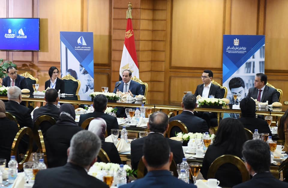 قام السيد الرئيس عبد الفتاح السيسي صباح اليوم بزيارة جامعة كفر الشيخ، حيث شارك سيادته في إفطار جماعي مع الطلاب وهيئة التدريس والعاملين بالجامعة، وحرص سيادته على إجراء حوار مفتوح معهم للاستماع إلى وآرائهم. وقد أكد السيد الرئيس حرص الدولة على الارتقاء بمستوى الجامعات الحكومية بالتوازي مع إنشاء الجامعات الجديدة على مستوى الجمهورية، وذلك وفق نهج يعتمد على توفير التعليم والتدريب المناسب لسوق العمل الحالي والمستقبلي، وفي إطار الأولوية القصوى للدولة للاهتمام بالشباب وتدريبهم وتأهيلهم في كافة المجالات باعتبارهم الأمل والكنز الحقيقي لمصر لتحقيق التنمية الشاملة والمستدامة خلال السنوات المقبلة. كما أكد السيد الرئيس على الطلاب اهمية تنمية الوعي والادراك لديهم تجاه المتغيرات والتحديات في العصر الحالي سواء الداخلية علي مستوي الدولة أو الخارجية علي المستوي الاقليمي والدولى، وذلك بالتوازي مع تطوير مستواهم العلمى والاكاديمي وتنمية قدراتهم لمواكبة التطور الحالي والمستقبلي لسوق العمل.