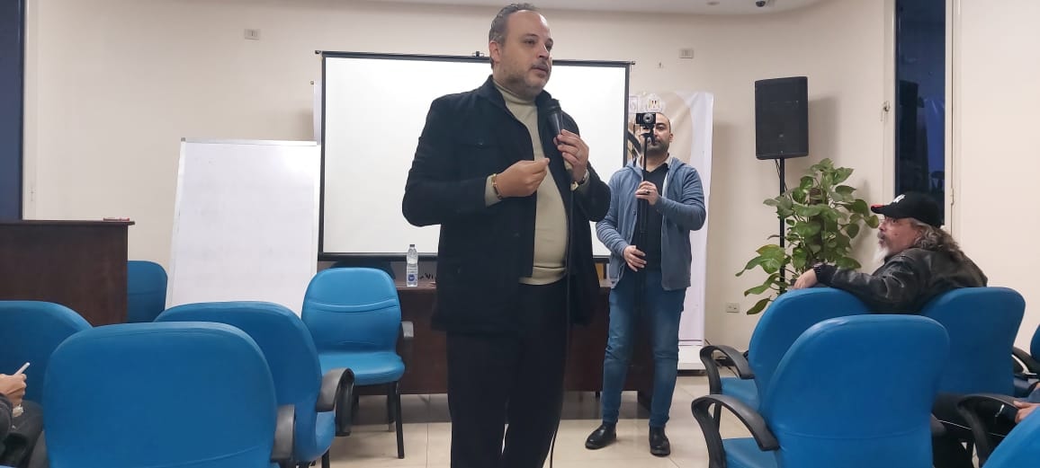 ورش مبادئ السيناريو ضمن فعاليات "السينما بين يديك" أقيمت ورشة "السيناريو السينمائي" ضمن فعاليات مشروع (ابدأ حلمك السينما بين يديك) التي تنفذه الهيئة العامة لقصور الثقافة برئاسة الفنان هشام عطوة بإشراف عام من الفنان تامر عبدالمنعم مدير عام الثقافة السينمائية والمنعقدة بمكتبة البحر الأعظم حتى 28 ديسمبر الجاري. تحدث في الندوة الفنان تامر عبدالمنعم عن السيناريو بمفهومه الأشمل باعتباره النواة الأساسية للفيلم والتي يجب أن يتوافر فيه عدة شروط مثل وصف المكان سواء داخلي أو خارجي وتحديد الزمان نهار أو ليل. وعرض "قصة نظرة" للكاتب يوسف إدريس مؤكدا أن كل كاتب يكتب القصة بطريقته فالسيناريست يكتب بأسلوب سينمائي بينما يكتب المؤلف بأسلوب روائى وكذلك يتناولها المسرحي بأسلوبه. وبعنوان"أساسيات السيناريو السينمائي" تحدث الدكتور نادر الرفاعي أستاذ النقد السينمائي بأكاديمية الفنون عن دور السيناريست في الإجابة عن 6 نقاط قبل البدء فى كتابة السيناريو وهي من البطل ومن الخصم وهدف البطل الأساسي الحدث الأساسي الذى بنى عليه الفيلم نوعية الفيلم الفكرة الأساسية التى يتناولها الفيلم . كما تم تنظيم ورشة كتابة القصة القصيرة للأطفال على هامش المشروع لتهيئة الأطفال لكيفية كتابة القصة القصيرة بخطوات مبسطة.