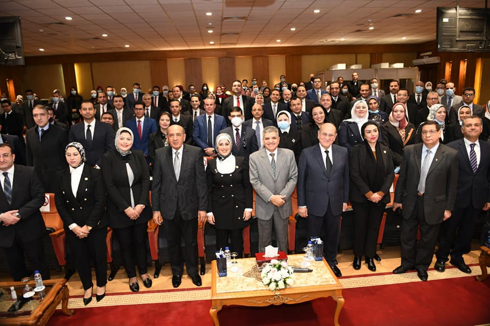 الفريق أسامة ربيع يستقبل وفداً قضائياً رفيع المستوى برئاسة المستشار محمد حسام الدين رئيس مجلس الدولة استقبل الفريق أسامة ربيع رئيس هيئة قناة السويس، اليوم الأحد، وفدا قضائيا رفيع المستوى برئاسة المستشار محمد محمود حسام الدين رئيس مجلس الدولة، يرافقه مجموعة من قضاة وقاضيات مجلس الدولة، وذلك بمركز المحاكاة والتدريب البحري التابع للهيئة بمحافظة الإسماعيلية. تأتي الزيارة في إطار التعاون المثمر بين هيئة قناة السويس، ومجلس الدولة، بهدف الاطلاع على مستجدات المشروعات التنموية الخاصة بقناة السويس بما يتماشى مع الخطة العامة لرفع الوعي لدى قاضيات وقضاة المجلس تجاه المشروعات القومية التي تنفذها الدولة في كافة المجالات. في كلمته، رحب الفريق أسامة ربيع بالوفد في هيئة قناة السويس، وأعرب عن سعادته بتواجده وسط هذه الكوكبة من قضاة وقاضيات مجلس الدولة، متمنيا لهم النجاح والتوفيق في مسيرتهم المهنية وأداء واجبهم الوطني نحو إعلاء قيم الحق والعدل. وأكد رئيس الهيئة على أن قناة السويس تحظى بمكانة خاصة في وجدان المصريين، كما ترتبط مشروعاتها بتنمية المنطقة وخلق حياة في محيطها عبر إنشاء مجتمعات عمرانية جديدة، تتكامل مع المناطق الصناعية واللوجيستية الجاري إنشائها ضمن مشروعات المنطقة الاقتصادية لقناة السويس للاستفادة من حجم البضائع الضخم المار عبر القناة. وأوضح الفريق ربيع أن معدلات الملاحة بالقناة خلال العام الجاري مبشرة للغاية حيث بلغت حصيلة الإيرادات المحققة بدءا من شهر يناير وحتى النصف الأول من شهر ديسمبر الجاري ٦ مليار دولار وهو رقم لم تسجله قناة السويس من قبل. و استعرض رئيس الهيئة عمليات العبور النوعية التي شهدتها القناة خلال العام الماضي، مؤكدا على ما تحمله هذه العمليات من دلالات قوية على كفاءة وخبرة مرشدي الهيئة التي لابديل لها ولا غنى عنها لضمان انتظام حركة الملاحة بالقناة، كما قام بإلقاء الضوء على الإجراءات والتدابير المختلفة التي اتخذتها الهيئة للتعامل مع التحديات المختلفة وأبرزها أزمة فيروس كورونا المستجد وأزمة الطقس السيئ، وهو الأداء الذي حظى بالعديد من الإشادات الدولية. وشدد رئيس الهيئة على أن حادث جنوح سفينة الحاويات البنمية العملاقة EVER GIVEN كان حادثا استثنائيا وتحد غير مسبوق لم تشهده قناة السويس من قبل حيث اجتمعت فيه عدة تحديات تمثلت في أبعاد السفينة الضخمة وطبيعة التربة الصلبة فضلا عن الطقس السيئ، مما تطلب معه اللجوء لحلول غير تقليدية حيث استحدثت الهيئة استخدام التكريك لأول مرة في أعمال الإنقاذ البحري، كما تضافرت جهود جميع العاملين لتعويم السفينة بنجاح. وتابع الفريق ربيع حديثه قائلا:"لم تتوقف مشروعات التطوير بقناة السويس بعد مشروع القناة الجديدة حيث عكفت الهيئة على تطوير محطات المراقبة الموجودة على طول القناة وذلك بالتوازي مع إنشاء سلسلة من الجراجات على القناة الجديدة لمواجهة حالات الطوارئ المحتملة، كما يجرى العمل حاليا على تطوير القطاع الجنوبي للقناة من الكم ١٢٢ إلى الكم ١٦٢ ترقيم قناة لزيادة عامل الأمان الملاحي وزيادة الطاقة الاستيعابية للقناة في تلك المنطقة بواقع ٦ سفن إضافية". في ختام الزيارة، قدم الفريق أسامة ربيع درع قناة السويس الجديدة إلى المستشار محمد حسام الدين رئيس مجلس الدولة، وفي المقابل أهداه درع مجلس الدولة تقديرا وإعزازا لحجم الإنجازات التي تشهدها القناة. عقب ذلك، اصطحب الفريق أسامة ربيع الوفد للقيام بجولة بحرية في قناة السويس الجديدة تلاها زيارة موقع الأنفاق لمشاهدة حجم الإنجاز على أرض الواقع.