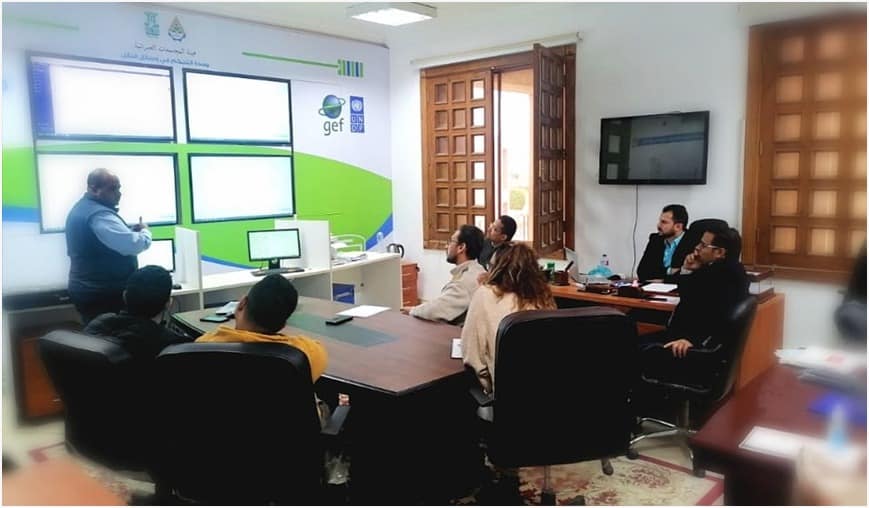 "هيئة المجتمعات العمرانية الجديدة " تعقد دورة تدريبية حول أعمال المراقبة والتطوير لمنظومة النقل الجماعي بالمدن الجديدة صرحت المهندسة إيمان نبيل، رئيس الإدارة المركزية للتنمية بهيئة المجتمعات العمرانية الجديدة والمشرف على وحدة تنظيم النقل بالهيئة وأجهزتها، بأنه تم عقد دورة تدريبة بشأن أعمال المراقبة والتطوير لمنظومة النقل الجماعي بالمدن الجديدة، تحت مظلة مصر الرقمية بالتنسيق مع شركة مواصلات مصر المتعاقد معها على أعمال التشغيل للمنظومة ب6 مدن كمرحلة أولى، وهى (القاهرة الجديدة – 6 أكتوبر – الشيخ زايد – الشروق – العبور – العاشر من رمضان)، وذلك فى إطار رؤية مصر 2030 واهتمام هيئة المجتمعات العمرانية الجديدة بمواكبة التطور التكنولوجى، والذكاء الاصطناعي وتطوير منظومة النقل الجماعى بالمدن الجديدة. وأوضحت المهندسة إيمان نبيل، أن الدورة التدريبية شملت التدريب على منصة التشغيل والمراقبة الالكترونية الخاصة بمنظومة النقل الذكى من قبل شركة مواصلات مصر، متضمنة المراقبة اللحظية للأتوبيسات ببياناتها وسائقيها وموقعها على الخريطة، والجدول الزمنى اللوحي لتحركها من خلال تزويد الأوتوبيسات بجهاز لوحى يتعامل معه السائق ويزوده بالتعليمات وبه شريحة GPS. وأشارت رئيس الإدارة المركزية للتنمية، إلى أن التدريب شمل التعرف على التقارير المختلفة التى تقدمها المنصة لتقييم أداء المنظومة، ومدى الالتزام بخطوط السير، والجدول الزمنى للخطوط، وكثافة الطلب على الخطوط والتحصيل الإلكتروني، وكذا التعرف على التطبيق الإلكتروني الذى يتيح للمواطنين الالتقاء بالأتوبيسات فى المحطات المختلفة من خلال خرائط المحطات وزمن التقاطر، والحجز والدفع الإلكتروني. من جانبه أكد المهندس أحمد شوقى، رئيس وحدة تنظيم النقل بهيئة المجتمعات العمرانية الجديدة وأجهزتها، ضرورة التواصل بين مشغلى خدمة النقل بالمواقع المختلفة بالمدن الجديدة ومستخدمى الخدمة، بإحدى الوسائل الإلكترونية الحديثة لنقل مدى رضائهم عن تقديم الخدمة، وتلقى المقترحات التى تسهم في جذب السكان، والتنمية للمدن الجديدة. كما أكد ضرورة الإعلان عن مسارات وخطوط منظومة النقل المعتمدة من وحدة تنظيم النقل بالهيئة والتي تحتوى على 300 مركبة سعات مختلفة لخدمة المدن داخليا وخارجيا، عبر وسائل التواصل الاجتماعى والتطبيقات الهاتفية (تطبيق مواصلات مصر، تطبيق whatsapp برقم 0120000012 من خلال إرسال رسالة نصية، واختيار الخدمة المطلوبة، تطبيق facebook messenger باسم مواصلات مصر) .
