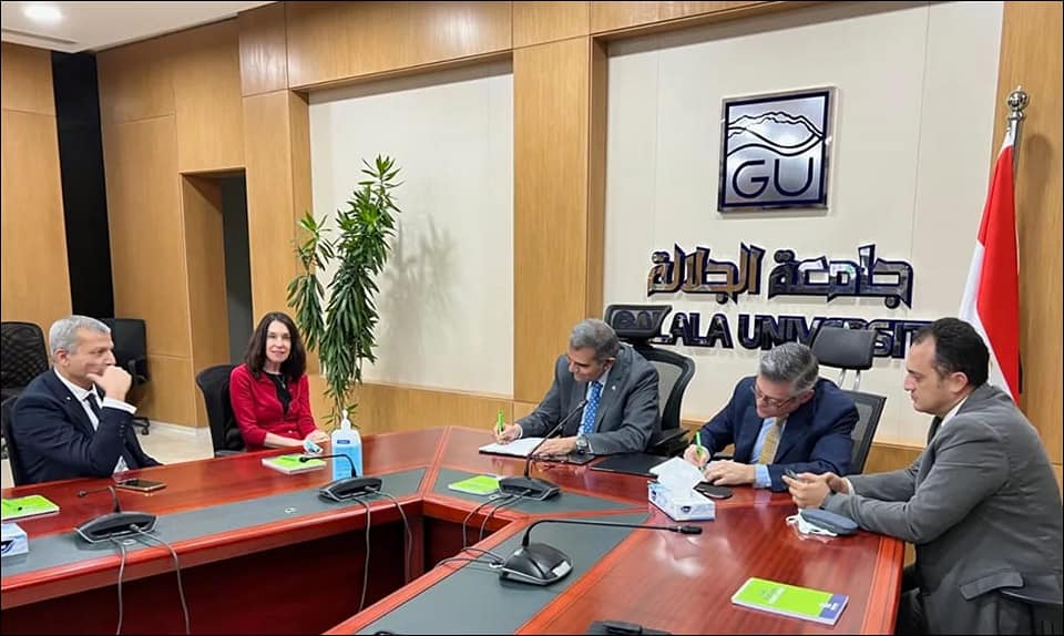 توقيع بروتوكولات تعاون مع جامعتي هيروشيما باليابان، وولاية أريزونا بالولايات المتحدة فاد تقرير قدمه د. أشرف حيدر رئيس جامعة الجلالة حول أداء الجامعة وأنشطتها خلال عام 2021، نجاح الجامعة في الانتهاء من إعداد الخطة الإستراتيجية الأولي للجامعة، كما نجحت الجامعة أيضًا في إجراء انتخابات أول اتحاد طلاب لجامعة الجلالة، فضلاَ عن مشاركة الطلاب في العديد من الأنشطة الطلابية سواء الداخلية أو الخارجية (أنشطة داخلية 1530 طالب – أنشطة خارجية 116 طالب – رحلات 45 طالب). وفيما يتعلق بالتعاون الدولي، أوضح التقرير قيام جامعة الجلالة بتوقيع بروتوكولات تعاون، منها: اتفاقية تعاون مع جامعة هيروشيما باليابان؛ بهدف التعاون في مجالات الهندسة وطب الأسنان واللغة اليابانية بالاشتراك مع العديد من الأساتذة اليابانيين، كما وقعت الجامعة مذكرة تفاهم مع جامعة ولاية أريزونا بالولايات المتحدة، بحيث تسمح لطلاب جامعة الجلالة الحصول علي درجة البكالوريوس بالكامل من جامعة أريزونا) شهادة مزدوجة (في برامج دراسية مميزة في مجالات الهندسة والحاسب الآلي والذكاء الاصطناعي وإدارة الأعمال كمرحلة أولي، كما تسمح تباعًا بإضافة برامج أخري متطورة في مجالات العلوم والفنون والاعلام، بالإضافة إلى حصول جامعة الجلالة على عضوية اتحاد جامعات تكساس الدولي بالولايات المتحدة مما يتيح التعاون العلمي بما يسهم في رفع شأن جامعة الجلالة دوليًا. كما وقعت جامعة الجلالة مذكرات تفاهم مع العديد من الهيئات والمؤسسات المصرية، ومنها: كلية الطب بالقوات المسلحة، والأكاديمية البحرية، وجامعتي عين شمس وطنطا، بالإضافة إلى مركز الخدمات الإلكترونية والمعرفية بالمجلس الأعلى للجامعات؛ لتقديم شهادة أساسيات التحول الرقمي. وأضاف التقرير أنه تم تفعيل نظام SIS، حيث تم تغذية النظام بكافة المعلومات الأساسية لطلاب الجامعة، وتحديد ساعات العبء الدراسي لكل طالب طبقاً لمستواه العلمي، وتحميل المقررات الدراسية بالمعلومات المرتبطة باللوائح الأكاديمية، وكذلك توفير نظام إلكتروني لإدارة السكن الجامعي، حيث تم زيادة الطاقة الاستيعابية للسكن الطلابي من عدد 304 غرفة فردية إلى عدد 624 غرفة (بزيادة قدرها 105%) متضمنة عدد 160 غرفة مزدوجة تم تجهيزها. وأشار التقرير إلى إنشاء مجموعة من الوحدات بالجامعة مثل: وحدة الأمن والسلامة المهنية، ووحدة مكافحة العدوى، ووحدة تكافؤ الفرص، ومكتب الاستدامة، بالإضافة إلى إنشاء QR Code لجميع طلبة الجامعة لاستخدامه مع الـ University ID Card لضبط وتسهيل عمليات الحضور في المحاضرات. وأوضح د. محمد عبدالحميد شعيرة منسق الجامعات الأهلية أن جامعة الجلالة تعتبر واحدة من أربع جامعات أهلية تم إنشاؤها بقرار جمهوري رقم 436 لسنة 2020، وهى تعد جامعة ذكية من جامعات الجيل الرابع، ومقامة على مساحة 174 فدانًا، وتضم كليات (الهندسة، العمارة، علوم وهندسة الحاسب، العلوم الإدارية، الفنون والتصميم، الإنتاج الإعلامي، العلوم الاجتماعية والإنسانية، الطب، طب الأسنان، الصيدلة، العلوم، العلاج الطبيعي، التمريض، تكنولوجيا العلوم الصحية التطبيقية، الغذاء والصناعات الغذائية، الأكاديمية العليا للعلوم)، وتقدم أكثر من 65 برنامجًا متميزًا، حيث تم افتتاح 13 مجالاً هذا العام منقسمين إلى 31 برنامجًا في شتى المجالات. كما تضم الجامعة مستشفى تعليمي بطاقة 577 سريرًا، وسكنًا خاصًا للطلاب وأعضاء هيئة التدريس.
