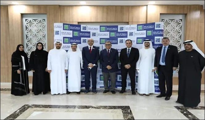 أفاد تقرير قدمه د. أشرف حيدر رئيس جامعة الجلالة حول أداء الجامعة وأنشطتها خلال عام 2021، نجاح الجامعة في الانتهاء من إعداد الخطة الإستراتيجية الأولي للجامعة، كما نجحت الجامعة أيضًا في إجراء انتخابات أول اتحاد طلاب لجامعة الجلالة، فضلاَ عن مشاركة الطلاب في العديد من الأنشطة الطلابية سواء الداخلية أو الخارجية (أنشطة داخلية 1530 طالب – أنشطة خارجية 116 طالب – رحلات 45 طالب). وفيما يتعلق بالتعاون الدولي، أوضح التقرير قيام جامعة الجلالة بتوقيع بروتوكولات تعاون، منها: اتفاقية تعاون مع جامعة هيروشيما باليابان؛ بهدف التعاون في مجالات الهندسة وطب الأسنان واللغة اليابانية بالاشتراك مع العديد من الأساتذة اليابانيين، كما وقعت الجامعة مذكرة تفاهم مع جامعة ولاية أريزونا بالولايات المتحدة، بحيث تسمح لطلاب جامعة الجلالة الحصول علي درجة البكالوريوس بالكامل من جامعة أريزونا) شهادة مزدوجة (في برامج دراسية مميزة في مجالات الهندسة والحاسب الآلي والذكاء الاصطناعي وإدارة الأعمال كمرحلة أولي، كما تسمح تباعًا بإضافة برامج أخري متطورة في مجالات العلوم والفنون والاعلام، بالإضافة إلى حصول جامعة الجلالة على عضوية اتحاد جامعات تكساس الدولي بالولايات المتحدة مما يتيح التعاون العلمي بما يسهم في رفع شأن جامعة الجلالة دوليًا. كما وقعت جامعة الجلالة مذكرات تفاهم مع العديد من الهيئات والمؤسسات المصرية، ومنها: كلية الطب بالقوات المسلحة، والأكاديمية البحرية، وجامعتي عين شمس وطنطا، بالإضافة إلى مركز الخدمات الإلكترونية والمعرفية بالمجلس الأعلى للجامعات؛ لتقديم شهادة أساسيات التحول الرقمي. وأضاف التقرير أنه تم تفعيل نظام SIS، حيث تم تغذية النظام بكافة المعلومات الأساسية لطلاب الجامعة، وتحديد ساعات العبء الدراسي لكل طالب طبقاً لمستواه العلمي، وتحميل المقررات الدراسية بالمعلومات المرتبطة باللوائح الأكاديمية، وكذلك توفير نظام إلكتروني لإدارة السكن الجامعي، حيث تم زيادة الطاقة الاستيعابية للسكن الطلابي من عدد 304 غرفة فردية إلى عدد 624 غرفة (بزيادة قدرها 105%) متضمنة عدد 160 غرفة مزدوجة تم تجهيزها. وأشار التقرير إلى إنشاء مجموعة من الوحدات بالجامعة مثل: وحدة الأمن والسلامة المهنية، ووحدة مكافحة العدوى، ووحدة تكافؤ الفرص، ومكتب الاستدامة، بالإضافة إلى إنشاء QR Code لجميع طلبة الجامعة لاستخدامه مع الـ University ID Card لضبط وتسهيل عمليات الحضور في المحاضرات. وأوضح د. محمد عبدالحميد شعيرة منسق الجامعات الأهلية أن جامعة الجلالة تعتبر واحدة من أربع جامعات أهلية تم إنشاؤها بقرار جمهوري رقم 436 لسنة 2020، وهى تعد جامعة ذكية من جامعات الجيل الرابع، ومقامة على مساحة 174 فدانًا، وتضم كليات (الهندسة، العمارة، علوم وهندسة الحاسب، العلوم الإدارية، الفنون والتصميم، الإنتاج الإعلامي، العلوم الاجتماعية والإنسانية، الطب، طب الأسنان، الصيدلة، العلوم، العلاج الطبيعي، التمريض، تكنولوجيا العلوم الصحية التطبيقية، الغذاء والصناعات الغذائية، الأكاديمية العليا للعلوم)، وتقدم أكثر من 65 برنامجًا متميزًا، حيث تم افتتاح 13 مجالاً هذا العام منقسمين إلى 31 برنامجًا في شتى المجالات. كما تضم الجامعة مستشفى تعليمي بطاقة 577 سريرًا، وسكنًا خاصًا للطلاب وأعضاء هيئة التدريس.