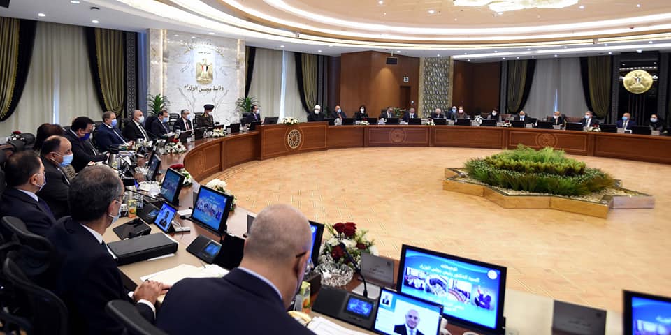 رئيس الوزراء يشيد بإعلان اختيار القاهرة لاستضافة الدورة الثانية عشرة للمنتدى الحضري العالمي 2024 أشار الدكتور مصطفى مدبولي، رئيس مجلس الوزراء، إلى إعلان اختيار القاهرة لاستضافة الدورة الثانية عشرة للمنتدى الحضري العالمي (WUF 12) خلال عام 2024. وأشاد رئيس الوزراء بقرار برنامج الأمم المتحدة للمستوطنات البشرية (موئل الأمم المتحدة) باختيار مصر لعقد المنتدى للمرة الأولى في بلد إفريقي منذ انعقاده في نيروبي عام 2002. وأثنى الدكتور مصطفى مدبولي على الجهود الكبيرة المبذولة من كل من وزراء : الخارجية والتنمية المحلية والإسكان، من أجل استضافة مصر لهذا المنتدى العالمي الهام، موجها لهم الشكر. وقال السفير نادر سعد المتحدث الرسمي باسم رئاسة مجلس الوزراء: إنه سيتم عقد المنتدي الحضري العالمي الثاني عشر بالشراكة بين الحكومة المصرية وبرنامج الأمم المتحدة للمستوطنات البشرية تحت اشراف رئاسة مجلس الوزراء، وبالتنسيق مع الوزارات المعنية، مشيرا إلى تأكيد رئيس الوزراء على ضرورة الاستعداد على أعلى مستوى لهذا الحدث الهام الذى يحضره العديد من مسئولي دول العالم. وتأسس المنتدى الحضري العالمي في عام 2001، وهو التجمع الأول في العالم لمناقشة القضايا الحضرية، حيث يبحث المنتدى تأثير التحضر السريع وانعكاساته على السياسات الاجتماعية والاقتصادية والبيئية في المجتمعات والمدن والبلدان، ويتم عقد المؤتمر بشكل دوري كل عامين، ويستقطب مجموعة واسعة من الخبراء من خلفيات مختلفة. ومن المتوقع أن يضم المنتدى الحضري العالمي الثاني عشر أكثر من 20000 مشارك من أكثر من 150 دولة، وستتم مناقشة موضوعات مهمة بما في ذلك المرونة الشاملة ورأس المال البشري وإدارة الموارد والصحة والتعليم والثقافة والتنقل والبيانات وغير ذلك.