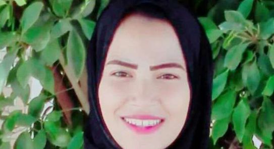أصدرت نقابة أطباء الأسنان بالقليوبية عبر صفحتها الرسمية بياناً ترد فيه على الاتهامات الموجه للدكتور محمد عبدالله الليثي في واقعة العثور على جثة الآنسة هايدي وصفي التي كانت تعمل بعيادته. وتقدمت نقابة أطباء الأسنان لأسرة المرحومة -في بداية حديثها- بخالص العزاء والمواساة وأردفت: ردًا علي واقعة وفاة الآنسة هايدى وصفى من قرية عامر رضوان والتى كانت تعمل في عيادة الدكتور الخلوق محمد عبدالله الليثي؛ أن نقابة أطباء الأسنان وعنهم د/ذكى حلمى ذكى تشهد ومعهما جموع الأطباء بأن د/محمد عبدالله مثالًا للخلق والآدب الجم والسمعة الحسنة الطيبة ونرفض أى تعرض أو إساءة له أو أى تجاوز في حقه أو حتى تشهير به أو غيره من أطباء الأسنان بالقليوبية. وأضافت النقابة:"إننا نهيب بجميع الأطراف التزام ضبط النفس وعدم الانسياق وراء الإشاعات والأهواء؛ وأن النقابة على ثقة كاملة بقدرة الأجهزة الأمنية على كشف غموض الحادث وإظهارها للحق إن شاء الله".  وختمت قائلة: إن النقابة على استعداد تام للتعامل مع أى تشهير أو تجاوز فى حق أي طبيب أسنان من أبناءها بكافة الطرق والوسائل القانونية والتى تحفظ لكل أبناءها حقوقهم وهيبتهم فى المجتمع. وجاء ذلك رداً على اتهامات والدة المرحومة هايدي وصفي، التي صرحت بها خلال وقت سابق، وتتهم فيها بشكل مباشر الدكتور محمد عبدالله الليثي بأنه المسئول عن مقتل ابنتها. ومازالت تحقيقات الأجهزة الأمنية مستمرة حتى الآن لكشف غموض الجريمة. 