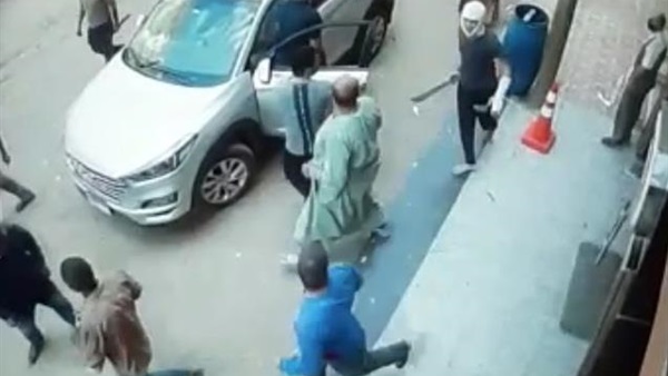 مواطن ببنها يرسل إنذارا على يد محضر ضد وكيل وزارة التضامن الاجتماعي وجه المواطن عبد المنعم السيد فضل (محامى حر ) والمقيم بمدينة بنها بمحافظة القليوبية إنذارا على يد محضر ضد وكيل وزارة التضامن الاجتماعي بالقليوبية معلنا إياه بمبنى المديرية ببنها . ووجه صاحب الانذار استغاثة خلال دعواه من القائمين على جمعية تحفيظ القرأن الكريم ببنها الجديدة والمشهورة برقم 40 لسنة 1966 والمسماه بجمعية الفرقان . ووجه المواطن انذاره احتجاجا على ضم الجمعية لجمعية أخرى وهى جمعية حقوق الإنسان دون أى سند من القانون وحيث أن تلك الجمعية تخدم كافة القاطنين ببنها الجديدة قبل ضمها لحقوق الإنسان . مشيرا إلى أنه منذ وفاة رئيس مجلس إدارة الجمعية لا نعلم من المسئول عنها ومن المسئول عن سيارة الإسعاف ومتحصلاتها واين تذهب تلك المتحصلات ووجود مجاملات بشكل فج وعدم استطاعة البسطاء استخدام تلك السيارة في نقل الموتى الا بعد سداد مبالغ مالية باهظة ودون اى إيصالات . مشيرا في انذاره إلى استغلال المضيفة الملحقة بالجمعية بشكل مخالف للقانون وعدم الرقابة على الماليات الخاصة بها اين تذهب تلك المبالغ . مطالبا بفتح باب التحقيق في تلك الوقائع وقيام مديرية التضامن الاجتماعي بدورها الحقيقي بالإشراف على تلك الجمعية حتى لا تهدر أموال الدولة .