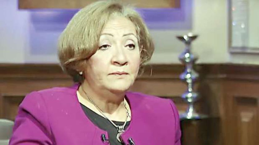 وزيرة الثقافة ناعية الكاتبة ماجدة الجندي: نجحت في صنع تاريخ من الأعمال نعت الدكتورة إيناس عبد الدايم وزيرة الثقافة الكاتبة الصحفية ماجدة الجندي زوجة الأديب الراحل جمال الغيطاني التى توفت فجر اليوم الأحد بعد صراع مع المرض. وقالت عبدالدايم في تصريح اليوم إن الراحلة أحد المميزين فى مجال الصحافة سواء المصرية أو العربية ونجحت خلال مشوار طويل فى صنع تاريخ ثرى ضم مجموعة من الأعمال الصحفية والأدبية البارزة وقدمت العزاء لأسرتها وأصدقائها ومحبيها داعية الله أن يتغمد الفقيدة برحمته. يذكر أن ماجدة الجندي من مواليد مدينة المنصورة بمحافظة الدقهلية تلقت تعليمها بمدرسة الليسيه التحقت بكلية الآداب جامعة القاهرة وبدأت في العمل الصحفي منذ سنوات دراستها الجامعية وبدأت رحلتها في بلاط صاحبة الجلالة في مجلة روزاليوسف وقد ظلت تعمل بها لأكثر من عقدين في قسم "أفيش" المختص بصور من الحياة كما شغلت رئاسة تحرير مجلة "علاء الدين" للأطفال والتي تصدرها مؤسسة الأهرام وعملت في مجلة صباح الخير حيث نشرت باقة من أروع التحقيقات والحوارات الصحفية
