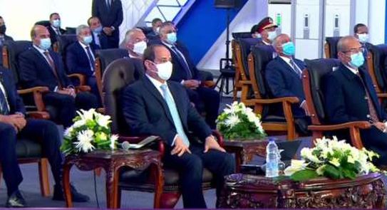 يشهد الرئيس عبد الفتاح السيسي الآن افتتاح مجمع انتاج البنزين بشركة اسيوط لتكرير البترول بمحافظة اسيوط بالاضافة الى عدد من المشروعات التنموية الاخري في نطاق إقليم الصعيد. وصرح المتحدث الرسمي باسم رئاسة الجمهورية ان مجمع اسيوط لانتاج البنزين يعتبر أحد مشروعات الدولة الاستراتيجية في اطار خطط التنمية صعيد مصر. حيث يعد أكبر مجمع بترولى فى الوجه القبلى يهدف لتأمين إمدادات البنزين لأهالي محافظات الصعيد وتوفير تكلفة نقله من معامل التكرير القائمة بالقاهرة والإسكندرية والسويس لمناطق الصعيد المختلفة 800 ألف طن بنزين حكم إنتاج المجمع سنوياً  وأشار محافظ أسيوط إلى أن المجمع الجديد لإنتاج البنزين عالي الأوكتان بأسيوط من المشروعات القومية والتنموية التي نفذتها وزارة البترول والثروة المعدنية باستثماراته البالغة 450 مليون دولار لمنطقة العمليات والمرافق والخدمات الخاصة بالمجمع وإنتاجه البالغ نحو 800 ألف طن بنزين سنوياً، واصفًا إياه بإنه إضافة قوية ونجاحًا جديداً لخطط زيادة الطاقة التكريرية التي تنفذها الوزارة في معامل التكرير بالمنطقة الجغرافية البترولية بأسيوط والتي تضم شركات (أسيوط لتكرير البترول، وأنابيب البترول، وبتروجاس، والتعاون للبترول، والسهام والوطنية لتصنيع البترول «أنوبك»، والنيل للبترول). أكبر مجمع بترولي في الوجه القبلي وأضاف أن «المجمع الجديد يمثل قيمة مضافة للاقتصاد الوطني بتقليل فاتورة استيراد المنتجات البترولية وكذلك تخفيف الضغط على الشبكة القومية للطرق بتوفير احتياجات الصعيد من البنزين، والتي كان يتم نقلها بواسطة سيارات النقل وتأمين إمدادات الوقود ويعد أكبر مجمع بترولي في الوجه القبلي ويتولى مسئولية المنطقة الجغرافية البترولية لصعيد مصر فضلا عن مواكبة الطلب المحلي المتزايد على المنتجات البترولية وتقليص الكميات التي يتم استيرادها من الوقود (البنزين والسولار والبوتاجاز)». وأشار إلى أن المجمع الجديد يوفر فرص عمل مؤقتة ودائمة، بالإضافة إلى الحد من التلوث عند نقل المنتجات البترولية من منطقة إلى أخرى والتوسع في صناعة التكرير ضمن رؤية وزارة البترول لتصبح مصر أكبر مركز للطاقة بالمنطقة. نقلة حضارية شاملة لتحسين مستوى المعيشة وأشاد محافظ أسيوط بجهود وإنجازات الرئيس عبدالفتاح السيسي في التوسع في برامج ومشروعات تنمية الصعيد والتي ستسهم في إحداث نقلة حضارية شاملة وتحسين مستوى المعيشة للمواطنين، لافتاً إلى أن البترول والطاقة هما قاطرة التنمية المستدامة التي تعتمد عليهم معظم المشروعات القومية اعتماداً أساسياً، مشيداً بالدور الذي تقوم به وزارة البترول والثروة المعدنية لتأمين احتياجات الصعيد من المنتجات البترولية وذلك بتطوير ورفع كفاءة معامل شركة أسيوط لتكرير البترول. كان الرئيس عبد الفتاح السيسي قد زار محافظة أسيوط في مايو 2016 وتم خلالها افتتاح المرحلة الأولى لمحطة كهرباء غرب أسيوط الجديدة بقدرة انتاجية 1500 ميجا وات، وتعد واحدة من أضخم محطات الكهرباء في مصر وتضم 8 وحدات توليد كهرباء قدرة كل وحدة 125 ميجاوات وتنفذ على 3 مراحل. كما زار الرئيس المحافظة عام 2018 وتم خلالها افتتاح مشروع قناطر أسيوط الجديدة ومحطتها الكهرومائية، والذي يعد من أكبر المشروعات القومية التي نفذتها الدولة خلال الأونة الأخيرة وذلك في إطار تنمية محافظات الصعيد.