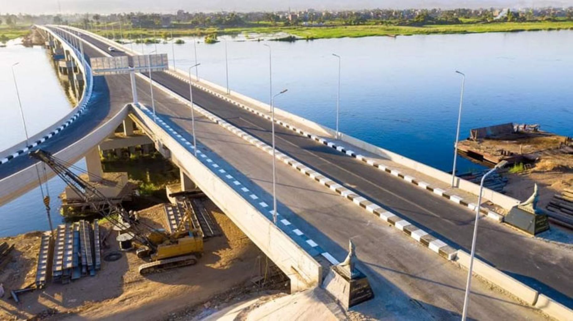افتتح الرئيس عبد الفتاح السيسي، اليوم، محور الشهيد الرائد باسم فكرى على نيل مصر، بحضور كل من رئيس مجلس الوزراء المهندس مصطفى مدبولي، ووزير النقل المهندس كامل الوزير. وأجرى الرئيس السيسي، جولة تفقدية بمحافظة قنا، للاطلاع على سلسلة من المشروعات القومية الجديدة، ضمن فعاليات (أسبوع الصعيد) في إطار جهود الدولة لتحقيق نهضة تنموية وخدمية متكاملة لأهل الصعيد، وتوفير فرص عمل مباشرة وغير مباشرة. واستمع الرئيس السيسي إلى شرح من وزير النقل عن آلية العمل برصف وتجهيز المحاور الجديدة.