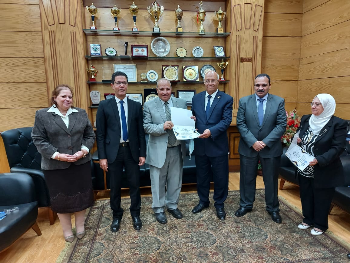 الدكتور جمال سوسه رئيس جامعة بنها اجتماع مجلس إدارة مركز القياس والتقويم ، جاء ذلك بحضور الدكتور ناصر الجيزاوي نائب رئيس الجامعة لشئون الدراسات العليا والبحوث، والدكتور تامر سمير نائب رئيس الجامعة لشئون التعليم والطلاب، والدكتورة عزة عبد الله مدير مركز القياس والتقويم وشيرين شوقي أمين عام الجامعة وعمداء كليات التربية الرياضية، والتربية النوعية والطب البشري ، وهندسة بنها وأعضاء المركز. وفي كلمته أشاد الدكتور جمال سوسه بالدور الهام الذي يقوم به مركز القياس والتقويم داخل الجامعة في منظومة التقويم والاختبارات الإلكترونية وزيادة نسبة المقررات المصححة الكترونيا ، بالإضافة الى الدورات التدريبيه في موضوعات القياس والتقويم. من ناحية أخرى ناقش الاجتماع عددا من الموضوعات تضمنت تحديث اللائحة المالية والإدارية للمركز ، وتسويق منظومة الاختبارات الإلكترونية بالجامعة للجامعات المصرية، كما استعرض مشروع تطوير مركز ونظم القياس والتقويم بكليات الطب البشرى وهندسة بنها والتربية النوعية والتربية الرياضية. وعلى هامش الاجتماع قام رئيس الجامعة بتكريم نواب رئيس الجامعة وعدد من عمداء الكليات ومدير مركز القياس والتقويم ، بالإضافة الى تكريم مديري الوحدات لمراكز القياس والتقويم بالجامعة