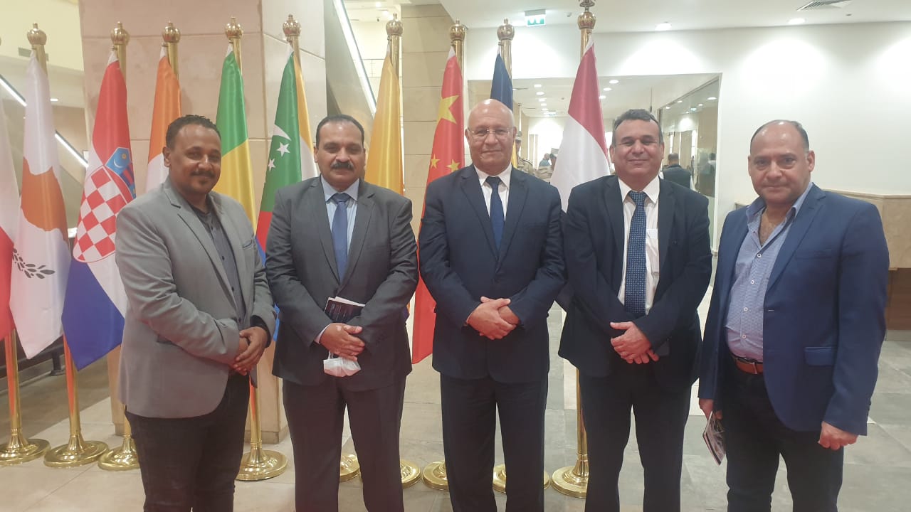 شارك وفد من جامعة بنها برئاسة الدكتور جمال سوسه رئيس الجامعة والدكتور تامر سمير نائب رئيس الجامعة لشئون التعليم والطلاب وعددا من عمداء الكليات والطلاب فى فعاليات المعرض الدولي الثانى للصناعات الدفاعية والعسكرية «إيديكس 2021» . وقام رئيس جامعة بنها ومرافقوه بجولة تفقدية داخل أجنحة المعرض الذي شارك فيه كبرى الشركات المصرية والعالمية العاملة فى مجال الصناعات الدفاعية بأحدث المعدات والتكنولوجيات والأنظمة الأمنية والدفاعية. يذكر ان المعرض الدولى الثانى للصناعات الدفاعية والعسكرية «إيديكس 2021» جرت فعالياته بمركز مصر للمعارض الدولية ، حيث شهد افتتاح المعرض فخامة الرئيس عبد الفتاح السيسي رئيس الجمهورية القائد الأعلى للقوات المسلحة ، والفريق أول محمد زكى القائد العام للقوات المسلحة وزير الدفاع والإنتاج الحربى ، وعدد من الوزراء ووفود عسكرية من مختلف دول العالم ، كما ضم المعرض منتجات لأكثر من 350 عارضاً من 42 دولة حول العالم.