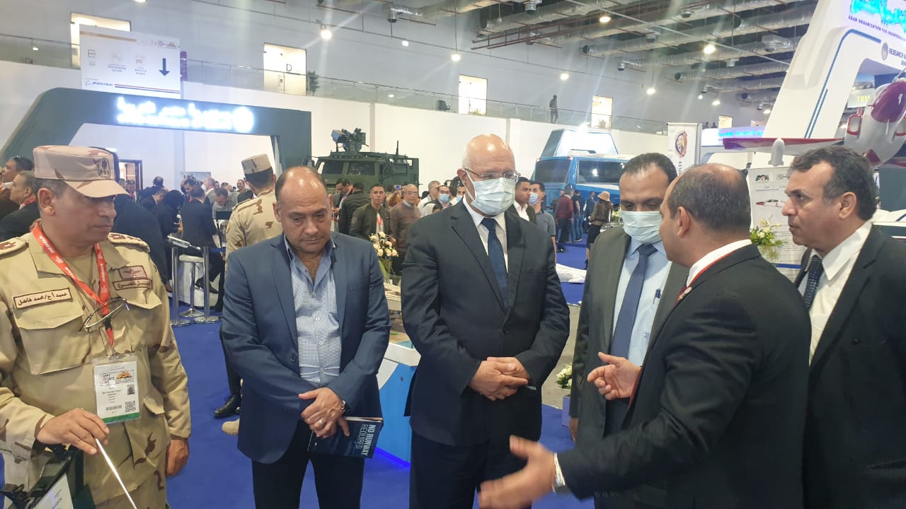 شارك وفد من جامعة بنها برئاسة الدكتور جمال سوسه رئيس الجامعة والدكتور تامر سمير نائب رئيس الجامعة لشئون التعليم والطلاب وعددا من عمداء الكليات والطلاب فى فعاليات المعرض الدولي الثانى للصناعات الدفاعية والعسكرية «إيديكس 2021» . وقام رئيس جامعة بنها ومرافقوه بجولة تفقدية داخل أجنحة المعرض الذي شارك فيه كبرى الشركات المصرية والعالمية العاملة فى مجال الصناعات الدفاعية بأحدث المعدات والتكنولوجيات والأنظمة الأمنية والدفاعية. يذكر ان المعرض الدولى الثانى للصناعات الدفاعية والعسكرية «إيديكس 2021» جرت فعالياته بمركز مصر للمعارض الدولية ، حيث شهد افتتاح المعرض فخامة الرئيس عبد الفتاح السيسي رئيس الجمهورية القائد الأعلى للقوات المسلحة ، والفريق أول محمد زكى القائد العام للقوات المسلحة وزير الدفاع والإنتاج الحربى ، وعدد من الوزراء ووفود عسكرية من مختلف دول العالم ، كما ضم المعرض منتجات لأكثر من 350 عارضاً من 42 دولة حول العالم.