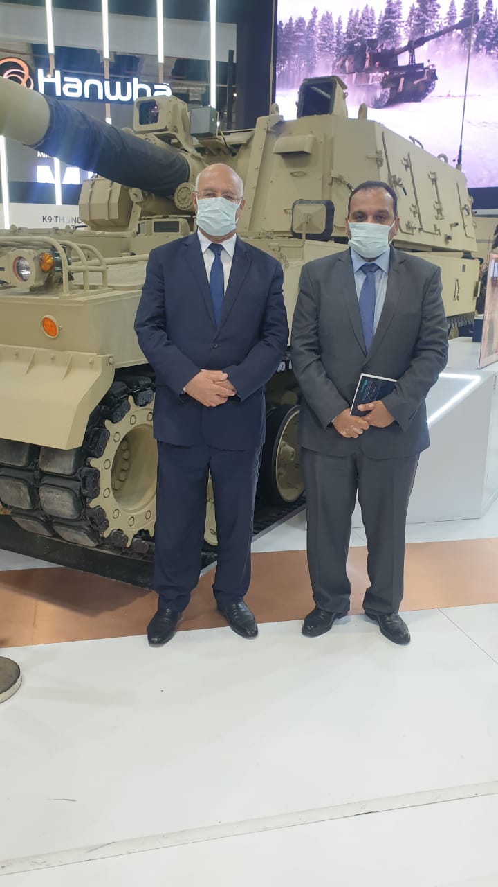 شارك وفد من جامعة بنها برئاسة الدكتور جمال سوسه رئيس الجامعة والدكتور تامر سمير نائب رئيس الجامعة لشئون التعليم والطلاب وعددا من عمداء الكليات والطلاب فى فعاليات المعرض الدولي الثانى للصناعات الدفاعية والعسكرية «إيديكس 2021» . وقام رئيس جامعة بنها ومرافقوه بجولة تفقدية داخل أجنحة المعرض الذي شارك فيه كبرى الشركات المصرية والعالمية العاملة فى مجال الصناعات الدفاعية بأحدث المعدات والتكنولوجيات والأنظمة الأمنية والدفاعية. يذكر ان المعرض الدولى الثانى للصناعات الدفاعية والعسكرية «إيديكس 2021» جرت فعالياته بمركز مصر للمعارض الدولية ، حيث شهد افتتاح المعرض فخامة الرئيس عبد الفتاح السيسي رئيس الجمهورية القائد الأعلى للقوات المسلحة ، والفريق أول محمد زكى القائد العام للقوات المسلحة وزير الدفاع والإنتاج الحربى ، وعدد من الوزراء ووفود عسكرية من مختلف دول العالم ، كما ضم المعرض منتجات لأكثر من 350 عارضاً من 42 دولة حول العالم.