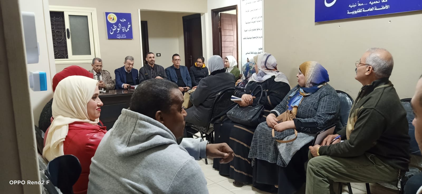 «حماة الوطن» يعقد ندوة تثقيفية لكافة أمانات القليوبية حول ماهية العمل بالحزب نظمت أمانة حزب حماة الوطن بمحافظة القليوبية، ندوة تثقيفية حول ماهية العمل بحزب "حماة الوطن" لكافة الاعضاء وأمناء الحزب بالقليوبية وحضر الاجتماع وائل منير أمين مساعد الحزب وأمين العضوية بالمحافظة، والدكتور مصطفى رزق أمين مساعد الحزب وأمين التواصل الشعبي والجماهيري، والدكتور عادل العطار أمين لجنة السياسات بحزب "حماة الوطن"، وعدد من أمناء وأعضاء الحزب. وقال الدكتور " عادل العطار" خلال كلمته التي ألقاها على دور الحزب الرائد في تنمية المجتمع والحياة السياسية، وعن أهمية التوعية السياسية والاجتماعية بالقضايا التي تمس الوطن، موضحاً ان فترة حكم الرئيس عبد الفتاح السيسي أحدثت طفرة من التطور لم تحدث منذ سنوات عديدة مضت. وأشار "العطار" أن مصر عاصرت مرحلة من عدم الاستقرار وانعدام الأمن والأمان بعد ثورة يناير، موضحاً ان فترة حكم الإخوان كانت من أسوأ الفترات التي مرت بها مصر، حيث أظهرت ماحقيقتهم للشعب المصري، الذي بات لسنوات مخدوع فيهم كرجال دين حتى عملوا بالحياة السياسية فظهر ما في باطنهم من فساد سياسي وفشل إداري. وأشاد "العطار" بدور ثورة 30 يونيو في تصحيح مسار يناير التي أضاع أهدافها الإخوان عقب وصولهم للحكم، موضحاً ان هذا التصحيح جاء فور تقليد الرئيس عبد الفتاح السيسي مقاليد الحكم، موكداً ان حكم "السيسي" أحدث طفرة لم يسبقها مثيل من تحقيق الأمن والاستقرار في مصر. وأستهل "عادل العطار" حديثة عن التطورات التي حدثت في الطاقة التي أصبحت مصر تُصدرها بعد ان كانت مصر تعيش في ظلام وقت حكم الإخوان، ففي عهد الرئيس السيسي أصبحت تكفي وتفيض وتُصدر، مشيداً بقناة السويس الجديدة التي تستهدف زيادة الدخل القومي المصري من العملة الصعبة، تحقيق أكبر ربح لمصر، وتحدث عن وفر الغاز الطبيعي الذي أصبحت مصر ايضا تصدره. وأوضح "العطار" ان مصر الان في عهد الرئيس عبد الفتاح السيسي تستقل قطار الإصلاح الذي أطلق فور تقليده للحكم، مضيفاً اننا نأمل بل ويمكننا إصلاح المزيد بداية من الدعم ليصل لمستحقيه، وإصلاح المنظومة التعليمية، حيث تحدث عن أهمية التعليم، معللاً بأنه هو أداة الوصول للريادة بين الدول. كما أشاد العطار بمنظومة الصحة وما تتكلفه الدولة من لقاح كورونا الذي يكلف الدولة مبالغ طائلة، ومشيداً باهتمام الرئيس بالبنية التحتية لمصر والقضاء علي العشوائيات مما يسهم في جلب السياحة والاستثمار لمصر. وبدأ الدكتور مصطفى رزق حديثة بعد ان قدم الشكر للدكتور عادل العطار، حيث تحدث ماهية العمل بالحزب ومفاهيمه، لتعريف الأعضاء بماهية العمل الحزبي وكيفية ممارسة الدور السياسي والاجتماعي معاً، ضمن سلسلة الندوات التثقيفية التي تنظمها أمانة التدريب والتثقيف، لزيادة الوعي الثقافي والسياسي للأعضاء، وذلك بمقر الحزب بمدينة بنها. ونوه الدكتور مصطفى عن ان هناك اعداد لدورات تدريبية وتثقفية خلال الفترة المقبلة، ويأتي هذا باهتمام القيادة بالتثقيف والتوعية لدى أعضاء الحزب. كما تحدث "رزق" عن أهم محاور مفهوم الحزب وهدف الانضمام للحزب وأنواع العمل الحزبي ومهارات الاتصال وأنواع البرامج الحزبية وأسبابها والتنسيق بين الأمانات والقيادات. وفي نفس السياق قال وائل منير امين العضوية بالحزب، اننا لن نكن دعاة شعارات، موضحاً انه يجب علينا العمل من خلال مبادئ وأفكار نسعى على تنفيذها بالطرق الدستورية والقانونية المشروعة، وأن يكون للحزب رؤية هادفة نسعى للوصول إليها، والجدير بالذكر أن الندوة جرى تنظيمها تنفيذاً لتوجيهات الدكتور أحمد يوسف أمين عام حزب حماة الوطن بالقليوبية، وتحت إشراف اللواء عبد العليم بركة، أمين مساعد الحزب وأمين التنظيم. وركزت الندوة على أن العمل الحزبى ما هو إلا تطوعي وجماعي ولابد من إرساء مبدأ الأغلبية لنجاح ذلك العمل. وشهدت الندوة التثقيفية نقاشاً مثمرا بين أعضاء الحزب، ويأتى ذلك فى إطار الدور المجتمعي والفعال الذى يقوم به الحزب لرفع الوعي لدى المواطنين لممارسة حقوقهم السياسية والاجتماعية من خلال القانون والدستور الذي يكفله لهم الدولة، وعرض أهم التحديات التي تواجه عملية رفع الوعي والفرص المتاحة والمحتملة أمام الهيئات والمؤسسات المنوط بها القيام بهذا الدور ليكون الحزب حلقة وصل بين الهيئات المعنية والمواطنين في كل المجالات المختلفة من الناحية الدينية والثقافية والفكرية والفنية والأمنية، والسياسية والعمل على حل جميع المشاكل التى تواجه المواطنين.