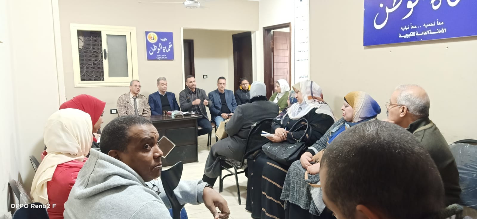 «حماة الوطن» يعقد ندوة تثقيفية لكافة أمانات القليوبية حول ماهية العمل بالحزب نظمت أمانة حزب حماة الوطن بمحافظة القليوبية، ندوة تثقيفية حول ماهية العمل بحزب "حماة الوطن" لكافة الاعضاء وأمناء الحزب بالقليوبية وحضر الاجتماع وائل منير أمين مساعد الحزب وأمين العضوية بالمحافظة، والدكتور مصطفى رزق أمين مساعد الحزب وأمين التواصل الشعبي والجماهيري، والدكتور عادل العطار أمين لجنة السياسات بحزب "حماة الوطن"، وعدد من أمناء وأعضاء الحزب. وقال الدكتور " عادل العطار" خلال كلمته التي ألقاها على دور الحزب الرائد في تنمية المجتمع والحياة السياسية، وعن أهمية التوعية السياسية والاجتماعية بالقضايا التي تمس الوطن، موضحاً ان فترة حكم الرئيس عبد الفتاح السيسي أحدثت طفرة من التطور لم تحدث منذ سنوات عديدة مضت. وأشار "العطار" أن مصر عاصرت مرحلة من عدم الاستقرار وانعدام الأمن والأمان بعد ثورة يناير، موضحاً ان فترة حكم الإخوان كانت من أسوأ الفترات التي مرت بها مصر، حيث أظهرت ماحقيقتهم للشعب المصري، الذي بات لسنوات مخدوع فيهم كرجال دين حتى عملوا بالحياة السياسية فظهر ما في باطنهم من فساد سياسي وفشل إداري. وأشاد "العطار" بدور ثورة 30 يونيو في تصحيح مسار يناير التي أضاع أهدافها الإخوان عقب وصولهم للحكم، موضحاً ان هذا التصحيح جاء فور تقليد الرئيس عبد الفتاح السيسي مقاليد الحكم، موكداً ان حكم "السيسي" أحدث طفرة لم يسبقها مثيل من تحقيق الأمن والاستقرار في مصر. وأستهل "عادل العطار" حديثة عن التطورات التي حدثت في الطاقة التي أصبحت مصر تُصدرها بعد ان كانت مصر تعيش في ظلام وقت حكم الإخوان، ففي عهد الرئيس السيسي أصبحت تكفي وتفيض وتُصدر، مشيداً بقناة السويس الجديدة التي تستهدف زيادة الدخل القومي المصري من العملة الصعبة، تحقيق أكبر ربح لمصر، وتحدث عن وفر الغاز الطبيعي الذي أصبحت مصر ايضا تصدره. وأوضح "العطار" ان مصر الان في عهد الرئيس عبد الفتاح السيسي تستقل قطار الإصلاح الذي أطلق فور تقليده للحكم، مضيفاً اننا نأمل بل ويمكننا إصلاح المزيد بداية من الدعم ليصل لمستحقيه، وإصلاح المنظومة التعليمية، حيث تحدث عن أهمية التعليم، معللاً بأنه هو أداة الوصول للريادة بين الدول. كما أشاد العطار بمنظومة الصحة وما تتكلفه الدولة من لقاح كورونا الذي يكلف الدولة مبالغ طائلة، ومشيداً باهتمام الرئيس بالبنية التحتية لمصر والقضاء علي العشوائيات مما يسهم في جلب السياحة والاستثمار لمصر. وبدأ الدكتور مصطفى رزق حديثة بعد ان قدم الشكر للدكتور عادل العطار، حيث تحدث ماهية العمل بالحزب ومفاهيمه، لتعريف الأعضاء بماهية العمل الحزبي وكيفية ممارسة الدور السياسي والاجتماعي معاً، ضمن سلسلة الندوات التثقيفية التي تنظمها أمانة التدريب والتثقيف، لزيادة الوعي الثقافي والسياسي للأعضاء، وذلك بمقر الحزب بمدينة بنها. ونوه الدكتور مصطفى عن ان هناك اعداد لدورات تدريبية وتثقفية خلال الفترة المقبلة، ويأتي هذا باهتمام القيادة بالتثقيف والتوعية لدى أعضاء الحزب. كما تحدث "رزق" عن أهم محاور مفهوم الحزب وهدف الانضمام للحزب وأنواع العمل الحزبي ومهارات الاتصال وأنواع البرامج الحزبية وأسبابها والتنسيق بين الأمانات والقيادات. وفي نفس السياق قال وائل منير امين العضوية بالحزب، اننا لن نكن دعاة شعارات، موضحاً انه يجب علينا العمل من خلال مبادئ وأفكار نسعى على تنفيذها بالطرق الدستورية والقانونية المشروعة، وأن يكون للحزب رؤية هادفة نسعى للوصول إليها، والجدير بالذكر أن الندوة جرى تنظيمها تنفيذاً لتوجيهات الدكتور أحمد يوسف أمين عام حزب حماة الوطن بالقليوبية، وتحت إشراف اللواء عبد العليم بركة، أمين مساعد الحزب وأمين التنظيم. وركزت الندوة على أن العمل الحزبى ما هو إلا تطوعي وجماعي ولابد من إرساء مبدأ الأغلبية لنجاح ذلك العمل. وشهدت الندوة التثقيفية نقاشاً مثمرا بين أعضاء الحزب، ويأتى ذلك فى إطار الدور المجتمعي والفعال الذى يقوم به الحزب لرفع الوعي لدى المواطنين لممارسة حقوقهم السياسية والاجتماعية من خلال القانون والدستور الذي يكفله لهم الدولة، وعرض أهم التحديات التي تواجه عملية رفع الوعي والفرص المتاحة والمحتملة أمام الهيئات والمؤسسات المنوط بها القيام بهذا الدور ليكون الحزب حلقة وصل بين الهيئات المعنية والمواطنين في كل المجالات المختلفة من الناحية الدينية والثقافية والفكرية والفنية والأمنية، والسياسية والعمل على حل جميع المشاكل التى تواجه المواطنين.