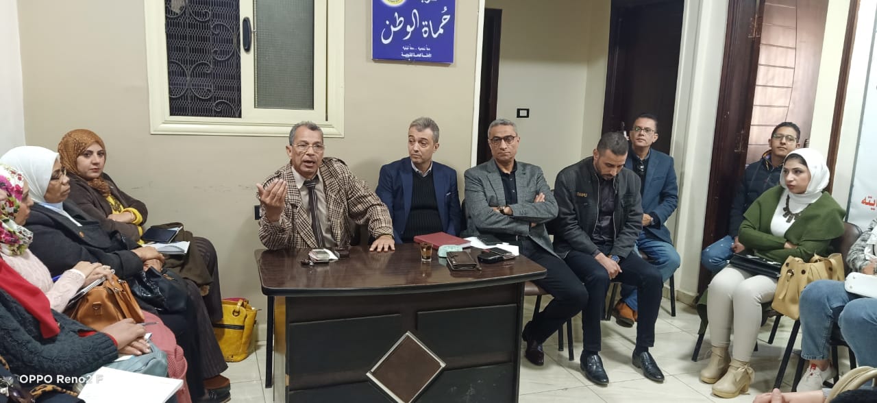 «حماة الوطن» يعقد ندوة تثقيفية لكافة أمانات القليوبية حول ماهية العمل بالحزب نظمت أمانة حزب حماة الوطن بمحافظة القليوبية، ندوة تثقيفية حول ماهية العمل بحزب "حماة الوطن" لكافة الاعضاء وأمناء الحزب بالقليوبية وحضر الاجتماع وائل منير أمين مساعد الحزب وأمين العضوية بالمحافظة، والدكتور مصطفى رزق أمين مساعد الحزب وأمين التواصل الشعبي والجماهيري، والدكتور عادل العطار أمين لجنة السياسات بحزب "حماة الوطن"، وعدد من أمناء وأعضاء الحزب. وقال الدكتور " عادل العطار" خلال كلمته التي ألقاها على دور الحزب الرائد في تنمية المجتمع والحياة السياسية، وعن أهمية التوعية السياسية والاجتماعية بالقضايا التي تمس الوطن، موضحاً ان فترة حكم الرئيس عبد الفتاح السيسي أحدثت طفرة من التطور لم تحدث منذ سنوات عديدة مضت. وأشار "العطار" أن مصر عاصرت مرحلة من عدم الاستقرار وانعدام الأمن والأمان بعد ثورة يناير، موضحاً ان فترة حكم الإخوان كانت من أسوأ الفترات التي مرت بها مصر، حيث أظهرت ماحقيقتهم للشعب المصري، الذي بات لسنوات مخدوع فيهم كرجال دين حتى عملوا بالحياة السياسية فظهر ما في باطنهم من فساد سياسي وفشل إداري. وأشاد "العطار" بدور ثورة 30 يونيو في تصحيح مسار يناير التي أضاع أهدافها الإخوان عقب وصولهم للحكم، موضحاً ان هذا التصحيح جاء فور تقليد الرئيس عبد الفتاح السيسي مقاليد الحكم، موكداً ان حكم "السيسي" أحدث طفرة لم يسبقها مثيل من تحقيق الأمن والاستقرار في مصر. وأستهل "عادل العطار" حديثة عن التطورات التي حدثت في الطاقة التي أصبحت مصر تُصدرها بعد ان كانت مصر تعيش في ظلام وقت حكم الإخوان، ففي عهد الرئيس السيسي أصبحت تكفي وتفيض وتُصدر، مشيداً بقناة السويس الجديدة التي تستهدف زيادة الدخل القومي المصري من العملة الصعبة، تحقيق أكبر ربح لمصر، وتحدث عن وفر الغاز الطبيعي الذي أصبحت مصر ايضا تصدره. وأوضح "العطار" ان مصر الان في عهد الرئيس عبد الفتاح السيسي تستقل قطار الإصلاح الذي أطلق فور تقليده للحكم، مضيفاً اننا نأمل بل ويمكننا إصلاح المزيد بداية من الدعم ليصل لمستحقيه، وإصلاح المنظومة التعليمية، حيث تحدث عن أهمية التعليم، معللاً بأنه هو أداة الوصول للريادة بين الدول. كما أشاد العطار بمنظومة الصحة وما تتكلفه الدولة من لقاح كورونا الذي يكلف الدولة مبالغ طائلة، ومشيداً باهتمام الرئيس بالبنية التحتية لمصر والقضاء علي العشوائيات مما يسهم في جلب السياحة والاستثمار لمصر. وبدأ الدكتور مصطفى رزق حديثة بعد ان قدم الشكر للدكتور عادل العطار، حيث تحدث ماهية العمل بالحزب ومفاهيمه، لتعريف الأعضاء بماهية العمل الحزبي وكيفية ممارسة الدور السياسي والاجتماعي معاً، ضمن سلسلة الندوات التثقيفية التي تنظمها أمانة التدريب والتثقيف، لزيادة الوعي الثقافي والسياسي للأعضاء، وذلك بمقر الحزب بمدينة بنها. ونوه الدكتور مصطفى عن ان هناك اعداد لدورات تدريبية وتثقفية خلال الفترة المقبلة، ويأتي هذا باهتمام القيادة بالتثقيف والتوعية لدى أعضاء الحزب. كما تحدث "رزق" عن أهم محاور مفهوم الحزب وهدف الانضمام للحزب وأنواع العمل الحزبي ومهارات الاتصال وأنواع البرامج الحزبية وأسبابها والتنسيق بين الأمانات والقيادات. وفي نفس السياق قال وائل منير امين العضوية بالحزب، اننا لن نكن دعاة شعارات، موضحاً انه يجب علينا العمل من خلال مبادئ وأفكار نسعى على تنفيذها بالطرق الدستورية والقانونية المشروعة، وأن يكون للحزب رؤية هادفة نسعى للوصول إليها، والجدير بالذكر أن الندوة جرى تنظيمها تنفيذاً لتوجيهات الدكتور أحمد يوسف أمين عام حزب حماة الوطن بالقليوبية، وتحت إشراف اللواء عبد العليم بركة، أمين مساعد الحزب وأمين التنظيم. وركزت الندوة على أن العمل الحزبى ما هو إلا تطوعي وجماعي ولابد من إرساء مبدأ الأغلبية لنجاح ذلك العمل. وشهدت الندوة التثقيفية نقاشاً مثمرا بين أعضاء الحزب، ويأتى ذلك فى إطار الدور المجتمعي والفعال الذى يقوم به الحزب لرفع الوعي لدى المواطنين لممارسة حقوقهم السياسية والاجتماعية من خلال القانون والدستور الذي يكفله لهم الدولة، وعرض أهم التحديات التي تواجه عملية رفع الوعي والفرص المتاحة والمحتملة أمام الهيئات والمؤسسات المنوط بها القيام بهذا الدور ليكون الحزب حلقة وصل بين الهيئات المعنية والمواطنين في كل المجالات المختلفة من الناحية الدينية والثقافية والفكرية والفنية والأمنية، والسياسية والعمل على حل جميع المشاكل التى تواجه المواطنين.