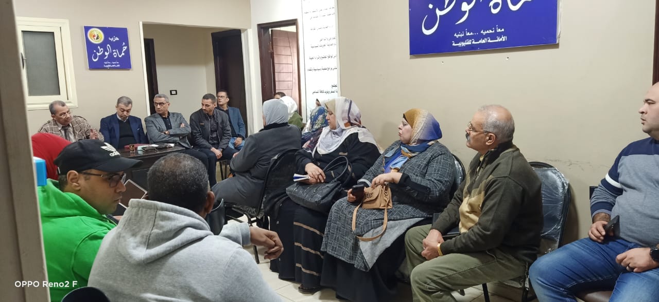 «حماة الوطن» يعقد ندوة تثقيفية لكافة أمانات القليوبية حول ماهية العمل بالحزب نظمت أمانة حزب حماة الوطن بمحافظة القليوبية، ندوة تثقيفية حول ماهية العمل بحزب "حماة الوطن" لكافة الاعضاء وأمناء الحزب بالقليوبية وحضر الاجتماع وائل منير أمين مساعد الحزب وأمين العضوية بالمحافظة، والدكتور مصطفى رزق أمين مساعد الحزب وأمين التواصل الشعبي والجماهيري، والدكتور عادل العطار أمين لجنة السياسات بحزب "حماة الوطن"، وعدد من أمناء وأعضاء الحزب. وقال الدكتور " عادل العطار" خلال كلمته التي ألقاها على دور الحزب الرائد في تنمية المجتمع والحياة السياسية، وعن أهمية التوعية السياسية والاجتماعية بالقضايا التي تمس الوطن، موضحاً ان فترة حكم الرئيس عبد الفتاح السيسي أحدثت طفرة من التطور لم تحدث منذ سنوات عديدة مضت. وأشار "العطار" أن مصر عاصرت مرحلة من عدم الاستقرار وانعدام الأمن والأمان بعد ثورة يناير، موضحاً ان فترة حكم الإخوان كانت من أسوأ الفترات التي مرت بها مصر، حيث أظهرت ماحقيقتهم للشعب المصري، الذي بات لسنوات مخدوع فيهم كرجال دين حتى عملوا بالحياة السياسية فظهر ما في باطنهم من فساد سياسي وفشل إداري. وأشاد "العطار" بدور ثورة 30 يونيو في تصحيح مسار يناير التي أضاع أهدافها الإخوان عقب وصولهم للحكم، موضحاً ان هذا التصحيح جاء فور تقليد الرئيس عبد الفتاح السيسي مقاليد الحكم، موكداً ان حكم "السيسي" أحدث طفرة لم يسبقها مثيل من تحقيق الأمن والاستقرار في مصر. وأستهل "عادل العطار" حديثة عن التطورات التي حدثت في الطاقة التي أصبحت مصر تُصدرها بعد ان كانت مصر تعيش في ظلام وقت حكم الإخوان، ففي عهد الرئيس السيسي أصبحت تكفي وتفيض وتُصدر، مشيداً بقناة السويس الجديدة التي تستهدف زيادة الدخل القومي المصري من العملة الصعبة، تحقيق أكبر ربح لمصر، وتحدث عن وفر الغاز الطبيعي الذي أصبحت مصر ايضا تصدره. وأوضح "العطار" ان مصر الان في عهد الرئيس عبد الفتاح السيسي تستقل قطار الإصلاح الذي أطلق فور تقليده للحكم، مضيفاً اننا نأمل بل ويمكننا إصلاح المزيد بداية من الدعم ليصل لمستحقيه، وإصلاح المنظومة التعليمية، حيث تحدث عن أهمية التعليم، معللاً بأنه هو أداة الوصول للريادة بين الدول. كما أشاد العطار بمنظومة الصحة وما تتكلفه الدولة من لقاح كورونا الذي يكلف الدولة مبالغ طائلة، ومشيداً باهتمام الرئيس بالبنية التحتية لمصر والقضاء علي العشوائيات مما يسهم في جلب السياحة والاستثمار لمصر. وبدأ الدكتور مصطفى رزق حديثة بعد ان قدم الشكر للدكتور عادل العطار، حيث تحدث ماهية العمل بالحزب ومفاهيمه، لتعريف الأعضاء بماهية العمل الحزبي وكيفية ممارسة الدور السياسي والاجتماعي معاً، ضمن سلسلة الندوات التثقيفية التي تنظمها أمانة التدريب والتثقيف، لزيادة الوعي الثقافي والسياسي للأعضاء، وذلك بمقر الحزب بمدينة بنها. ونوه الدكتور مصطفى عن ان هناك اعداد لدورات تدريبية وتثقفية خلال الفترة المقبلة، ويأتي هذا باهتمام القيادة بالتثقيف والتوعية لدى أعضاء الحزب. كما تحدث "رزق" عن أهم محاور مفهوم الحزب وهدف الانضمام للحزب وأنواع العمل الحزبي ومهارات الاتصال وأنواع البرامج الحزبية وأسبابها والتنسيق بين الأمانات والقيادات. وفي نفس السياق قال وائل منير امين العضوية بالحزب، اننا لن نكن دعاة شعارات، موضحاً انه يجب علينا العمل من خلال مبادئ وأفكار نسعى على تنفيذها بالطرق الدستورية والقانونية المشروعة، وأن يكون للحزب رؤية هادفة نسعى للوصول إليها، والجدير بالذكر أن الندوة جرى تنظيمها تنفيذاً لتوجيهات الدكتور أحمد يوسف أمين عام حزب حماة الوطن بالقليوبية، وتحت إشراف اللواء عبد العليم بركة، أمين مساعد الحزب وأمين التنظيم. وركزت الندوة على أن العمل الحزبى ما هو إلا تطوعي وجماعي ولابد من إرساء مبدأ الأغلبية لنجاح ذلك العمل. وشهدت الندوة التثقيفية نقاشاً مثمرا بين أعضاء الحزب، ويأتى ذلك فى إطار الدور المجتمعي والفعال الذى يقوم به الحزب لرفع الوعي لدى المواطنين لممارسة حقوقهم السياسية والاجتماعية من خلال القانون والدستور الذي يكفله لهم الدولة، وعرض أهم التحديات التي تواجه عملية رفع الوعي والفرص المتاحة والمحتملة أمام الهيئات والمؤسسات المنوط بها القيام بهذا الدور ليكون الحزب حلقة وصل بين الهيئات المعنية والمواطنين في كل المجالات المختلفة من الناحية الدينية والثقافية والفكرية والفنية والأمنية، والسياسية والعمل على حل جميع المشاكل التى تواجه المواطنين.