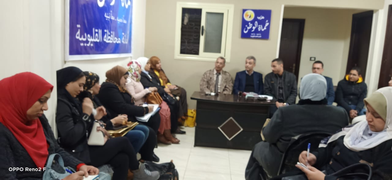«حماة الوطن» يعقد ندوة تثقيفية لكافة أمانات القليوبية حول ماهية العمل بالحزب نظمت أمانة حزب حماة الوطن بمحافظة القليوبية، ندوة تثقيفية حول ماهية العمل بحزب "حماة الوطن" لكافة الاعضاء وأمناء الحزب بالقليوبية وحضر الاجتماع وائل منير أمين مساعد الحزب وأمين العضوية بالمحافظة، والدكتور مصطفى رزق أمين مساعد الحزب وأمين التواصل الشعبي والجماهيري، والدكتور عادل العطار أمين لجنة السياسات بحزب "حماة الوطن"، وعدد من أمناء وأعضاء الحزب. وقال الدكتور " عادل العطار" خلال كلمته التي ألقاها على دور الحزب الرائد في تنمية المجتمع والحياة السياسية، وعن أهمية التوعية السياسية والاجتماعية بالقضايا التي تمس الوطن، موضحاً ان فترة حكم الرئيس عبد الفتاح السيسي أحدثت طفرة من التطور لم تحدث منذ سنوات عديدة مضت. وأشار "العطار" أن مصر عاصرت مرحلة من عدم الاستقرار وانعدام الأمن والأمان بعد ثورة يناير، موضحاً ان فترة حكم الإخوان كانت من أسوأ الفترات التي مرت بها مصر، حيث أظهرت ماحقيقتهم للشعب المصري، الذي بات لسنوات مخدوع فيهم كرجال دين حتى عملوا بالحياة السياسية فظهر ما في باطنهم من فساد سياسي وفشل إداري. وأشاد "العطار" بدور ثورة 30 يونيو في تصحيح مسار يناير التي أضاع أهدافها الإخوان عقب وصولهم للحكم، موضحاً ان هذا التصحيح جاء فور تقليد الرئيس عبد الفتاح السيسي مقاليد الحكم، موكداً ان حكم "السيسي" أحدث طفرة لم يسبقها مثيل من تحقيق الأمن والاستقرار في مصر. وأستهل "عادل العطار" حديثة عن التطورات التي حدثت في الطاقة التي أصبحت مصر تُصدرها بعد ان كانت مصر تعيش في ظلام وقت حكم الإخوان، ففي عهد الرئيس السيسي أصبحت تكفي وتفيض وتُصدر، مشيداً بقناة السويس الجديدة التي تستهدف زيادة الدخل القومي المصري من العملة الصعبة، تحقيق أكبر ربح لمصر، وتحدث عن وفر الغاز الطبيعي الذي أصبحت مصر ايضا تصدره. وأوضح "العطار" ان مصر الان في عهد الرئيس عبد الفتاح السيسي تستقل قطار الإصلاح الذي أطلق فور تقليده للحكم، مضيفاً اننا نأمل بل ويمكننا إصلاح المزيد بداية من الدعم ليصل لمستحقيه، وإصلاح المنظومة التعليمية، حيث تحدث عن أهمية التعليم، معللاً بأنه هو أداة الوصول للريادة بين الدول. كما أشاد العطار بمنظومة الصحة وما تتكلفه الدولة من لقاح كورونا الذي يكلف الدولة مبالغ طائلة، ومشيداً باهتمام الرئيس بالبنية التحتية لمصر والقضاء علي العشوائيات مما يسهم في جلب السياحة والاستثمار لمصر. وبدأ الدكتور مصطفى رزق حديثة بعد ان قدم الشكر للدكتور عادل العطار، حيث تحدث ماهية العمل بالحزب ومفاهيمه، لتعريف الأعضاء بماهية العمل الحزبي وكيفية ممارسة الدور السياسي والاجتماعي معاً، ضمن سلسلة الندوات التثقيفية التي تنظمها أمانة التدريب والتثقيف، لزيادة الوعي الثقافي والسياسي للأعضاء، وذلك بمقر الحزب بمدينة بنها. ونوه الدكتور مصطفى عن ان هناك اعداد لدورات تدريبية وتثقفية خلال الفترة المقبلة، ويأتي هذا باهتمام القيادة بالتثقيف والتوعية لدى أعضاء الحزب. كما تحدث "رزق" عن أهم محاور مفهوم الحزب وهدف الانضمام للحزب وأنواع العمل الحزبي ومهارات الاتصال وأنواع البرامج الحزبية وأسبابها والتنسيق بين الأمانات والقيادات. وفي نفس السياق قال وائل منير امين العضوية بالحزب، اننا لن نكن دعاة شعارات، موضحاً انه يجب علينا العمل من خلال مبادئ وأفكار نسعى على تنفيذها بالطرق الدستورية والقانونية المشروعة، وأن يكون للحزب رؤية هادفة نسعى للوصول إليها، والجدير بالذكر أن الندوة جرى تنظيمها تنفيذاً لتوجيهات الدكتور أحمد يوسف أمين عام حزب حماة الوطن بالقليوبية، وتحت إشراف اللواء عبد العليم بركة، أمين مساعد الحزب وأمين التنظيم. وركزت الندوة على أن العمل الحزبى ما هو إلا تطوعي وجماعي ولابد من إرساء مبدأ الأغلبية لنجاح ذلك العمل. وشهدت الندوة التثقيفية نقاشاً مثمرا بين أعضاء الحزب، ويأتى ذلك فى إطار الدور المجتمعي والفعال الذى يقوم به الحزب لرفع الوعي لدى المواطنين لممارسة حقوقهم السياسية والاجتماعية من خلال القانون والدستور الذي يكفله لهم الدولة، وعرض أهم التحديات التي تواجه عملية رفع الوعي والفرص المتاحة والمحتملة أمام الهيئات والمؤسسات المنوط بها القيام بهذا الدور ليكون الحزب حلقة وصل بين الهيئات المعنية والمواطنين في كل المجالات المختلفة من الناحية الدينية والثقافية والفكرية والفنية والأمنية، والسياسية والعمل على حل جميع المشاكل التى تواجه المواطنين.