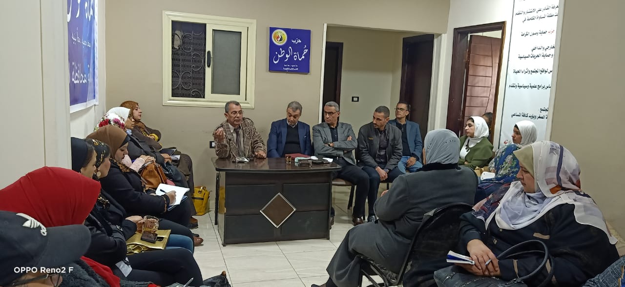 «حماة الوطن» يعقد ندوة تثقيفية لكافة أمانات القليوبية حول ماهية العمل بالحزب نظمت أمانة حزب حماة الوطن بمحافظة القليوبية، ندوة تثقيفية حول ماهية العمل بحزب "حماة الوطن" لكافة الاعضاء وأمناء الحزب بالقليوبية وحضر الاجتماع وائل منير أمين مساعد الحزب وأمين العضوية بالمحافظة، والدكتور مصطفى رزق أمين مساعد الحزب وأمين التواصل الشعبي والجماهيري، والدكتور عادل العطار أمين لجنة السياسات بحزب "حماة الوطن"، وعدد من أمناء وأعضاء الحزب. وقال الدكتور " عادل العطار" خلال كلمته التي ألقاها على دور الحزب الرائد في تنمية المجتمع والحياة السياسية، وعن أهمية التوعية السياسية والاجتماعية بالقضايا التي تمس الوطن، موضحاً ان فترة حكم الرئيس عبد الفتاح السيسي أحدثت طفرة من التطور لم تحدث منذ سنوات عديدة مضت. وأشار "العطار" أن مصر عاصرت مرحلة من عدم الاستقرار وانعدام الأمن والأمان بعد ثورة يناير، موضحاً ان فترة حكم الإخوان كانت من أسوأ الفترات التي مرت بها مصر، حيث أظهرت ماحقيقتهم للشعب المصري، الذي بات لسنوات مخدوع فيهم كرجال دين حتى عملوا بالحياة السياسية فظهر ما في باطنهم من فساد سياسي وفشل إداري. وأشاد "العطار" بدور ثورة 30 يونيو في تصحيح مسار يناير التي أضاع أهدافها الإخوان عقب وصولهم للحكم، موضحاً ان هذا التصحيح جاء فور تقليد الرئيس عبد الفتاح السيسي مقاليد الحكم، موكداً ان حكم "السيسي" أحدث طفرة لم يسبقها مثيل من تحقيق الأمن والاستقرار في مصر. وأستهل "عادل العطار" حديثة عن التطورات التي حدثت في الطاقة التي أصبحت مصر تُصدرها بعد ان كانت مصر تعيش في ظلام وقت حكم الإخوان، ففي عهد الرئيس السيسي أصبحت تكفي وتفيض وتُصدر، مشيداً بقناة السويس الجديدة التي تستهدف زيادة الدخل القومي المصري من العملة الصعبة، تحقيق أكبر ربح لمصر، وتحدث عن وفر الغاز الطبيعي الذي أصبحت مصر ايضا تصدره. وأوضح "العطار" ان مصر الان في عهد الرئيس عبد الفتاح السيسي تستقل قطار الإصلاح الذي أطلق فور تقليده للحكم، مضيفاً اننا نأمل بل ويمكننا إصلاح المزيد بداية من الدعم ليصل لمستحقيه، وإصلاح المنظومة التعليمية، حيث تحدث عن أهمية التعليم، معللاً بأنه هو أداة الوصول للريادة بين الدول. كما أشاد العطار بمنظومة الصحة وما تتكلفه الدولة من لقاح كورونا الذي يكلف الدولة مبالغ طائلة، ومشيداً باهتمام الرئيس بالبنية التحتية لمصر والقضاء علي العشوائيات مما يسهم في جلب السياحة والاستثمار لمصر. وبدأ الدكتور مصطفى رزق حديثة بعد ان قدم الشكر للدكتور عادل العطار، حيث تحدث ماهية العمل بالحزب ومفاهيمه، لتعريف الأعضاء بماهية العمل الحزبي وكيفية ممارسة الدور السياسي والاجتماعي معاً، ضمن سلسلة الندوات التثقيفية التي تنظمها أمانة التدريب والتثقيف، لزيادة الوعي الثقافي والسياسي للأعضاء، وذلك بمقر الحزب بمدينة بنها. ونوه الدكتور مصطفى عن ان هناك اعداد لدورات تدريبية وتثقفية خلال الفترة المقبلة، ويأتي هذا باهتمام القيادة بالتثقيف والتوعية لدى أعضاء الحزب. كما تحدث "رزق" عن أهم محاور مفهوم الحزب وهدف الانضمام للحزب وأنواع العمل الحزبي ومهارات الاتصال وأنواع البرامج الحزبية وأسبابها والتنسيق بين الأمانات والقيادات. وفي نفس السياق قال وائل منير امين العضوية بالحزب، اننا لن نكن دعاة شعارات، موضحاً انه يجب علينا العمل من خلال مبادئ وأفكار نسعى على تنفيذها بالطرق الدستورية والقانونية المشروعة، وأن يكون للحزب رؤية هادفة نسعى للوصول إليها، والجدير بالذكر أن الندوة جرى تنظيمها تنفيذاً لتوجيهات الدكتور أحمد يوسف أمين عام حزب حماة الوطن بالقليوبية، وتحت إشراف اللواء عبد العليم بركة، أمين مساعد الحزب وأمين التنظيم. وركزت الندوة على أن العمل الحزبى ما هو إلا تطوعي وجماعي ولابد من إرساء مبدأ الأغلبية لنجاح ذلك العمل. وشهدت الندوة التثقيفية نقاشاً مثمرا بين أعضاء الحزب، ويأتى ذلك فى إطار الدور المجتمعي والفعال الذى يقوم به الحزب لرفع الوعي لدى المواطنين لممارسة حقوقهم السياسية والاجتماعية من خلال القانون والدستور الذي يكفله لهم الدولة، وعرض أهم التحديات التي تواجه عملية رفع الوعي والفرص المتاحة والمحتملة أمام الهيئات والمؤسسات المنوط بها القيام بهذا الدور ليكون الحزب حلقة وصل بين الهيئات المعنية والمواطنين في كل المجالات المختلفة من الناحية الدينية والثقافية والفكرية والفنية والأمنية، والسياسية والعمل على حل جميع المشاكل التى تواجه المواطنين.