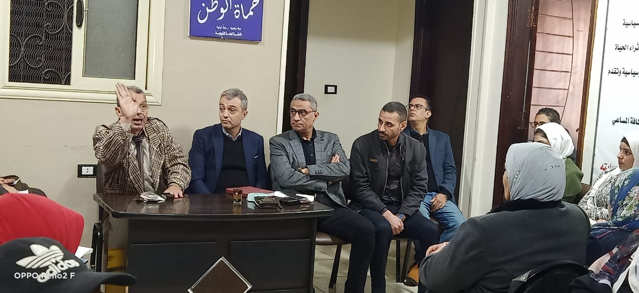 «حماة الوطن» يعقد ندوة تثقيفية لكافة أمانات القليوبية حول ماهية العمل بالحزب نظمت أمانة حزب حماة الوطن بمحافظة القليوبية، ندوة تثقيفية حول ماهية العمل بحزب "حماة الوطن" لكافة الاعضاء وأمناء الحزب بالقليوبية وحضر الاجتماع وائل منير أمين مساعد الحزب وأمين العضوية بالمحافظة، والدكتور مصطفى رزق أمين مساعد الحزب وأمين التواصل الشعبي والجماهيري، والدكتور عادل العطار أمين لجنة السياسات بحزب "حماة الوطن"، وعدد من أمناء وأعضاء الحزب. وقال الدكتور " عادل العطار" خلال كلمته التي ألقاها على دور الحزب الرائد في تنمية المجتمع والحياة السياسية، وعن أهمية التوعية السياسية والاجتماعية بالقضايا التي تمس الوطن، موضحاً ان فترة حكم الرئيس عبد الفتاح السيسي أحدثت طفرة من التطور لم تحدث منذ سنوات عديدة مضت. وأشار "العطار" أن مصر عاصرت مرحلة من عدم الاستقرار وانعدام الأمن والأمان بعد ثورة يناير، موضحاً ان فترة حكم الإخوان كانت من أسوأ الفترات التي مرت بها مصر، حيث أظهرت ماحقيقتهم للشعب المصري، الذي بات لسنوات مخدوع فيهم كرجال دين حتى عملوا بالحياة السياسية فظهر ما في باطنهم من فساد سياسي وفشل إداري. وأشاد "العطار" بدور ثورة 30 يونيو في تصحيح مسار يناير التي أضاع أهدافها الإخوان عقب وصولهم للحكم، موضحاً ان هذا التصحيح جاء فور تقليد الرئيس عبد الفتاح السيسي مقاليد الحكم، موكداً ان حكم "السيسي" أحدث طفرة لم يسبقها مثيل من تحقيق الأمن والاستقرار في مصر. وأستهل "عادل العطار" حديثة عن التطورات التي حدثت في الطاقة التي أصبحت مصر تُصدرها بعد ان كانت مصر تعيش في ظلام وقت حكم الإخوان، ففي عهد الرئيس السيسي أصبحت تكفي وتفيض وتُصدر، مشيداً بقناة السويس الجديدة التي تستهدف زيادة الدخل القومي المصري من العملة الصعبة، تحقيق أكبر ربح لمصر، وتحدث عن وفر الغاز الطبيعي الذي أصبحت مصر ايضا تصدره. وأوضح "العطار" ان مصر الان في عهد الرئيس عبد الفتاح السيسي تستقل قطار الإصلاح الذي أطلق فور تقليده للحكم، مضيفاً اننا نأمل بل ويمكننا إصلاح المزيد بداية من الدعم ليصل لمستحقيه، وإصلاح المنظومة التعليمية، حيث تحدث عن أهمية التعليم، معللاً بأنه هو أداة الوصول للريادة بين الدول. كما أشاد العطار بمنظومة الصحة وما تتكلفه الدولة من لقاح كورونا الذي يكلف الدولة مبالغ طائلة، ومشيداً باهتمام الرئيس بالبنية التحتية لمصر والقضاء علي العشوائيات مما يسهم في جلب السياحة والاستثمار لمصر. وبدأ الدكتور مصطفى رزق حديثة بعد ان قدم الشكر للدكتور عادل العطار، حيث تحدث ماهية العمل بالحزب ومفاهيمه، لتعريف الأعضاء بماهية العمل الحزبي وكيفية ممارسة الدور السياسي والاجتماعي معاً، ضمن سلسلة الندوات التثقيفية التي تنظمها أمانة التدريب والتثقيف، لزيادة الوعي الثقافي والسياسي للأعضاء، وذلك بمقر الحزب بمدينة بنها. ونوه الدكتور مصطفى عن ان هناك اعداد لدورات تدريبية وتثقفية خلال الفترة المقبلة، ويأتي هذا باهتمام القيادة بالتثقيف والتوعية لدى أعضاء الحزب. كما تحدث "رزق" عن أهم محاور مفهوم الحزب وهدف الانضمام للحزب وأنواع العمل الحزبي ومهارات الاتصال وأنواع البرامج الحزبية وأسبابها والتنسيق بين الأمانات والقيادات. وفي نفس السياق قال وائل منير امين العضوية بالحزب، اننا لن نكن دعاة شعارات، موضحاً انه يجب علينا العمل من خلال مبادئ وأفكار نسعى على تنفيذها بالطرق الدستورية والقانونية المشروعة، وأن يكون للحزب رؤية هادفة نسعى للوصول إليها، والجدير بالذكر أن الندوة جرى تنظيمها تنفيذاً لتوجيهات الدكتور أحمد يوسف أمين عام حزب حماة الوطن بالقليوبية، وتحت إشراف اللواء عبد العليم بركة، أمين مساعد الحزب وأمين التنظيم. وركزت الندوة على أن العمل الحزبى ما هو إلا تطوعي وجماعي ولابد من إرساء مبدأ الأغلبية لنجاح ذلك العمل. وشهدت الندوة التثقيفية نقاشاً مثمرا بين أعضاء الحزب، ويأتى ذلك فى إطار الدور المجتمعي والفعال الذى يقوم به الحزب لرفع الوعي لدى المواطنين لممارسة حقوقهم السياسية والاجتماعية من خلال القانون والدستور الذي يكفله لهم الدولة، وعرض أهم التحديات التي تواجه عملية رفع الوعي والفرص المتاحة والمحتملة أمام الهيئات والمؤسسات المنوط بها القيام بهذا الدور ليكون الحزب حلقة وصل بين الهيئات المعنية والمواطنين في كل المجالات المختلفة من الناحية الدينية والثقافية والفكرية والفنية والأمنية، والسياسية والعمل على حل جميع المشاكل التى تواجه المواطنين.