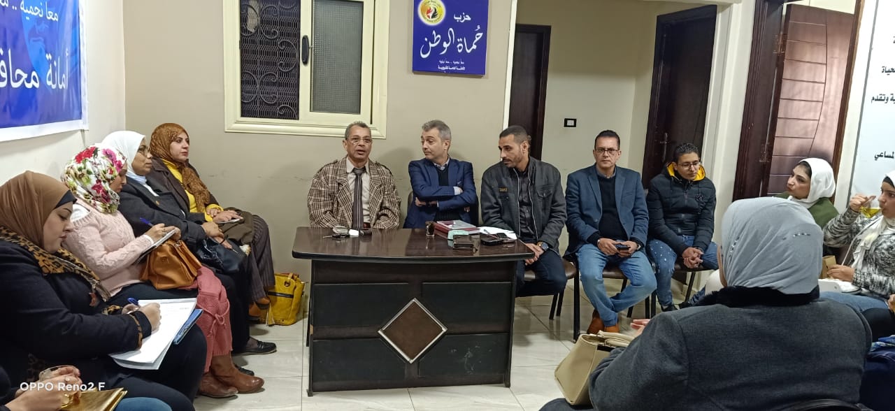«حماة الوطن» يعقد ندوة تثقيفية لكافة أمانات القليوبية حول ماهية العمل بالحزب نظمت أمانة حزب حماة الوطن بمحافظة القليوبية، ندوة تثقيفية حول ماهية العمل بحزب "حماة الوطن" لكافة الاعضاء وأمناء الحزب بالقليوبية وحضر الاجتماع وائل منير أمين مساعد الحزب وأمين العضوية بالمحافظة، والدكتور مصطفى رزق أمين مساعد الحزب وأمين التواصل الشعبي والجماهيري، والدكتور عادل العطار أمين لجنة السياسات بحزب "حماة الوطن"، وعدد من أمناء وأعضاء الحزب. وقال الدكتور " عادل العطار" خلال كلمته التي ألقاها على دور الحزب الرائد في تنمية المجتمع والحياة السياسية، وعن أهمية التوعية السياسية والاجتماعية بالقضايا التي تمس الوطن، موضحاً ان فترة حكم الرئيس عبد الفتاح السيسي أحدثت طفرة من التطور لم تحدث منذ سنوات عديدة مضت. وأشار "العطار" أن مصر عاصرت مرحلة من عدم الاستقرار وانعدام الأمن والأمان بعد ثورة يناير، موضحاً ان فترة حكم الإخوان كانت من أسوأ الفترات التي مرت بها مصر، حيث أظهرت ماحقيقتهم للشعب المصري، الذي بات لسنوات مخدوع فيهم كرجال دين حتى عملوا بالحياة السياسية فظهر ما في باطنهم من فساد سياسي وفشل إداري. وأشاد "العطار" بدور ثورة 30 يونيو في تصحيح مسار يناير التي أضاع أهدافها الإخوان عقب وصولهم للحكم، موضحاً ان هذا التصحيح جاء فور تقليد الرئيس عبد الفتاح السيسي مقاليد الحكم، موكداً ان حكم "السيسي" أحدث طفرة لم يسبقها مثيل من تحقيق الأمن والاستقرار في مصر. وأستهل "عادل العطار" حديثة عن التطورات التي حدثت في الطاقة التي أصبحت مصر تُصدرها بعد ان كانت مصر تعيش في ظلام وقت حكم الإخوان، ففي عهد الرئيس السيسي أصبحت تكفي وتفيض وتُصدر، مشيداً بقناة السويس الجديدة التي تستهدف زيادة الدخل القومي المصري من العملة الصعبة، تحقيق أكبر ربح لمصر، وتحدث عن وفر الغاز الطبيعي الذي أصبحت مصر ايضا تصدره. وأوضح "العطار" ان مصر الان في عهد الرئيس عبد الفتاح السيسي تستقل قطار الإصلاح الذي أطلق فور تقليده للحكم، مضيفاً اننا نأمل بل ويمكننا إصلاح المزيد بداية من الدعم ليصل لمستحقيه، وإصلاح المنظومة التعليمية، حيث تحدث عن أهمية التعليم، معللاً بأنه هو أداة الوصول للريادة بين الدول. كما أشاد العطار بمنظومة الصحة وما تتكلفه الدولة من لقاح كورونا الذي يكلف الدولة مبالغ طائلة، ومشيداً باهتمام الرئيس بالبنية التحتية لمصر والقضاء علي العشوائيات مما يسهم في جلب السياحة والاستثمار لمصر. وبدأ الدكتور مصطفى رزق حديثة بعد ان قدم الشكر للدكتور عادل العطار، حيث تحدث ماهية العمل بالحزب ومفاهيمه، لتعريف الأعضاء بماهية العمل الحزبي وكيفية ممارسة الدور السياسي والاجتماعي معاً، ضمن سلسلة الندوات التثقيفية التي تنظمها أمانة التدريب والتثقيف، لزيادة الوعي الثقافي والسياسي للأعضاء، وذلك بمقر الحزب بمدينة بنها. ونوه الدكتور مصطفى عن ان هناك اعداد لدورات تدريبية وتثقفية خلال الفترة المقبلة، ويأتي هذا باهتمام القيادة بالتثقيف والتوعية لدى أعضاء الحزب. كما تحدث "رزق" عن أهم محاور مفهوم الحزب وهدف الانضمام للحزب وأنواع العمل الحزبي ومهارات الاتصال وأنواع البرامج الحزبية وأسبابها والتنسيق بين الأمانات والقيادات. وفي نفس السياق قال وائل منير امين العضوية بالحزب، اننا لن نكن دعاة شعارات، موضحاً انه يجب علينا العمل من خلال مبادئ وأفكار نسعى على تنفيذها بالطرق الدستورية والقانونية المشروعة، وأن يكون للحزب رؤية هادفة نسعى للوصول إليها، والجدير بالذكر أن الندوة جرى تنظيمها تنفيذاً لتوجيهات الدكتور أحمد يوسف أمين عام حزب حماة الوطن بالقليوبية، وتحت إشراف اللواء عبد العليم بركة، أمين مساعد الحزب وأمين التنظيم. وركزت الندوة على أن العمل الحزبى ما هو إلا تطوعي وجماعي ولابد من إرساء مبدأ الأغلبية لنجاح ذلك العمل. وشهدت الندوة التثقيفية نقاشاً مثمرا بين أعضاء الحزب، ويأتى ذلك فى إطار الدور المجتمعي والفعال الذى يقوم به الحزب لرفع الوعي لدى المواطنين لممارسة حقوقهم السياسية والاجتماعية من خلال القانون والدستور الذي يكفله لهم الدولة، وعرض أهم التحديات التي تواجه عملية رفع الوعي والفرص المتاحة والمحتملة أمام الهيئات والمؤسسات المنوط بها القيام بهذا الدور ليكون الحزب حلقة وصل بين الهيئات المعنية والمواطنين في كل المجالات المختلفة من الناحية الدينية والثقافية والفكرية والفنية والأمنية، والسياسية والعمل على حل جميع المشاكل التى تواجه المواطنين.