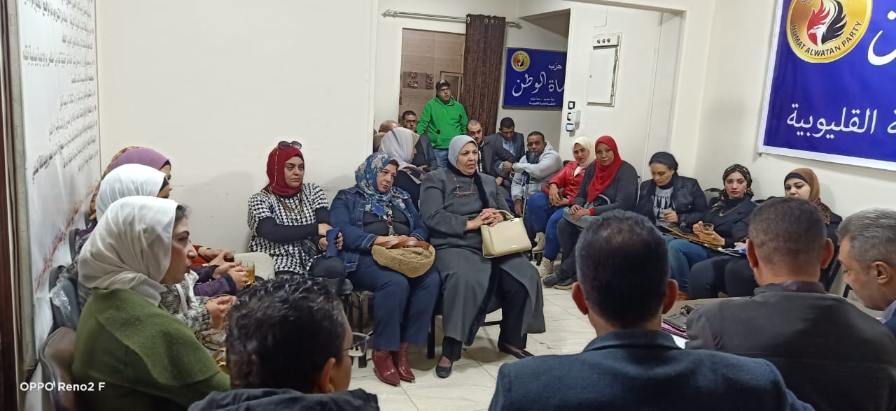 «حماة الوطن» يعقد ندوة تثقيفية لكافة أمانات القليوبية حول ماهية العمل بالحزب نظمت أمانة حزب حماة الوطن بمحافظة القليوبية، ندوة تثقيفية حول ماهية العمل بحزب "حماة الوطن" لكافة الاعضاء وأمناء الحزب بالقليوبية وحضر الاجتماع وائل منير أمين مساعد الحزب وأمين العضوية بالمحافظة، والدكتور مصطفى رزق أمين مساعد الحزب وأمين التواصل الشعبي والجماهيري، والدكتور عادل العطار أمين لجنة السياسات بحزب "حماة الوطن"، وعدد من أمناء وأعضاء الحزب. وقال الدكتور " عادل العطار" خلال كلمته التي ألقاها على دور الحزب الرائد في تنمية المجتمع والحياة السياسية، وعن أهمية التوعية السياسية والاجتماعية بالقضايا التي تمس الوطن، موضحاً ان فترة حكم الرئيس عبد الفتاح السيسي أحدثت طفرة من التطور لم تحدث منذ سنوات عديدة مضت. وأشار "العطار" أن مصر عاصرت مرحلة من عدم الاستقرار وانعدام الأمن والأمان بعد ثورة يناير، موضحاً ان فترة حكم الإخوان كانت من أسوأ الفترات التي مرت بها مصر، حيث أظهرت ماحقيقتهم للشعب المصري، الذي بات لسنوات مخدوع فيهم كرجال دين حتى عملوا بالحياة السياسية فظهر ما في باطنهم من فساد سياسي وفشل إداري. وأشاد "العطار" بدور ثورة 30 يونيو في تصحيح مسار يناير التي أضاع أهدافها الإخوان عقب وصولهم للحكم، موضحاً ان هذا التصحيح جاء فور تقليد الرئيس عبد الفتاح السيسي مقاليد الحكم، موكداً ان حكم "السيسي" أحدث طفرة لم يسبقها مثيل من تحقيق الأمن والاستقرار في مصر. وأستهل "عادل العطار" حديثة عن التطورات التي حدثت في الطاقة التي أصبحت مصر تُصدرها بعد ان كانت مصر تعيش في ظلام وقت حكم الإخوان، ففي عهد الرئيس السيسي أصبحت تكفي وتفيض وتُصدر، مشيداً بقناة السويس الجديدة التي تستهدف زيادة الدخل القومي المصري من العملة الصعبة، تحقيق أكبر ربح لمصر، وتحدث عن وفر الغاز الطبيعي الذي أصبحت مصر ايضا تصدره. وأوضح "العطار" ان مصر الان في عهد الرئيس عبد الفتاح السيسي تستقل قطار الإصلاح الذي أطلق فور تقليده للحكم، مضيفاً اننا نأمل بل ويمكننا إصلاح المزيد بداية من الدعم ليصل لمستحقيه، وإصلاح المنظومة التعليمية، حيث تحدث عن أهمية التعليم، معللاً بأنه هو أداة الوصول للريادة بين الدول. كما أشاد العطار بمنظومة الصحة وما تتكلفه الدولة من لقاح كورونا الذي يكلف الدولة مبالغ طائلة، ومشيداً باهتمام الرئيس بالبنية التحتية لمصر والقضاء علي العشوائيات مما يسهم في جلب السياحة والاستثمار لمصر. وبدأ الدكتور مصطفى رزق حديثة بعد ان قدم الشكر للدكتور عادل العطار، حيث تحدث ماهية العمل بالحزب ومفاهيمه، لتعريف الأعضاء بماهية العمل الحزبي وكيفية ممارسة الدور السياسي والاجتماعي معاً، ضمن سلسلة الندوات التثقيفية التي تنظمها أمانة التدريب والتثقيف، لزيادة الوعي الثقافي والسياسي للأعضاء، وذلك بمقر الحزب بمدينة بنها. ونوه الدكتور مصطفى عن ان هناك اعداد لدورات تدريبية وتثقفية خلال الفترة المقبلة، ويأتي هذا باهتمام القيادة بالتثقيف والتوعية لدى أعضاء الحزب. كما تحدث "رزق" عن أهم محاور مفهوم الحزب وهدف الانضمام للحزب وأنواع العمل الحزبي ومهارات الاتصال وأنواع البرامج الحزبية وأسبابها والتنسيق بين الأمانات والقيادات. وفي نفس السياق قال وائل منير امين العضوية بالحزب، اننا لن نكن دعاة شعارات، موضحاً انه يجب علينا العمل من خلال مبادئ وأفكار نسعى على تنفيذها بالطرق الدستورية والقانونية المشروعة، وأن يكون للحزب رؤية هادفة نسعى للوصول إليها، والجدير بالذكر أن الندوة جرى تنظيمها تنفيذاً لتوجيهات الدكتور أحمد يوسف أمين عام حزب حماة الوطن بالقليوبية، وتحت إشراف اللواء عبد العليم بركة، أمين مساعد الحزب وأمين التنظيم. وركزت الندوة على أن العمل الحزبى ما هو إلا تطوعي وجماعي ولابد من إرساء مبدأ الأغلبية لنجاح ذلك العمل. وشهدت الندوة التثقيفية نقاشاً مثمرا بين أعضاء الحزب، ويأتى ذلك فى إطار الدور المجتمعي والفعال الذى يقوم به الحزب لرفع الوعي لدى المواطنين لممارسة حقوقهم السياسية والاجتماعية من خلال القانون والدستور الذي يكفله لهم الدولة، وعرض أهم التحديات التي تواجه عملية رفع الوعي والفرص المتاحة والمحتملة أمام الهيئات والمؤسسات المنوط بها القيام بهذا الدور ليكون الحزب حلقة وصل بين الهيئات المعنية والمواطنين في كل المجالات المختلفة من الناحية الدينية والثقافية والفكرية والفنية والأمنية، والسياسية والعمل على حل جميع المشاكل التى تواجه المواطنين.