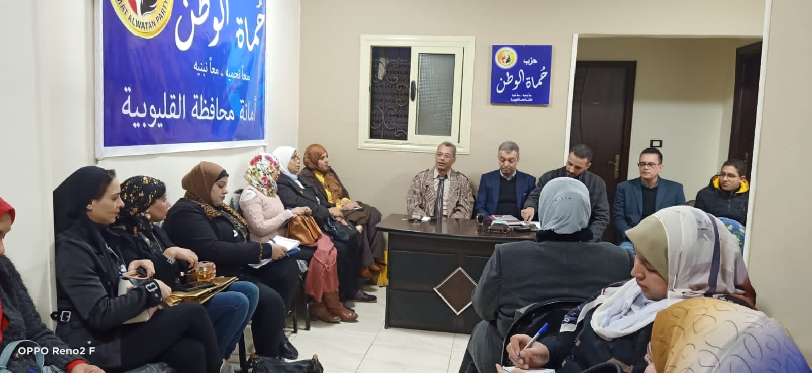 «حماة الوطن» يعقد ندوة تثقيفية لكافة أمانات القليوبية حول ماهية العمل بالحزب نظمت أمانة حزب حماة الوطن بمحافظة القليوبية، ندوة تثقيفية حول ماهية العمل بحزب "حماة الوطن" لكافة الاعضاء وأمناء الحزب بالقليوبية وحضر الاجتماع وائل منير أمين مساعد الحزب وأمين العضوية بالمحافظة، والدكتور مصطفى رزق أمين مساعد الحزب وأمين التواصل الشعبي والجماهيري، والدكتور عادل العطار أمين لجنة السياسات بحزب "حماة الوطن"، وعدد من أمناء وأعضاء الحزب. وقال الدكتور " عادل العطار" خلال كلمته التي ألقاها على دور الحزب الرائد في تنمية المجتمع والحياة السياسية، وعن أهمية التوعية السياسية والاجتماعية بالقضايا التي تمس الوطن، موضحاً ان فترة حكم الرئيس عبد الفتاح السيسي أحدثت طفرة من التطور لم تحدث منذ سنوات عديدة مضت. وأشار "العطار" أن مصر عاصرت مرحلة من عدم الاستقرار وانعدام الأمن والأمان بعد ثورة يناير، موضحاً ان فترة حكم الإخوان كانت من أسوأ الفترات التي مرت بها مصر، حيث أظهرت ماحقيقتهم للشعب المصري، الذي بات لسنوات مخدوع فيهم كرجال دين حتى عملوا بالحياة السياسية فظهر ما في باطنهم من فساد سياسي وفشل إداري. وأشاد "العطار" بدور ثورة 30 يونيو في تصحيح مسار يناير التي أضاع أهدافها الإخوان عقب وصولهم للحكم، موضحاً ان هذا التصحيح جاء فور تقليد الرئيس عبد الفتاح السيسي مقاليد الحكم، موكداً ان حكم "السيسي" أحدث طفرة لم يسبقها مثيل من تحقيق الأمن والاستقرار في مصر. وأستهل "عادل العطار" حديثة عن التطورات التي حدثت في الطاقة التي أصبحت مصر تُصدرها بعد ان كانت مصر تعيش في ظلام وقت حكم الإخوان، ففي عهد الرئيس السيسي أصبحت تكفي وتفيض وتُصدر، مشيداً بقناة السويس الجديدة التي تستهدف زيادة الدخل القومي المصري من العملة الصعبة، تحقيق أكبر ربح لمصر، وتحدث عن وفر الغاز الطبيعي الذي أصبحت مصر ايضا تصدره. وأوضح "العطار" ان مصر الان في عهد الرئيس عبد الفتاح السيسي تستقل قطار الإصلاح الذي أطلق فور تقليده للحكم، مضيفاً اننا نأمل بل ويمكننا إصلاح المزيد بداية من الدعم ليصل لمستحقيه، وإصلاح المنظومة التعليمية، حيث تحدث عن أهمية التعليم، معللاً بأنه هو أداة الوصول للريادة بين الدول. كما أشاد العطار بمنظومة الصحة وما تتكلفه الدولة من لقاح كورونا الذي يكلف الدولة مبالغ طائلة، ومشيداً باهتمام الرئيس بالبنية التحتية لمصر والقضاء علي العشوائيات مما يسهم في جلب السياحة والاستثمار لمصر. وبدأ الدكتور مصطفى رزق حديثة بعد ان قدم الشكر للدكتور عادل العطار، حيث تحدث ماهية العمل بالحزب ومفاهيمه، لتعريف الأعضاء بماهية العمل الحزبي وكيفية ممارسة الدور السياسي والاجتماعي معاً، ضمن سلسلة الندوات التثقيفية التي تنظمها أمانة التدريب والتثقيف، لزيادة الوعي الثقافي والسياسي للأعضاء، وذلك بمقر الحزب بمدينة بنها. ونوه الدكتور مصطفى عن ان هناك اعداد لدورات تدريبية وتثقفية خلال الفترة المقبلة، ويأتي هذا باهتمام القيادة بالتثقيف والتوعية لدى أعضاء الحزب. كما تحدث "رزق" عن أهم محاور مفهوم الحزب وهدف الانضمام للحزب وأنواع العمل الحزبي ومهارات الاتصال وأنواع البرامج الحزبية وأسبابها والتنسيق بين الأمانات والقيادات. وفي نفس السياق قال وائل منير امين العضوية بالحزب، اننا لن نكن دعاة شعارات، موضحاً انه يجب علينا العمل من خلال مبادئ وأفكار نسعى على تنفيذها بالطرق الدستورية والقانونية المشروعة، وأن يكون للحزب رؤية هادفة نسعى للوصول إليها، والجدير بالذكر أن الندوة جرى تنظيمها تنفيذاً لتوجيهات الدكتور أحمد يوسف أمين عام حزب حماة الوطن بالقليوبية، وتحت إشراف اللواء عبد العليم بركة، أمين مساعد الحزب وأمين التنظيم. وركزت الندوة على أن العمل الحزبى ما هو إلا تطوعي وجماعي ولابد من إرساء مبدأ الأغلبية لنجاح ذلك العمل. وشهدت الندوة التثقيفية نقاشاً مثمرا بين أعضاء الحزب، ويأتى ذلك فى إطار الدور المجتمعي والفعال الذى يقوم به الحزب لرفع الوعي لدى المواطنين لممارسة حقوقهم السياسية والاجتماعية من خلال القانون والدستور الذي يكفله لهم الدولة، وعرض أهم التحديات التي تواجه عملية رفع الوعي والفرص المتاحة والمحتملة أمام الهيئات والمؤسسات المنوط بها القيام بهذا الدور ليكون الحزب حلقة وصل بين الهيئات المعنية والمواطنين في كل المجالات المختلفة من الناحية الدينية والثقافية والفكرية والفنية والأمنية، والسياسية والعمل على حل جميع المشاكل التى تواجه المواطنين.