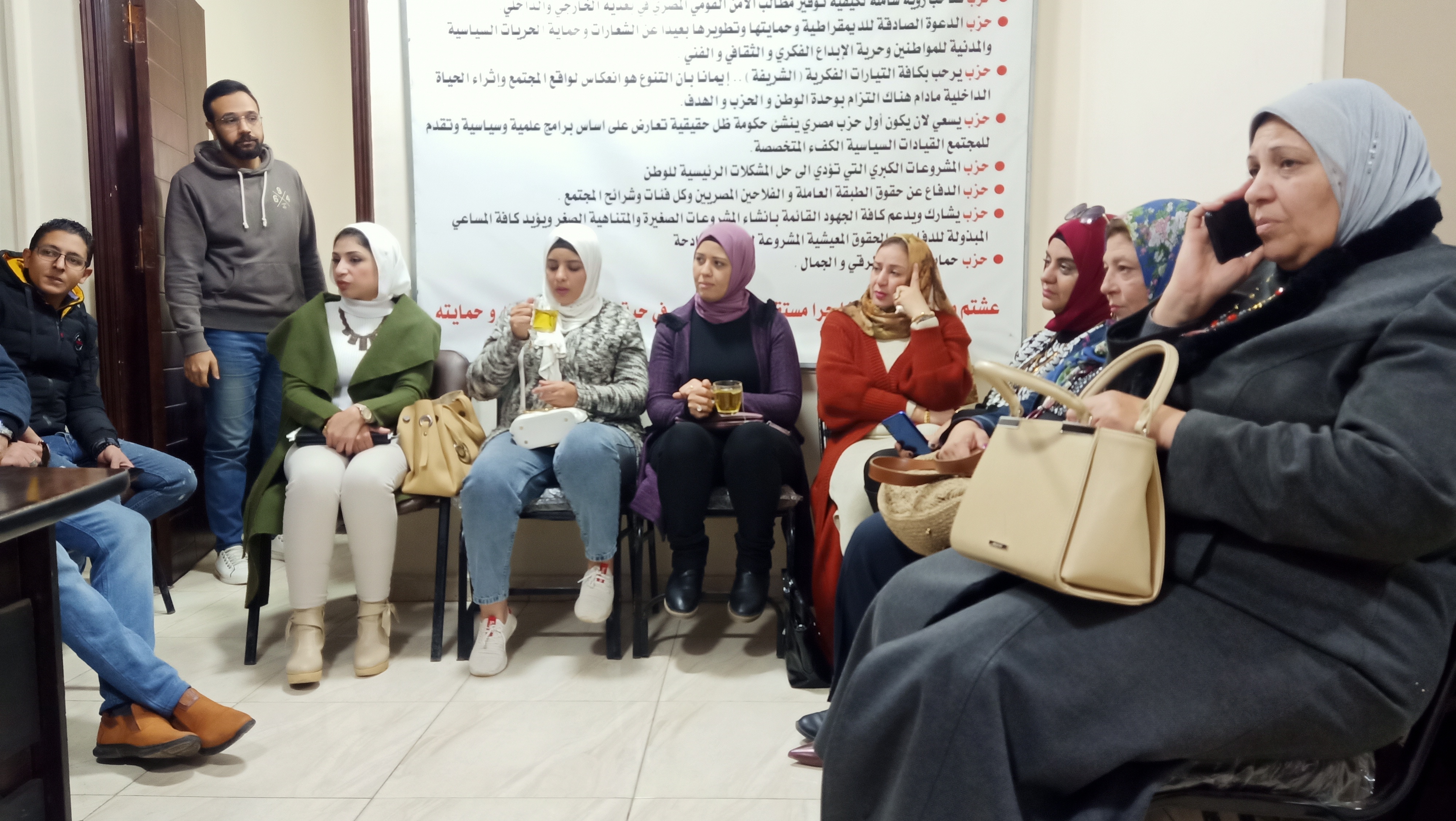 «حماة الوطن» يعقد ندوة تثقيفية لكافة أمانات القليوبية حول ماهية العمل بالحزب نظمت أمانة حزب حماة الوطن بمحافظة القليوبية، ندوة تثقيفية حول ماهية العمل بحزب "حماة الوطن" لكافة الاعضاء وأمناء الحزب بالقليوبية وحضر الاجتماع وائل منير أمين مساعد الحزب وأمين العضوية بالمحافظة، والدكتور مصطفى رزق أمين مساعد الحزب وأمين التواصل الشعبي والجماهيري، والدكتور عادل العطار أمين لجنة السياسات بحزب "حماة الوطن"، وعدد من أمناء وأعضاء الحزب. وقال الدكتور " عادل العطار" خلال كلمته التي ألقاها على دور الحزب الرائد في تنمية المجتمع والحياة السياسية، وعن أهمية التوعية السياسية والاجتماعية بالقضايا التي تمس الوطن، موضحاً ان فترة حكم الرئيس عبد الفتاح السيسي أحدثت طفرة من التطور لم تحدث منذ سنوات عديدة مضت. وأشار "العطار" أن مصر عاصرت مرحلة من عدم الاستقرار وانعدام الأمن والأمان بعد ثورة يناير، موضحاً ان فترة حكم الإخوان كانت من أسوأ الفترات التي مرت بها مصر، حيث أظهرت ماحقيقتهم للشعب المصري، الذي بات لسنوات مخدوع فيهم كرجال دين حتى عملوا بالحياة السياسية فظهر ما في باطنهم من فساد سياسي وفشل إداري. وأشاد "العطار" بدور ثورة 30 يونيو في تصحيح مسار يناير التي أضاع أهدافها الإخوان عقب وصولهم للحكم، موضحاً ان هذا التصحيح جاء فور تقليد الرئيس عبد الفتاح السيسي مقاليد الحكم، موكداً ان حكم "السيسي" أحدث طفرة لم يسبقها مثيل من تحقيق الأمن والاستقرار في مصر. وأستهل "عادل العطار" حديثة عن التطورات التي حدثت في الطاقة التي أصبحت مصر تُصدرها بعد ان كانت مصر تعيش في ظلام وقت حكم الإخوان، ففي عهد الرئيس السيسي أصبحت تكفي وتفيض وتُصدر، مشيداً بقناة السويس الجديدة التي تستهدف زيادة الدخل القومي المصري من العملة الصعبة، تحقيق أكبر ربح لمصر، وتحدث عن وفر الغاز الطبيعي الذي أصبحت مصر ايضا تصدره. وأوضح "العطار" ان مصر الان في عهد الرئيس عبد الفتاح السيسي تستقل قطار الإصلاح الذي أطلق فور تقليده للحكم، مضيفاً اننا نأمل بل ويمكننا إصلاح المزيد بداية من الدعم ليصل لمستحقيه، وإصلاح المنظومة التعليمية، حيث تحدث عن أهمية التعليم، معللاً بأنه هو أداة الوصول للريادة بين الدول. كما أشاد العطار بمنظومة الصحة وما تتكلفه الدولة من لقاح كورونا الذي يكلف الدولة مبالغ طائلة، ومشيداً باهتمام الرئيس بالبنية التحتية لمصر والقضاء علي العشوائيات مما يسهم في جلب السياحة والاستثمار لمصر. وبدأ الدكتور مصطفى رزق حديثة بعد ان قدم الشكر للدكتور عادل العطار، حيث تحدث ماهية العمل بالحزب ومفاهيمه، لتعريف الأعضاء بماهية العمل الحزبي وكيفية ممارسة الدور السياسي والاجتماعي معاً، ضمن سلسلة الندوات التثقيفية التي تنظمها أمانة التدريب والتثقيف، لزيادة الوعي الثقافي والسياسي للأعضاء، وذلك بمقر الحزب بمدينة بنها. ونوه الدكتور مصطفى عن ان هناك اعداد لدورات تدريبية وتثقفية خلال الفترة المقبلة، ويأتي هذا باهتمام القيادة بالتثقيف والتوعية لدى أعضاء الحزب. كما تحدث "رزق" عن أهم محاور مفهوم الحزب وهدف الانضمام للحزب وأنواع العمل الحزبي ومهارات الاتصال وأنواع البرامج الحزبية وأسبابها والتنسيق بين الأمانات والقيادات. وفي نفس السياق قال وائل منير امين العضوية بالحزب، اننا لن نكن دعاة شعارات، موضحاً انه يجب علينا العمل من خلال مبادئ وأفكار نسعى على تنفيذها بالطرق الدستورية والقانونية المشروعة، وأن يكون للحزب رؤية هادفة نسعى للوصول إليها، والجدير بالذكر أن الندوة جرى تنظيمها تنفيذاً لتوجيهات الدكتور أحمد يوسف أمين عام حزب حماة الوطن بالقليوبية، وتحت إشراف اللواء عبد العليم بركة، أمين مساعد الحزب وأمين التنظيم. وركزت الندوة على أن العمل الحزبى ما هو إلا تطوعي وجماعي ولابد من إرساء مبدأ الأغلبية لنجاح ذلك العمل. وشهدت الندوة التثقيفية نقاشاً مثمرا بين أعضاء الحزب، ويأتى ذلك فى إطار الدور المجتمعي والفعال الذى يقوم به الحزب لرفع الوعي لدى المواطنين لممارسة حقوقهم السياسية والاجتماعية من خلال القانون والدستور الذي يكفله لهم الدولة، وعرض أهم التحديات التي تواجه عملية رفع الوعي والفرص المتاحة والمحتملة أمام الهيئات والمؤسسات المنوط بها القيام بهذا الدور ليكون الحزب حلقة وصل بين الهيئات المعنية والمواطنين في كل المجالات المختلفة من الناحية الدينية والثقافية والفكرية والفنية والأمنية، والسياسية والعمل على حل جميع المشاكل التى تواجه المواطنين.