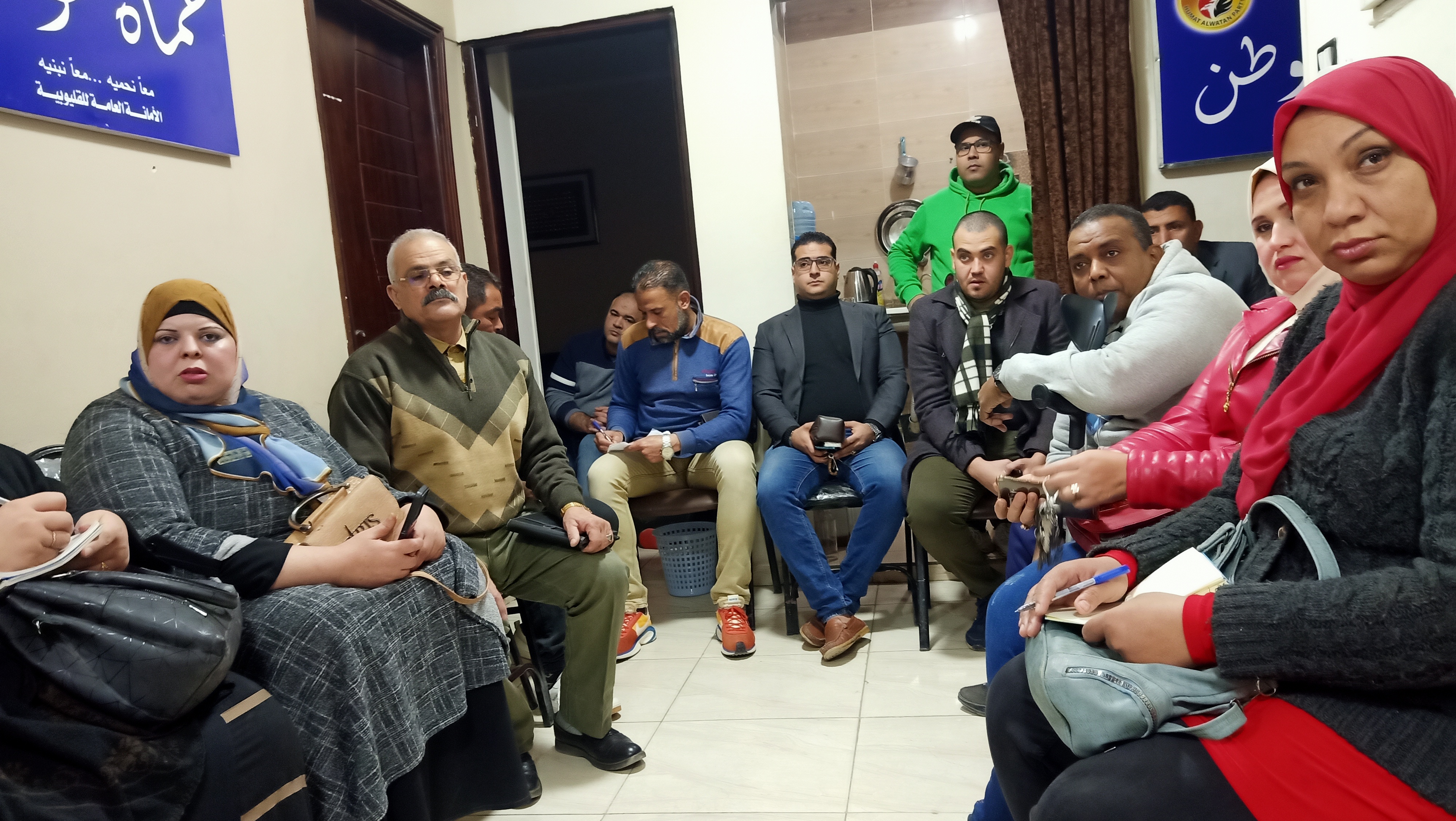 «حماة الوطن» يعقد ندوة تثقيفية لكافة أمانات القليوبية حول ماهية العمل بالحزب نظمت أمانة حزب حماة الوطن بمحافظة القليوبية، ندوة تثقيفية حول ماهية العمل بحزب "حماة الوطن" لكافة الاعضاء وأمناء الحزب بالقليوبية وحضر الاجتماع وائل منير أمين مساعد الحزب وأمين العضوية بالمحافظة، والدكتور مصطفى رزق أمين مساعد الحزب وأمين التواصل الشعبي والجماهيري، والدكتور عادل العطار أمين لجنة السياسات بحزب "حماة الوطن"، وعدد من أمناء وأعضاء الحزب. وقال الدكتور " عادل العطار" خلال كلمته التي ألقاها على دور الحزب الرائد في تنمية المجتمع والحياة السياسية، وعن أهمية التوعية السياسية والاجتماعية بالقضايا التي تمس الوطن، موضحاً ان فترة حكم الرئيس عبد الفتاح السيسي أحدثت طفرة من التطور لم تحدث منذ سنوات عديدة مضت. وأشار "العطار" أن مصر عاصرت مرحلة من عدم الاستقرار وانعدام الأمن والأمان بعد ثورة يناير، موضحاً ان فترة حكم الإخوان كانت من أسوأ الفترات التي مرت بها مصر، حيث أظهرت ماحقيقتهم للشعب المصري، الذي بات لسنوات مخدوع فيهم كرجال دين حتى عملوا بالحياة السياسية فظهر ما في باطنهم من فساد سياسي وفشل إداري. وأشاد "العطار" بدور ثورة 30 يونيو في تصحيح مسار يناير التي أضاع أهدافها الإخوان عقب وصولهم للحكم، موضحاً ان هذا التصحيح جاء فور تقليد الرئيس عبد الفتاح السيسي مقاليد الحكم، موكداً ان حكم "السيسي" أحدث طفرة لم يسبقها مثيل من تحقيق الأمن والاستقرار في مصر. وأستهل "عادل العطار" حديثة عن التطورات التي حدثت في الطاقة التي أصبحت مصر تُصدرها بعد ان كانت مصر تعيش في ظلام وقت حكم الإخوان، ففي عهد الرئيس السيسي أصبحت تكفي وتفيض وتُصدر، مشيداً بقناة السويس الجديدة التي تستهدف زيادة الدخل القومي المصري من العملة الصعبة، تحقيق أكبر ربح لمصر، وتحدث عن وفر الغاز الطبيعي الذي أصبحت مصر ايضا تصدره. وأوضح "العطار" ان مصر الان في عهد الرئيس عبد الفتاح السيسي تستقل قطار الإصلاح الذي أطلق فور تقليده للحكم، مضيفاً اننا نأمل بل ويمكننا إصلاح المزيد بداية من الدعم ليصل لمستحقيه، وإصلاح المنظومة التعليمية، حيث تحدث عن أهمية التعليم، معللاً بأنه هو أداة الوصول للريادة بين الدول. كما أشاد العطار بمنظومة الصحة وما تتكلفه الدولة من لقاح كورونا الذي يكلف الدولة مبالغ طائلة، ومشيداً باهتمام الرئيس بالبنية التحتية لمصر والقضاء علي العشوائيات مما يسهم في جلب السياحة والاستثمار لمصر. وبدأ الدكتور مصطفى رزق حديثة بعد ان قدم الشكر للدكتور عادل العطار، حيث تحدث ماهية العمل بالحزب ومفاهيمه، لتعريف الأعضاء بماهية العمل الحزبي وكيفية ممارسة الدور السياسي والاجتماعي معاً، ضمن سلسلة الندوات التثقيفية التي تنظمها أمانة التدريب والتثقيف، لزيادة الوعي الثقافي والسياسي للأعضاء، وذلك بمقر الحزب بمدينة بنها. ونوه الدكتور مصطفى عن ان هناك اعداد لدورات تدريبية وتثقفية خلال الفترة المقبلة، ويأتي هذا باهتمام القيادة بالتثقيف والتوعية لدى أعضاء الحزب. كما تحدث "رزق" عن أهم محاور مفهوم الحزب وهدف الانضمام للحزب وأنواع العمل الحزبي ومهارات الاتصال وأنواع البرامج الحزبية وأسبابها والتنسيق بين الأمانات والقيادات. وفي نفس السياق قال وائل منير امين العضوية بالحزب، اننا لن نكن دعاة شعارات، موضحاً انه يجب علينا العمل من خلال مبادئ وأفكار نسعى على تنفيذها بالطرق الدستورية والقانونية المشروعة، وأن يكون للحزب رؤية هادفة نسعى للوصول إليها، والجدير بالذكر أن الندوة جرى تنظيمها تنفيذاً لتوجيهات الدكتور أحمد يوسف أمين عام حزب حماة الوطن بالقليوبية، وتحت إشراف اللواء عبد العليم بركة، أمين مساعد الحزب وأمين التنظيم. وركزت الندوة على أن العمل الحزبى ما هو إلا تطوعي وجماعي ولابد من إرساء مبدأ الأغلبية لنجاح ذلك العمل. وشهدت الندوة التثقيفية نقاشاً مثمرا بين أعضاء الحزب، ويأتى ذلك فى إطار الدور المجتمعي والفعال الذى يقوم به الحزب لرفع الوعي لدى المواطنين لممارسة حقوقهم السياسية والاجتماعية من خلال القانون والدستور الذي يكفله لهم الدولة، وعرض أهم التحديات التي تواجه عملية رفع الوعي والفرص المتاحة والمحتملة أمام الهيئات والمؤسسات المنوط بها القيام بهذا الدور ليكون الحزب حلقة وصل بين الهيئات المعنية والمواطنين في كل المجالات المختلفة من الناحية الدينية والثقافية والفكرية والفنية والأمنية، والسياسية والعمل على حل جميع المشاكل التى تواجه المواطنين.