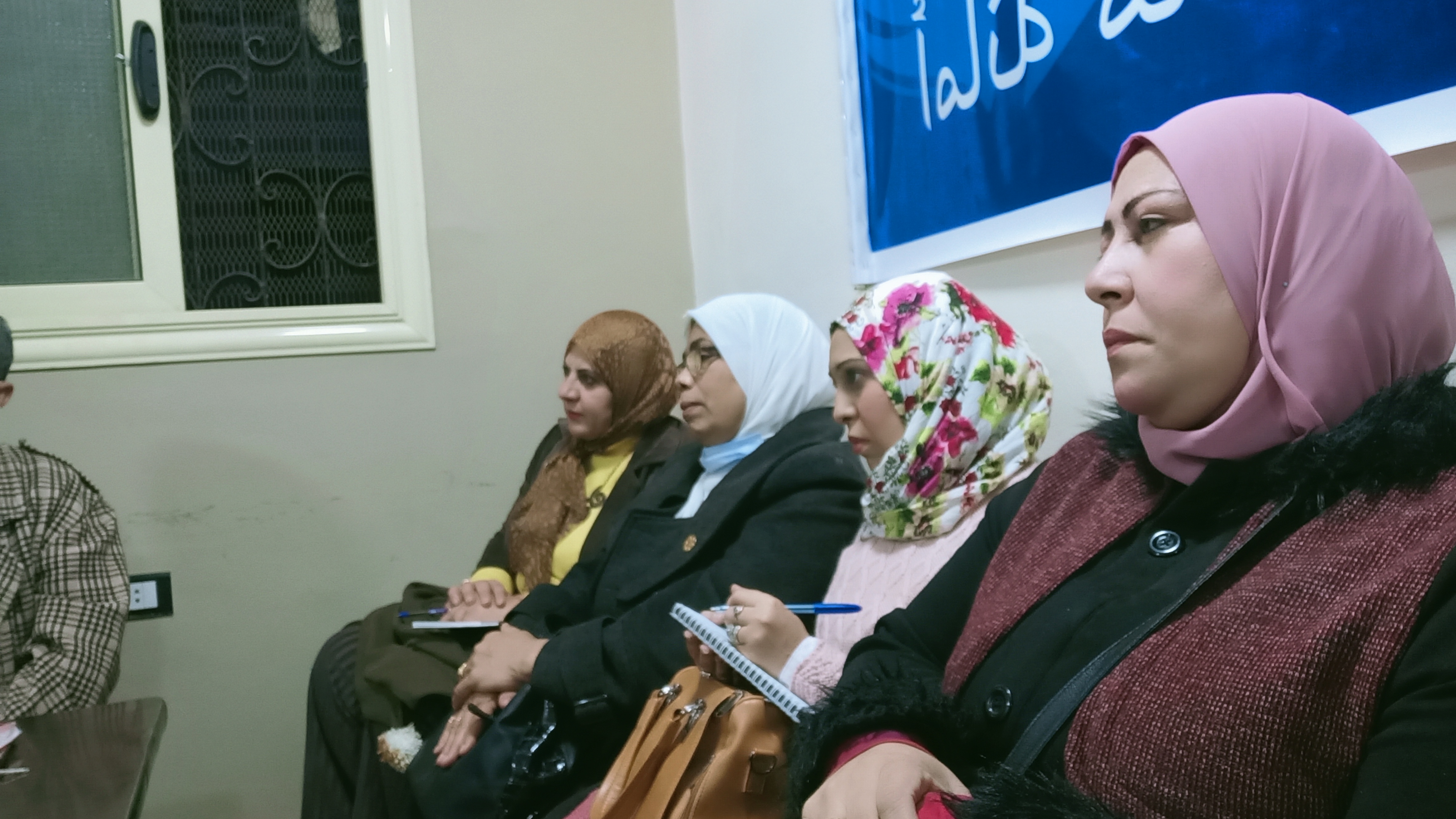 «حماة الوطن» يعقد ندوة تثقيفية لكافة أمانات القليوبية حول ماهية العمل بالحزب نظمت أمانة حزب حماة الوطن بمحافظة القليوبية، ندوة تثقيفية حول ماهية العمل بحزب "حماة الوطن" لكافة الاعضاء وأمناء الحزب بالقليوبية وحضر الاجتماع وائل منير أمين مساعد الحزب وأمين العضوية بالمحافظة، والدكتور مصطفى رزق أمين مساعد الحزب وأمين التواصل الشعبي والجماهيري، والدكتور عادل العطار أمين لجنة السياسات بحزب "حماة الوطن"، وعدد من أمناء وأعضاء الحزب. وقال الدكتور " عادل العطار" خلال كلمته التي ألقاها على دور الحزب الرائد في تنمية المجتمع والحياة السياسية، وعن أهمية التوعية السياسية والاجتماعية بالقضايا التي تمس الوطن، موضحاً ان فترة حكم الرئيس عبد الفتاح السيسي أحدثت طفرة من التطور لم تحدث منذ سنوات عديدة مضت. وأشار "العطار" أن مصر عاصرت مرحلة من عدم الاستقرار وانعدام الأمن والأمان بعد ثورة يناير، موضحاً ان فترة حكم الإخوان كانت من أسوأ الفترات التي مرت بها مصر، حيث أظهرت ماحقيقتهم للشعب المصري، الذي بات لسنوات مخدوع فيهم كرجال دين حتى عملوا بالحياة السياسية فظهر ما في باطنهم من فساد سياسي وفشل إداري. وأشاد "العطار" بدور ثورة 30 يونيو في تصحيح مسار يناير التي أضاع أهدافها الإخوان عقب وصولهم للحكم، موضحاً ان هذا التصحيح جاء فور تقليد الرئيس عبد الفتاح السيسي مقاليد الحكم، موكداً ان حكم "السيسي" أحدث طفرة لم يسبقها مثيل من تحقيق الأمن والاستقرار في مصر. وأستهل "عادل العطار" حديثة عن التطورات التي حدثت في الطاقة التي أصبحت مصر تُصدرها بعد ان كانت مصر تعيش في ظلام وقت حكم الإخوان، ففي عهد الرئيس السيسي أصبحت تكفي وتفيض وتُصدر، مشيداً بقناة السويس الجديدة التي تستهدف زيادة الدخل القومي المصري من العملة الصعبة، تحقيق أكبر ربح لمصر، وتحدث عن وفر الغاز الطبيعي الذي أصبحت مصر ايضا تصدره. وأوضح "العطار" ان مصر الان في عهد الرئيس عبد الفتاح السيسي تستقل قطار الإصلاح الذي أطلق فور تقليده للحكم، مضيفاً اننا نأمل بل ويمكننا إصلاح المزيد بداية من الدعم ليصل لمستحقيه، وإصلاح المنظومة التعليمية، حيث تحدث عن أهمية التعليم، معللاً بأنه هو أداة الوصول للريادة بين الدول. كما أشاد العطار بمنظومة الصحة وما تتكلفه الدولة من لقاح كورونا الذي يكلف الدولة مبالغ طائلة، ومشيداً باهتمام الرئيس بالبنية التحتية لمصر والقضاء علي العشوائيات مما يسهم في جلب السياحة والاستثمار لمصر. وبدأ الدكتور مصطفى رزق حديثة بعد ان قدم الشكر للدكتور عادل العطار، حيث تحدث ماهية العمل بالحزب ومفاهيمه، لتعريف الأعضاء بماهية العمل الحزبي وكيفية ممارسة الدور السياسي والاجتماعي معاً، ضمن سلسلة الندوات التثقيفية التي تنظمها أمانة التدريب والتثقيف، لزيادة الوعي الثقافي والسياسي للأعضاء، وذلك بمقر الحزب بمدينة بنها. ونوه الدكتور مصطفى عن ان هناك اعداد لدورات تدريبية وتثقفية خلال الفترة المقبلة، ويأتي هذا باهتمام القيادة بالتثقيف والتوعية لدى أعضاء الحزب. كما تحدث "رزق" عن أهم محاور مفهوم الحزب وهدف الانضمام للحزب وأنواع العمل الحزبي ومهارات الاتصال وأنواع البرامج الحزبية وأسبابها والتنسيق بين الأمانات والقيادات. وفي نفس السياق قال وائل منير امين العضوية بالحزب، اننا لن نكن دعاة شعارات، موضحاً انه يجب علينا العمل من خلال مبادئ وأفكار نسعى على تنفيذها بالطرق الدستورية والقانونية المشروعة، وأن يكون للحزب رؤية هادفة نسعى للوصول إليها، والجدير بالذكر أن الندوة جرى تنظيمها تنفيذاً لتوجيهات الدكتور أحمد يوسف أمين عام حزب حماة الوطن بالقليوبية، وتحت إشراف اللواء عبد العليم بركة، أمين مساعد الحزب وأمين التنظيم. وركزت الندوة على أن العمل الحزبى ما هو إلا تطوعي وجماعي ولابد من إرساء مبدأ الأغلبية لنجاح ذلك العمل. وشهدت الندوة التثقيفية نقاشاً مثمرا بين أعضاء الحزب، ويأتى ذلك فى إطار الدور المجتمعي والفعال الذى يقوم به الحزب لرفع الوعي لدى المواطنين لممارسة حقوقهم السياسية والاجتماعية من خلال القانون والدستور الذي يكفله لهم الدولة، وعرض أهم التحديات التي تواجه عملية رفع الوعي والفرص المتاحة والمحتملة أمام الهيئات والمؤسسات المنوط بها القيام بهذا الدور ليكون الحزب حلقة وصل بين الهيئات المعنية والمواطنين في كل المجالات المختلفة من الناحية الدينية والثقافية والفكرية والفنية والأمنية، والسياسية والعمل على حل جميع المشاكل التى تواجه المواطنين.