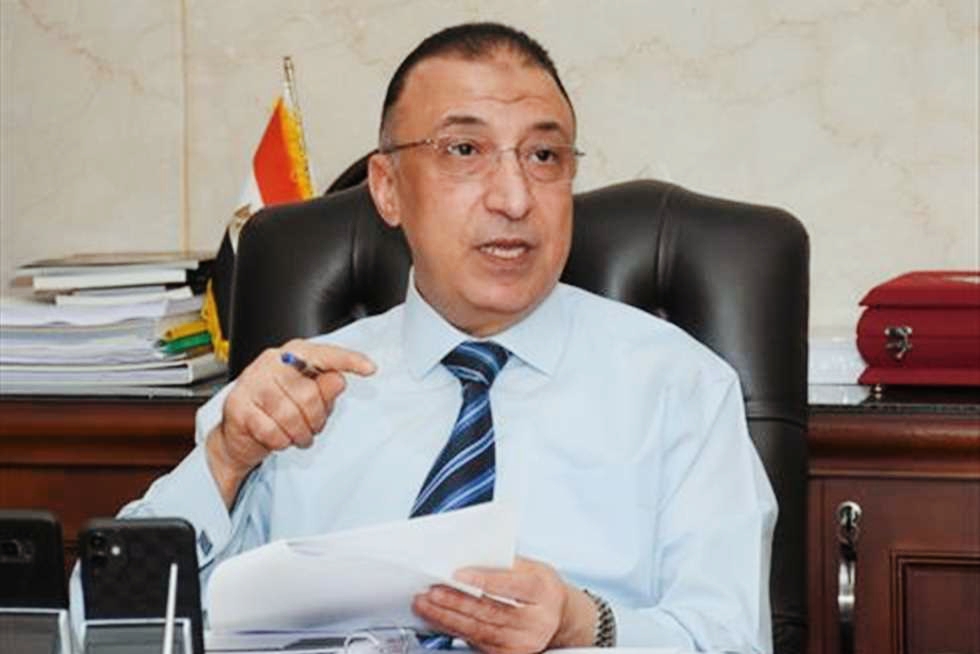 كشف اللواء محمد الشريف، محافظ الإسكندرية، إن سرعة الرياح ، اليوم الثلاثاء ، كانت حوالي 65 كيلومترًا في الساعة ، وغدًا ستكون الأمطار متوسطة، والأمواج سوف ترتفع من ثلاثة إلى خمسة أمتار، وستكون سرعة الرياح من 60 إلى 70 كيلومترًا في الساعة، وهذا يمثل مشكلة في المحافظة، نظرا لان اضطراب الأمواج يؤدي إلى تلاطمها مع الكورنيش، فتزيد المياه على الكورنيش، ومعها الكثير من الرمال. وأضاف ، الشريف ، خلال مداخلة هاتفية ببرنامج "علي مسئوليتي" أن تصريف المياه لا يوجد فيه أي مشكلة ، ولكن المشكلة في كميات الرمل التي تعيق الحركة المرورية، وبالتالي يجهزون «لوادرات» صغيرة لجمع هذه الرمال وتعيدها مرة أخرى للبحر، موضحًا أن الرياح أيضًا ستصل إلى حد العاصفة، وهذا يُعد مشكلة كبيرة، نظرًا لوجود أسلاك كهربائية لا تتحمل العواصف. واسترسل محافظ الإسكندرية في حديثه قائلا: «لذلك إحنا بكرة عطلنا المدارس تمامًا، حرصًا على الطلاب في المدارس أو المعاهد الأزهرية، وسيارات الصرف الصحي منتشرة في جميع أنحاء المحافظة، وهناك 16 سيارة جاهزة تمامًا في حالة سقوط أمطار»، مشيرًا أن المشكلة تكمن هطول الأمطار بشكل مركز لأنها تسبب تعطيل للحركة المرورية.