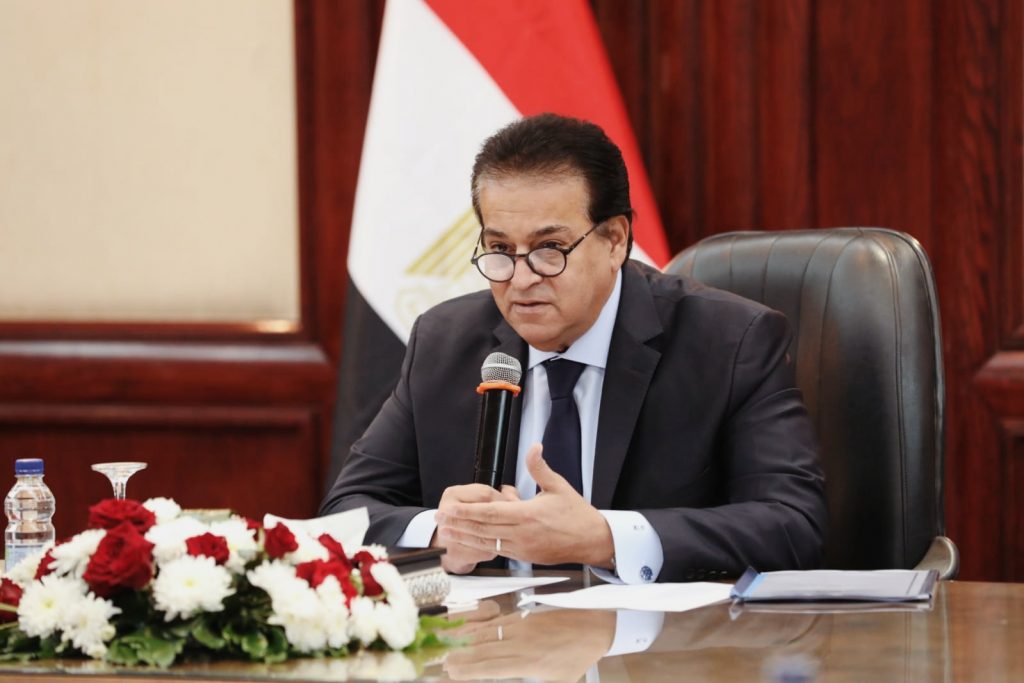 قال الدكتور خالد عبدالغفار ، وزير التعليم العالي والبحث العلمي ، -خلال المؤتمر الصحفي الذى عقده ، مساء اليوم ، على هامش الدورة الثانية للمنتدي العالمي للتعليم العالي والبحث العلمي المقام على مدة 3 أيام وافتتحه الرئيس عبدالفتاح السيسي بالعاصمة الإدارية الجديدة - إنه يسعى لإنشاء جامعات جديدة بتخصصات جديدة وفكر جديد لتقليل الإقبال على الكليات النظرية التي لا يتطلبها سوق العمل. وأشار عبدالغفار إلى أن الجلسة الصباحية تم الحديث عن وظائف المستقبل والثورة الصناعية الرابعة والخامسة، لافتا إلى أن المؤتمر سوف يشهد عدد من الجلسات الخاصة بإمكانيات التوظيف فى عصر الأوبئة والمهارات المطلوبة لاحتياجات سوق العمل فى المستقبل والدراسات المتنوعة والبينية لخدمة المجتمع. وتابع قائلا: أن منظمة الايسيسكو سعدت جدا بالمنح التى أمر بها الرئيس وهى تخصيص 100 منحة مجانية للطلاب الموهوبين للدراسة بالجامعات، وأنه سيتم وضع آلية لتنفيذ صندوق دعم التعليم داخل الإيسيسكو وسنبحث مع الدول الإسلامية المشاركة فيه. ونوه إلى أنه ولفترات طويلة كانت منظومة التعليم لايحدث فيها توسع فيما يخص زيادة أعداد الطلاب، وعندما فتحنا جامعات جديدة بفكر جديد ودون نشر الأنماط السابقة اعتمدت الجامعات الجديدة على برامج بمفهوم جديد يلبي احتياجات أسواق العمل المختلفة، موضحا أن الثورة الصناعية الرابعة ستنتهى بعد أعوام قليلة والتسارع فى التكنولوجيا شديد جدا وهى تتغير كل يوم لذلك ما نفعله ونحققه هو محو الأمية الرقمية.