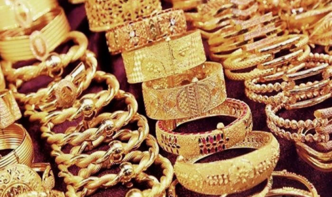 ارتفعت أسعار الذهب بالأسواق المحلية ، اليوم الجمعة ، ارتفاع طفيف بلغ نحو جنيهين، ليصل سعر عيار 21 الأكثر تداولا فى مصر إلى 779 جنيهًا مقابل 777 جنيهًا ،أمس، وفق ما قاله نادى نجيب، سكرتير عام شعبة المشغولات الذهبية بغرفة القاهرة السابق. كما ارتفع عيار 24 ليسجل نحو 892 جنيها، مقارنة بـ890 جنيها أمس، وسجل عيار 18 نحو 670 جنيها مقارنة بـ668 جنيها، وصعد سعر الجنيه الذهب بنحو 16 جنيهًا ليسجل 6300 جنيها. ومنذ جائحة كورونا، يواصل الذهب صعوده محليا مع إقبال المستثمرين على شراء المعدن الأصفر باعتباره الملاذ الآمن، وسط مخاوف من تداعيات فيروس كورونا. وتتأثر أسعار الذهب في السوق المحلية بمصر، بالتغير الذي تشهده الأسعار عالميا، بالإضافة إلى تذبذب سعر الدولار، فكلما ارتفع سعر العملة الخضراء زادت أسعار المعدن الأصفر. أما عالميًا، ارتفعت أسعار الذهب بنسبة 0.30% وسط مخاوف من تداعيا متحور كورونا الجديد "أوميكرون"، ليصل سعر العقود الفورية إلى 1774 دولار للوقية الواحدة.