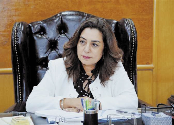 كشفت الدكتورة منال عوض، محافظ دمياط، عن رفع درجة الاستعداد لأقصى حد لمواجهة موجة الطقس السيئ التي تتعرض لها المحافظة، حيث أصدرت عددًا من التوجيهات للأجهزة التنفيذية، جاء أهمها في: التعامل الفوري مع تداعيات سوء الأحوال الجوية، وانتشار معدات وسيارات شفط المياه، للتعامل فور سقوط الأمطار لتيسير الحركة المرورية، مع التأكد من استعداد الأطقم الفنية، والتنسيق مع غرفة الأزمات بديوان عام المحافظة على مدار ٢٤ ساعة. وطالبت "محافظ دمياط" المواطنين بتوخى الحيطة والحذر، والابتعاد عن أي أشجار أو لافتات وأعمدة الإنارة بسبب تعرض المحافظة لحركة رياح شديدة. من جهة أخرى شهدت دمياط موجة من الصقيع منذ صباح اليوم، مع هبوب عاصفة ترابية، لم تؤثر على سير الحياة الطبيعية، وفي ميناء دمياط استمر العمل داخل الميناء بصورة طبيعية، وتعامل مع 26 سفينة متنوعة.