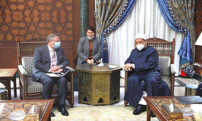 قال فضيلة الإمام الأكبرالدكتور أحمد الطيب، شيخ الأزهر الشريف، إن مكافحة الأزهر للتطرف والتشدد ينطلق من مسؤوليته العالمية والمجتمعية، ولدينا الآن مهمة في ظل الظروف العالمية الحالية؛ ممثلة في تصحيح الصورة الذهنية عن الإسلام لدى الغربيين ومكافحة انتشار مصطلح الإسلاموفوبيا، فضلا عن تفنيد شبهات الجماعات المتطرفة التي تستهدف تشويه أحكام ومبادئ الدين الإسلامي لدى المسلمين أنفسهم. وأضاف شيخ الأزهر خلال استقباله السيد سفند أولينج، سفير الدنمارك لدى القاهرة، أن الأزهر سخّر الكثير من جهوده للتصدي للمحاولات العالمية الجديدة الهادفة لتحطيم الجذور الثقافية والحضارية، والتخلي عن القيم الدينية، واستبدالها برؤى يمكن وصفها بالطوفان الجديد لترويج أفكار ونظم حديثة مدفوعة بقوى المال والسياسة وهو ما يمثل خطرا كبيرا على منظومة القيم العالمية. وتطرق شيخ الأزهر للحديث عن أزمة تغير المناخ، والسياسات الدولية التي مهدت لانتشار هذه الأزمة، مؤكدا أن رفض الدول الصناعية الكبرى إبداء أي التزام تجاه الدول النامية والأكثر تضررا من الآثار الناجمة عن هذه التغيرات البيئية، يمثل تنصلا صريحا من واجبات هذه الدول وتجاهلا واضحا لمبدأ المسؤولية المشتركة الذي يعد الحل الوحيد للخروج لعالمنا من أزمة تغير المناخ. من جانبه قال السفير الدنماركي لشيخ الأزهر: إنه لشرف عظيم لي أن أزور فضيلتكم، وأتابع بشغف ما تبذلونه من جهود لمكافحة التشدد والتطرف، وتعزيز الحوار بين الأديان وعلاقتكم بالبابا فرنسيس، وأن هذه الجهود بين قادة الأديان انتقلت بدورها إلى القاعدة العريضة من الأفراد في كل المجتمعات، ونشهد جميعا تحولا ملحوظا في علاقة أتباع الديانات بعضهم البعض. وأكد السفير الدنماركي أن تغير المناخ هو أحد أهم السياسيات الخارجية للدنمارك، مشددا على أن هناك وجهات نظر مختلفة يتبناها الغرب في هذا الشأن، مشيدا بمجهودات فضيلة الإمام الأكبر في هذا الملف المهم، وسعي الدنمارك للشراكة مع الأزهر للتوعية بخطورة هذه الأزمة العالمية. واستعرض السفير الدنماركي جهود دولة الدنمارك وسعيها لإيجاد حلول لأزمة تغير المناخ، مشيرا إلى أن الدنمارك دائما ما تؤكد أهمية دعم وتمويل الدول النامية وتعزيز قدراتها لمواجهة تأثيرات التغيرات البيئية، وأن الدنمارك وضعت خطة لتقليل الانبعاثات الكربونية ولديها هدف واضح للقضاء عليها بشكل كامل بحلول عام 2030، مؤكدا سعي الدنمارك لأن تكون جسرا للتواصل بين الشرق والغرب لننعم جميعا ببيئة أفضل.