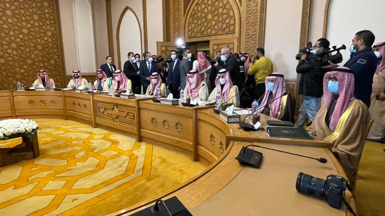 انعقدت لجنة المتابعة والتشاور السياسي بين جمهورية مصر العربية والمملكة العربية السعودية، اليوم، في القاهرة، لمناقشة عدداً من القضايا السياسية ذات الاهتمام المشترك تمهيداً للقاء وزيري خارجية البلدين. وترأس الجانب المصري سامح شكري وزير الخارجية، وترأس الجانب السعودي الأمير فيصل بن فرحان آل سعود وزير الخارجية، بعد أن سبقها عدد من الاجتماعات على مستوى كبار المسئولين شارك فيها مساعدو وزيري الخارجية من الجانبين، وناقشوا خلالها عدداً من القضايا السياسية ذات الاهتمام المشترك تمهيداً للقاء وزيري خارجية البلدين. تجسيداً للروابط التاريخية والعلاقات الأخوية بين جمهورية مصر العربية والمملكة العربية السعودية، وفي إطار حرص البلدين الشقيقين على تعزيز آفاق التعاون الثنائي بينهما في كافة المجالات، وتنفيذاً لتوجيهات الرئيس عبد الفتاح السيسي رئيس جمهورية مصر العربية وأخيه خادم الحرمين الشريفين الملك سلمان بن عبد العزيز آل سعود ملك المملكة العربية السعودية، وإعمالاً لأحكام مذكرة التفاهم لإنشاء لجنة المتابعة والتشاور السياسي بين البلدين، الموقعة في القاهرة بتاريخ 26/6/2007. استعرض الجانبان العلاقات الثنائية المتميزة بين البلدين على كافة الأصعدة، وأشادا بما تم تحقيقه بين الجانبين من تعاون وتنسيق في المجالات السياسية والاقتصادية والأمنية والثقافية بما يعزز أمن واستقرار البلدين الشقيقين ويدعم مصالح شعبيهما. أظهرت المشاورات توافق وجهات نظر ورؤى البلدين الشقيقين إزاء العديد من القضايا والأزمات التي تمر بها المنطقة والعالم، بشكل أكد على عمق العلاقات الاستراتيجية التي تربطهما، واتفاق إرادتهما السياسية الجادة في تحقيق الاستقرار في المنطقة. ناقش الجانبان الأوضاع في المنطقة، واتفقا على أهمية استمرار تنسيق جهودهما من أجل دعم الدول الوطنية وأمن شعوب المنطقة واستقرارها، وأكدا في هذا الصدد على أهمية العمل العربي المشترك، ودور جامعة الدول العربية في إطار تدعيم آليات العمل العربي المشترك وفي حل أزمات المنطقة وفق القرارات الدولية ذات الصلة ووفق مبادئ القانون الدولي. أكد الجانبان على أهمية القضية الفلسطينية باعتبارها القضية المركزية للأمة العربية، وأن الحل العادل والشامل لها يتطلب إقامة الدولة الفلسطينية المستقلة ذات السيادة على حدود الرابع من يونيو 1967 وعاصمتها القدس الشرقية، استناداً لمبادرة السلام العربية وقرارات الشرعية الدولية ذات الصلة. شدد الجانبان على أن الأمن العربي كلٌ لا يتجزأ، وعلى أهمية العمل العربي المشترك والتضامن العربي الكامل للحفاظ على الأمن القومي العربي، بما لدى دوله من قدرات وإمكانات تؤهلها للاضطلاع بهذه المسؤولية، وهي مسؤولية تقع على عاتق كل الدول العربية، وتضطلع بها كل من مصر والمملكة العربية السعودية في إطار عملهما المستمر لدعم أمن واستقرار المنطقة. وفى هذا الصدد، أشاد الجانبان بالاجتماع الأخير بين وزراء خارجية مصر ودول مجلس التعاون الخليجي يوم 12 ديسمبر 2021 لتدشين آلية التشاور السياسي بين الجانبين، وأكدا أن هذا الاجتماع هو خطوة عملية هامة نحو وضع إطار مؤسسي للعلاقات المصرية – الخليجية، تتيح دورية عقد الاجتماعات بين الطرفين على مستوى وزراء الخارجية وكبار المسؤولين. أكد الجانبان على رفض أية محاولات لأطراف إقليمية للتدخل في الشئون الداخلية للدول العربية أو تهديد استقرارها وتقويض مصالح شعوبها، سواء كان ذلك عبر أدوات التحريض العرقي والمذهبي، أو أدوات الإرهاب والجماعات الإرهابية، أو عبر تصورات توسعية لا تحترم سيادة الدول أو ضرورات احترام حسن الجوار. واتفقا على مواصلة محاربة التنظيمات الإرهابية في المنطقة بكافة أشكالها، كما استعرضا الجهود المبذولة من جانبهما في هذا الصدد. أدان الجانبان محاولات المساس بأمن وسلامة الملاحة في الخليج العربي ومضيق باب المندب والبحر الأحمر، وأكدا على أهمية ضمان حرية الملاحة بتلك الممرات البحرية المحورية، وضرورة التصدي لأية محاولات مماثلة باعتبارها تمثل تهديداً للأمن والاستقرار الإقليميين والدوليين. عبر الجانب المصري عن تضامنه مع المملكة العربية السعودية في كل ما تتخذه من إجراءات لحماية أمنها الوطني، كما أكد الجانب المصري رفضه أي اعتداءات على أراضي المملكة العربية السعودية، مؤكداً على أن أمن المملكة ومنطقة الخليج العربي يُعد جزءً لا يتجزأ من الأمن القومي المصري. شدد الجانبان على ضرورة الحفاظ على استقرار ليبيا ووحدة وسلامة أراضيها، وأكدا على ضرورة عقد الانتخابات بموعدها المقرر نهاية العام الجاري، كما أكدا على ضرورة خروج القوات الأجنبية والمرتزقة والمقاتلين الأجانب في مدى زمني محدد تنفيذاً لقرار مجلس الأمن رقم 2570 والمخرجات الصادرة عن قمة باريس ومؤتمر برلين 2 وآلية دول جوار ليبيا وجامعة الدول العربية والاتحاد الأفريقي. أكد الجانب السعودي على دعمه الكامل للأمن المائي المصري باعتباره جزءً لا يتجزأ من الأمن المائي العربي، ومن ثم أهمية التوصل في أقرب فرصة إلى اتفاق قانوني ملزم حول قواعد ملء وتشغيل سد النهضة، تنفيذاً للبيان الرئاسي الصادر عن مجلس الأمن في سبتمبر 2021، بما يدرأ الأضرار الناجمة عن هذا المشروع على دولتي المصب، ويعزز التعاون بين شعوب مصر والسودان وإثيوبيا. ناقش الجانبان سُبل تعزيز التعاون الاقتصادي بين البلدين، واتفقا على ضرورة إزالة المعوقات التي تعترض زيادة التبادل التجاري والاستثماري بينهما، وقد أبدى الجانبان ارتياحهما التام لتطور التعاون في جميع المجالات، مع أهمية استمرار التنسيق الثنائي بين الخبراء للتوصل لمزيد من أوجه التعاون والتنسيق بين البلدين الشقيقين. في ختام الاجتماع، وفي إطار التوافق في الرؤى بين البلدين حيال العديد من القضايا والأزمات في المنطقة، شدد الجانبان على أهمية استمرار التنسيق والتشاور السياسي لمواجهة التحديات الماثلة أمام الطرفين وفى المنطقة، وذلك على ضوء مكانتهما المحورية ومسؤولياتهما تجاه أمنها واستقرارها.