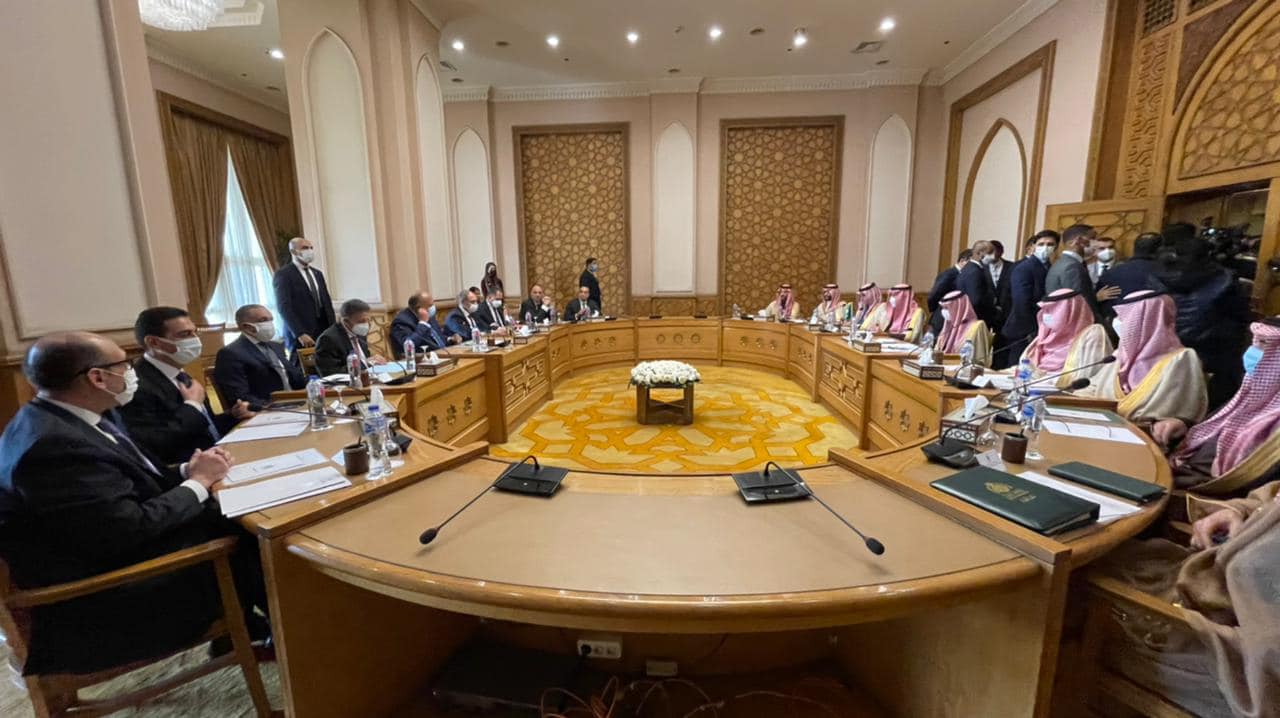 انعقدت لجنة المتابعة والتشاور السياسي بين جمهورية مصر العربية والمملكة العربية السعودية، اليوم، في القاهرة، لمناقشة عدداً من القضايا السياسية ذات الاهتمام المشترك تمهيداً للقاء وزيري خارجية البلدين. وترأس الجانب المصري سامح شكري وزير الخارجية، وترأس الجانب السعودي الأمير فيصل بن فرحان آل سعود وزير الخارجية، بعد أن سبقها عدد من الاجتماعات على مستوى كبار المسئولين شارك فيها مساعدو وزيري الخارجية من الجانبين، وناقشوا خلالها عدداً من القضايا السياسية ذات الاهتمام المشترك تمهيداً للقاء وزيري خارجية البلدين. تجسيداً للروابط التاريخية والعلاقات الأخوية بين جمهورية مصر العربية والمملكة العربية السعودية، وفي إطار حرص البلدين الشقيقين على تعزيز آفاق التعاون الثنائي بينهما في كافة المجالات، وتنفيذاً لتوجيهات الرئيس عبد الفتاح السيسي رئيس جمهورية مصر العربية وأخيه خادم الحرمين الشريفين الملك سلمان بن عبد العزيز آل سعود ملك المملكة العربية السعودية، وإعمالاً لأحكام مذكرة التفاهم لإنشاء لجنة المتابعة والتشاور السياسي بين البلدين، الموقعة في القاهرة بتاريخ 26/6/2007. استعرض الجانبان العلاقات الثنائية المتميزة بين البلدين على كافة الأصعدة، وأشادا بما تم تحقيقه بين الجانبين من تعاون وتنسيق في المجالات السياسية والاقتصادية والأمنية والثقافية بما يعزز أمن واستقرار البلدين الشقيقين ويدعم مصالح شعبيهما. أظهرت المشاورات توافق وجهات نظر ورؤى البلدين الشقيقين إزاء العديد من القضايا والأزمات التي تمر بها المنطقة والعالم، بشكل أكد على عمق العلاقات الاستراتيجية التي تربطهما، واتفاق إرادتهما السياسية الجادة في تحقيق الاستقرار في المنطقة. ناقش الجانبان الأوضاع في المنطقة، واتفقا على أهمية استمرار تنسيق جهودهما من أجل دعم الدول الوطنية وأمن شعوب المنطقة واستقرارها، وأكدا في هذا الصدد على أهمية العمل العربي المشترك، ودور جامعة الدول العربية في إطار تدعيم آليات العمل العربي المشترك وفي حل أزمات المنطقة وفق القرارات الدولية ذات الصلة ووفق مبادئ القانون الدولي. أكد الجانبان على أهمية القضية الفلسطينية باعتبارها القضية المركزية للأمة العربية، وأن الحل العادل والشامل لها يتطلب إقامة الدولة الفلسطينية المستقلة ذات السيادة على حدود الرابع من يونيو 1967 وعاصمتها القدس الشرقية، استناداً لمبادرة السلام العربية وقرارات الشرعية الدولية ذات الصلة. شدد الجانبان على أن الأمن العربي كلٌ لا يتجزأ، وعلى أهمية العمل العربي المشترك والتضامن العربي الكامل للحفاظ على الأمن القومي العربي، بما لدى دوله من قدرات وإمكانات تؤهلها للاضطلاع بهذه المسؤولية، وهي مسؤولية تقع على عاتق كل الدول العربية، وتضطلع بها كل من مصر والمملكة العربية السعودية في إطار عملهما المستمر لدعم أمن واستقرار المنطقة. وفى هذا الصدد، أشاد الجانبان بالاجتماع الأخير بين وزراء خارجية مصر ودول مجلس التعاون الخليجي يوم 12 ديسمبر 2021 لتدشين آلية التشاور السياسي بين الجانبين، وأكدا أن هذا الاجتماع هو خطوة عملية هامة نحو وضع إطار مؤسسي للعلاقات المصرية – الخليجية، تتيح دورية عقد الاجتماعات بين الطرفين على مستوى وزراء الخارجية وكبار المسؤولين. أكد الجانبان على رفض أية محاولات لأطراف إقليمية للتدخل في الشئون الداخلية للدول العربية أو تهديد استقرارها وتقويض مصالح شعوبها، سواء كان ذلك عبر أدوات التحريض العرقي والمذهبي، أو أدوات الإرهاب والجماعات الإرهابية، أو عبر تصورات توسعية لا تحترم سيادة الدول أو ضرورات احترام حسن الجوار. واتفقا على مواصلة محاربة التنظيمات الإرهابية في المنطقة بكافة أشكالها، كما استعرضا الجهود المبذولة من جانبهما في هذا الصدد. أدان الجانبان محاولات المساس بأمن وسلامة الملاحة في الخليج العربي ومضيق باب المندب والبحر الأحمر، وأكدا على أهمية ضمان حرية الملاحة بتلك الممرات البحرية المحورية، وضرورة التصدي لأية محاولات مماثلة باعتبارها تمثل تهديداً للأمن والاستقرار الإقليميين والدوليين. عبر الجانب المصري عن تضامنه مع المملكة العربية السعودية في كل ما تتخذه من إجراءات لحماية أمنها الوطني، كما أكد الجانب المصري رفضه أي اعتداءات على أراضي المملكة العربية السعودية، مؤكداً على أن أمن المملكة ومنطقة الخليج العربي يُعد جزءً لا يتجزأ من الأمن القومي المصري. شدد الجانبان على ضرورة الحفاظ على استقرار ليبيا ووحدة وسلامة أراضيها، وأكدا على ضرورة عقد الانتخابات بموعدها المقرر نهاية العام الجاري، كما أكدا على ضرورة خروج القوات الأجنبية والمرتزقة والمقاتلين الأجانب في مدى زمني محدد تنفيذاً لقرار مجلس الأمن رقم 2570 والمخرجات الصادرة عن قمة باريس ومؤتمر برلين 2 وآلية دول جوار ليبيا وجامعة الدول العربية والاتحاد الأفريقي. أكد الجانب السعودي على دعمه الكامل للأمن المائي المصري باعتباره جزءً لا يتجزأ من الأمن المائي العربي، ومن ثم أهمية التوصل في أقرب فرصة إلى اتفاق قانوني ملزم حول قواعد ملء وتشغيل سد النهضة، تنفيذاً للبيان الرئاسي الصادر عن مجلس الأمن في سبتمبر 2021، بما يدرأ الأضرار الناجمة عن هذا المشروع على دولتي المصب، ويعزز التعاون بين شعوب مصر والسودان وإثيوبيا. ناقش الجانبان سُبل تعزيز التعاون الاقتصادي بين البلدين، واتفقا على ضرورة إزالة المعوقات التي تعترض زيادة التبادل التجاري والاستثماري بينهما، وقد أبدى الجانبان ارتياحهما التام لتطور التعاون في جميع المجالات، مع أهمية استمرار التنسيق الثنائي بين الخبراء للتوصل لمزيد من أوجه التعاون والتنسيق بين البلدين الشقيقين. في ختام الاجتماع، وفي إطار التوافق في الرؤى بين البلدين حيال العديد من القضايا والأزمات في المنطقة، شدد الجانبان على أهمية استمرار التنسيق والتشاور السياسي لمواجهة التحديات الماثلة أمام الطرفين وفى المنطقة، وذلك على ضوء مكانتهما المحورية ومسؤولياتهما تجاه أمنها واستقرارها.