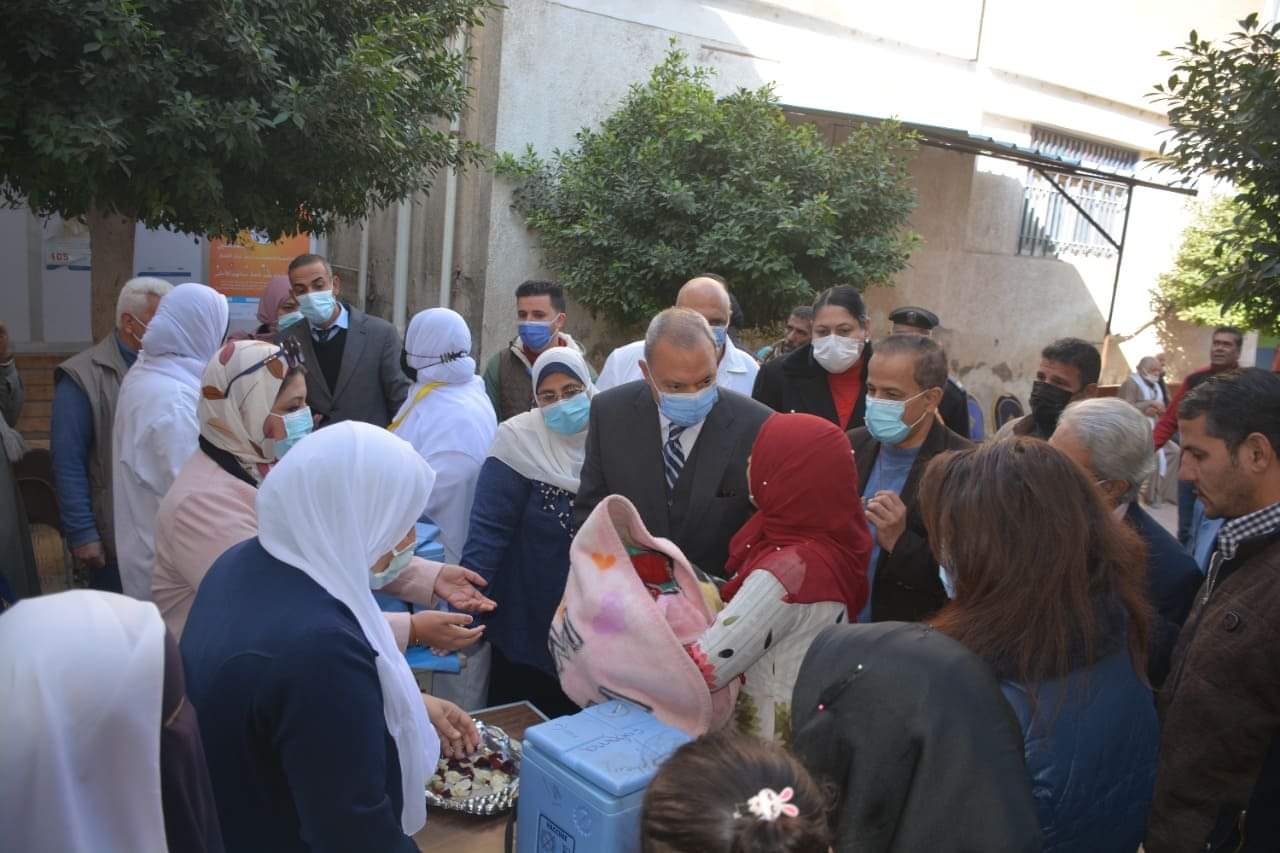 محافظ القليوبية يدشن الحملة القومية للتطعيم ضد مرض شلل الأطفال بمراكز ومدن المحافظة ************************************** تحت رعاية الاستاذ الدكتور/خالد عبد الغفار وزير التعليم العالى والبحث العلمى والقائم باعمال وزير الصحة والسكان ،قام عبد الحميد الهجان محافظ القليوبية صباح اليوم بتدشين الحملة القومية للتطعيم ضد مرض شلل الأطفال بالمركز الطبي بمدينة بنها بحضور الدكتور خالد عبد الغني وكيل وزارة الصحة بالقليوبية والمهندس/على عبد الستار رئيس مدينة بنها والتي ستبدأ فعاليتها اعتبارا من اليوم الأحد الموافق 19 ديسمبر وعلي مدار أربعة ايام لتطعيم جميع الأطفال من عمر يوم حتي 5 سنوات وذلك للحفاظ على مصر خالية من المرض ولرفع المناعة الصحية للأطفال . أضاف المحافظ أنه تم إعداد خطة عمل بالتنسيق بين مديرية الشئون الصحية والجهات المعنية لضمان نجاح تنفيذ الحملة القومية للتطعيم ضد مرض شلل الأطفال ولتحقيق المستهدف منها ، مشيراً إلى أنه تم التنبيه على رؤساء المراكز والمدن والوحدات المحلية القروية لمد يد العون وتيسير الإجراءات ومرافقة الحملة بالقرى والتوابع والعزب للوصول إلى كل مكان داخل المحافظة. ومن جانبه أكد الدكتور خالد عبد الغنى وكيل وزارة الصحة استعداد المديرية لبدء فعاليات الحملة القومية للتطعيم ضد مرض شلل الأطفال والمقرر إنطلاق فعالياتها علي مستوي المحافظة، بداية من اليوم وتستمر لمدة ٤ أيام وذلك من خلال فرق طبيه مدربة وجاهزة، مؤكدا توافر المستلزمات اللازمة للحملة، وتوزيع الطعوم، ووضع خطة عمل للفرق الطبية الثابتة، والفرق المتحركة، واطلاق الحملات الدعائية للحملة، ولصق البوسترات والبنرات، بما يساهم في تحقيق أهداف الحملة، ووصول الخدمة لجميع الأطفال المستهدفين، والقضاء علي شلل الأطفال نهائيا وأوضح وكيل وزارة الصحة أن الحملة القومية للتطعيم ضد شلل الأطفال تستهدف تطعيم 1100840 طفل وطفلة على مستوى المحافظة، من عمر يوم وحتى خمس سنوات من المصريين وغير المصريين، مشيرًا إلى أنه تم تدريب 2503 فريق طبي للقيام بتنفيذ الحملة منهم ٣٥٣ فريق ثابت بالمراكز الطبية والوحدات الصحية ومكاتب الصحة، وعدد 2149 فريق متحرك، من شقة إلى شقة ، مشاركا بها عدد 189 طبيب و163 مشرف على الادارة الصحية و42 مشرف من قبل مديرية الصحة بالاضافة الى تواجد 626 مشرف فى المراكز والوحدات الصحية لافتا إلى أنه تم التشديد على جميع الفرق بإتخاذ كافة الإجراءات الوقائية والتدابير الإحترازية أثناء العمل.