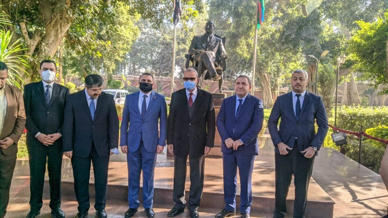 محافظ القليوبية يستقبل سفير اذربيجان بالقاهرة استقبل اللواء عبد الحميد الهجان ، محافظ القليوبية، اليوم السبت السفير تورال رضا ييف سفير جمهورية اذربيجان بالقاهرة، لوضع أكليل من الزهور على تمثال الرئيس الأذربيجاني الراحل حيدر علييف في ذكرى رحيله بمدينة القناطر الخيرية. ويعتبر هو من أسس دولة أذربيجان وكان رئيسا لها بناء على طلب الشعب وأحدث بها طفرة إقتصادية عظيمة، بحضور عدد من القيادات التنفيذية بالمحافظة. وأعرب المحافظ خلال لقائه بالسفير الأذربيجاني عن سعادته البالغة بهذا الطقس السنوي الذي تقوم به المحافظة ومشاركتها بيوم الوفاء للزعيم حيدر علييف، مشيرا إلي أن المحافظة سعيدة بالتآخي بينها وبين محافظة أبشرون الأذربيجانية. فيما قام السفير الأذربيجاني بالقاهرة بتكريم محافظ القليوبية واهداءه هدية تذكارية وكتابا حول دولة اذربيجان . وأكد السفير الأذربيجاني على عمق العلاقات بين مصر واذربيجان ووجه التحية والتقدير للرئيس عبد الفتاح السيسي رئيس الجمهورية ومجهوداته للنهوض بالدولة المصرية .
