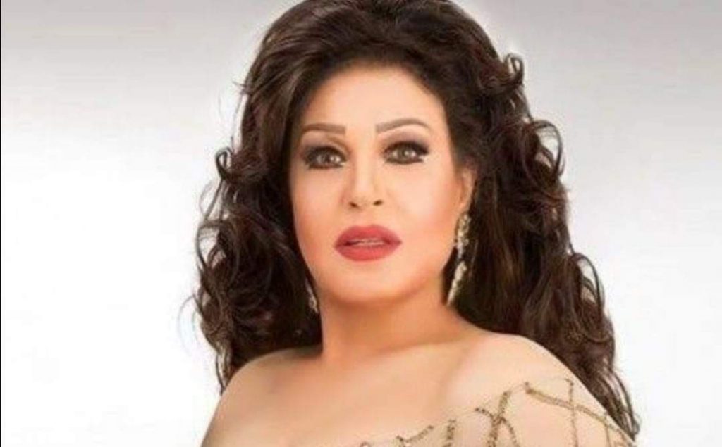 فيفي عبده تنفي زواجها من لاعب كورة مشهور كتبت _رضوى خالد حلت الفنانة فيفي عبده ضيفة على برنامج حبر سري، والتي تقدمه الإعلامية أسما إبراهيم، ويذاع على قناة القاهرة والناس، يومي الخميس والجمعة في الحادية عشر مساءً. ونفت الفنانة فيفي عبده خلال لقائها زواجها من لاعب الكرة جمال عبد الحميد نجم النادي الأهلي والزمالك قائلةً : "جمال عبد الحميد إتجوزني إزاي وأنا متجوزة؟ هو عمل فيلم" الصاغة" معايا وأخترته وقتها لأن كان شاطر وفيلم الصاغة من أصعب الأفلام". وتحدثت عن كواليس برنامجها الذي عرض في رمضان الماضي "خلي بالك من فيفي"، المقالب اللي عملتها مع أصدقائي كانت خفيفة وممتعة عكس برامج المقالب التي ذهبت إليها والأسود اللي وجهتا، وأصدقائي كانوا بيصعبو عليه وأنا بعمل فيهم المقلب وأكتر حد ضحكني جدا محمود الليثي". يذكر أن آخر أعمال فيفي عبده مسلسل مملكة الغجر فيفي عبده الذي شارك في الماراثون الرمضاني لعام 2019، مع الفنانة حورية فرغلي حازم سمير وسامح الصريطي وميار الغيطي وعزة مجاهد وهبة عبدالعزيز والمسلسل من تأليف محمد الغيطي وإخراج عبدالعزيز حشاد.