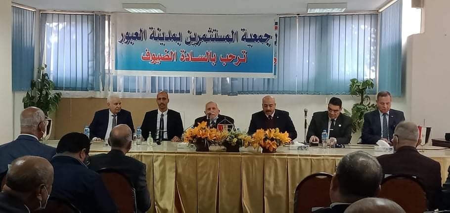 انطلاق ملتقى الفرص الاستثمارية بمحافظة القليوبية انطلقت صباح اليوم فعاليات البرنامج الترويجي للفرص الاستثمارية المتاحة بمحافظة القليوبية برعاية المستشار محمد عبد الوهاب الرئيس التنفيذي للهيئة العامة للإستثمار واللواء عبد الحميد الهجان محافظ القليوبية وبالتعاون مع جمعية مستثمرى مدينة العبور برئاسة المحاسب محمد المرشدى رئيس جمعية مستثمرى مدينة العبور وعضو مجلس النواب . وذلك لطرح الفرص الاستثمارية بمحافظة القليوبية والمناطق الصناعية المتاحة والمستهدفة بالقليوبية بمشاركة 100مستثمر وقال الدكتور سامى صقر مدير عام هيئة الاستثمار بالقليوبية أن البرنامج يتم بحضور اللواء الدكتور حسام الدين جعفر رئيس الإدارة المركزية لجذب الاستثمار الداخلى بالهيئة العامة للإستثمار والدكتور نور رأفت رئيس أكاديمية التدريب بالهيئة العامة للاستثمار والمهندس عبد الرؤوف الغيطى رئيس جهاز مدينة العبور وامانى الحاج مدير مجمع إعلام القليوبية وايمن القاضى الباحث اول بمكتب الهيئة العامة للإستثمار بالقليوبية ومنى شرف الدين وكيل إدارة التعاون الزراعي بمحافظة القليوبية مشيرا إلى أن البرنامج يتم فى اطار التعاون المثمر و البناء بين جمعية مستثمرى العبور و الهيئة العامة للإستثمار و المناطق الحرة و لتشجيع الاستثمار و النهوض بدفع عجلة الانتاج والاقتصاد القومى. وأكد أن الهدف من الملتقى هو الترويج للفرص الاستثمارية على أرض محافظة القليوبية تنفيذا لتوجيهات الرئيس عبد الفتاح السيسي رئيس الجمهورية الهادفة للنهوض بالوطن وبالقطاع الاستثمارى. مؤكدا أن الدولة تولى اهتماما كبيرا بتحديث البنية الأساسية للمناطق الصناعية من طرق ومرافق وكذلك حل مشكلات المشروعات المتعثرة وتوفير كافة سبل التيسير لها . واكدت امانى الحاج مدير مجمع إعلام القليوبية ام الدولة تولى اهتماما كبيرا بزيادة الفرص الاستثمارية تنفيذا لتوجيهات الرئيس عبد الفتاح السيسي رئيس الجمهورية بهدف دعم شباب مصر من أجل مستقبل أفضل . مضيفة بقولها أن الدولة المصرية تعيش أزهى عصور الاستثمار في عهد الرئيس السيسي الذى جعل مصر قبلة للمستثمرين والمبدعين في مختلف المجالات . مشيدة بالمشروعات القومية التى شهدتها مصر في الأونة الأخيرة الهادفة لإثراء الحياة الإقتصادية في مصر . تناول اللقاء سبل إدارة المناطق الحرة في مصر والمناطق الإستثمارية بالمحافظات وفقا لقوانين الدولة المصرية والخدمات التي تقدمها الهيئة ومنها التدريب حيث تم عمل قطاع التدريب بالهيئة العامة للإستثمار والإدارة المركزية لريادة الأعمال تمثل حاضنة للأعمال وتنميتها ورعايتها . وأكد المحاسب محمد المرشدى رئيس جمعية مستثمرى مدينة العبور وعضو مجلس النواب أن الدولة المصرية بيئة خصبة وجاذبة للإستثمارات والدولة تدعم هذا الإتجاه وترعاه بشكل فاعل بهدف تعزيز النمو الاقتصادي في مصر أما الدكتور حسام الدين جعفر رئيس الإدارة المركزية لجذب الاستثمار الداخلى بالهيئة العامة للإستثمارو فأشار إلى وجود 14مركز خدمة لخدمة المستثمرين على مستوى مصر ووجود 23 مكتبا بالمحافظات تابعة لهيئة الإستثمار وخدمة الخريطة الاستثمارية بهدف جمع كل الفرص الاستثمارية على مستوى مصر ورعاية الفرص الاستثمارية بكافة أنواعها السياحية والزراعية والاقتصادية والصحية بالتنسيق مع كافة الجهات المعنية وفقا للتوزيع الاقليمى أو التوزيع القطاعى ورعاية المستثمرين وتدريبهم . من جانبه قال نور رأفت رئيس الإدارة المركزية لأكاديمية التدريب بالهيئة العامة للإستثمار انه تم عمل دراسة عن السوق وكانت هناك مشكلة في تعامل المستثمرين مع الجهات الإدارية المعنية بتقديم الخدمات للمستثمرين فتم إجراء تدريبات لأليات التعامل وتطوير فكر الموظفين في إدارة العملية الاستثمارية . مشيرا إلى وجود مجموعة من البرامج منها التأسيس الإلكتروني وإجراءات التأسيس للشركات والتيسير على المستثمرين . وكذلك وجود لجان تسوية منازعات الاستثمار ولجان الوساطة لحل المشكلات بين الشركات وبعضها كإجراء تحكيمى قبل اللجوء للقضاء ولجان التظلمات وكذلك تقديم خدمات دراسات الجدوى المعتمدة والموثقة التى تقترب نسبة الصحة فيها إلى مائة في المائة .