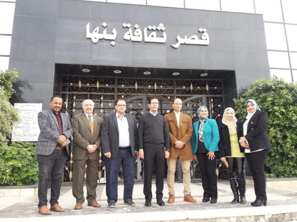 نائب رئيس جامعة بنها يفتتح معرضين تشكيليين بقصر ثقافة بنها افتتح الأستاذ الدكتور ناصر الجيزاوي نائب رئيس جامعة بنها لشئون الدراسات العليا والبحوث يرافقه الأستاذ الدكتور محمد إبراهيم عميد كلية التربية النوعية والفنان جلال عثمان رئيس اقليم القاهرة الكبري وشمال الصعيد الثقافى ورانيا معتز أمين مساعد الجامعة لقطاع خدمة المجتمع والأستاذ الدكتور هاني شحته والأستاذة الدكتورة غادة شاكر وكيلا الكلية للدراسات العليا والبحوث وشئون التعليم والطلاب فعاليات معرضين تشكيليين بقاعة ( الفنان رخا ) في إطار التعاون بين كلية التربية النوعية بجامعة بنها وقصر ثقافة بنها وبحضور الأستاذ الدكتور معروف أحمد معروف رئيس قسم التربية الفنية بكلية التربية النوعية ورأفت سعيد طه مدير قصر ثقافة بنها ومحمد عكاشة مسئول الفنون التشكيلية حيث افتتح نائب رئيس الجامعة المعرض الأول بعنوان ( حوار الشكل ) كرؤي تعبيرية معاصرة للطائر والنبات في الطبيعة كمنطلق لصياغة المعلقة المعدنية للفنانة الأستاذة الدكتورة المهندسة إنجي صابر درويش أستاذ أشغال المعادن المساعد بقسم التربية الفنية بكلية التربية النوعية - جامعة بنها والمعرض الثاني بعنوان ( جذور تراثية ) كلمسة فنية معاصرة هدفها الحفاظ علي التراث من خلال تصاميم انيقة وعملية للفنانة الأستاذة الدكتورة المهندسة رحاب عبد الستار خليل أستاذ أشغال الخشب المساعد بقسم التربية الفنية بكلية التربية النوعية - جامعة بنها واشاد الاستاذ الدكتور ناصر الجيزاوي نائب رئيس الجامعة لشئون الدراسات العليا والبحوث بمستوي أعمال المعرضين واشار إلي انه من افضل وارقي المعارض التي تم افتتاحها . مقترحا أن يتم تسويق تلك الاعمال المتميزة مستقبلا علي المستوي المحلي والاقليمي والدولي .