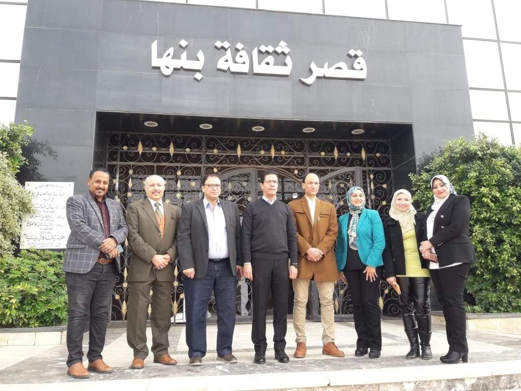 نائب رئيس جامعة بنها يفتتح معرضين تشكيليين بقصر ثقافة بنها افتتح الأستاذ الدكتور ناصر الجيزاوي نائب رئيس جامعة بنها لشئون الدراسات العليا والبحوث يرافقه الأستاذ الدكتور محمد إبراهيم عميد كلية التربية النوعية والفنان جلال عثمان رئيس اقليم القاهرة الكبري وشمال الصعيد الثقافى ورانيا معتز أمين مساعد الجامعة لقطاع خدمة المجتمع والأستاذ الدكتور هاني شحته والأستاذة الدكتورة غادة شاكر وكيلا الكلية للدراسات العليا والبحوث وشئون التعليم والطلاب فعاليات معرضين تشكيليين بقاعة ( الفنان رخا ) في إطار التعاون بين كلية التربية النوعية بجامعة بنها وقصر ثقافة بنها وبحضور الأستاذ الدكتور معروف أحمد معروف رئيس قسم التربية الفنية بكلية التربية النوعية ورأفت سعيد طه مدير قصر ثقافة بنها ومحمد عكاشة مسئول الفنون التشكيلية حيث افتتح نائب رئيس الجامعة المعرض الأول بعنوان ( حوار الشكل ) كرؤي تعبيرية معاصرة للطائر والنبات في الطبيعة كمنطلق لصياغة المعلقة المعدنية للفنانة الأستاذة الدكتورة المهندسة إنجي صابر درويش أستاذ أشغال المعادن المساعد بقسم التربية الفنية بكلية التربية النوعية - جامعة بنها والمعرض الثاني بعنوان ( جذور تراثية ) كلمسة فنية معاصرة هدفها الحفاظ علي التراث من خلال تصاميم انيقة وعملية للفنانة الأستاذة الدكتورة المهندسة رحاب عبد الستار خليل أستاذ أشغال الخشب المساعد بقسم التربية الفنية بكلية التربية النوعية - جامعة بنها واشاد الاستاذ الدكتور ناصر الجيزاوي نائب رئيس الجامعة لشئون الدراسات العليا والبحوث بمستوي أعمال المعرضين واشار إلي انه من افضل وارقي المعارض التي تم افتتاحها . مقترحا أن يتم تسويق تلك الاعمال المتميزة مستقبلا علي المستوي المحلي والاقليمي والدولي .