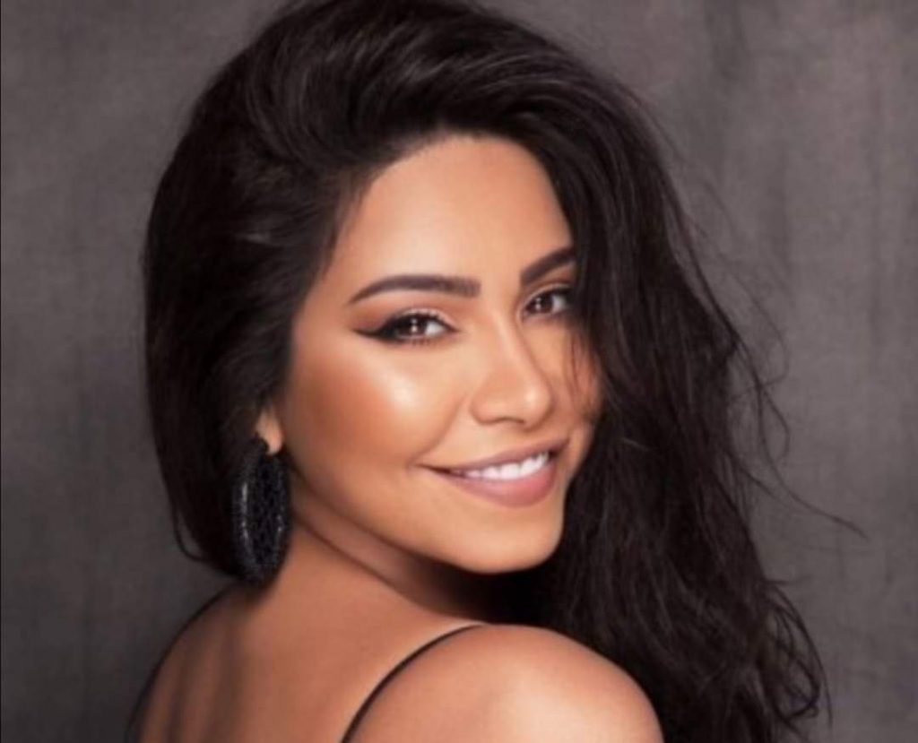 كشفت الفنانة شيرين عبد الوهاب عن إزمتها الأخيرة مع طليقها حسام حبيب وسبب حلق شعرها، وعن إستمرارية حبها لطليقها. وخلال مداخلة هاتفية مع الإعلامي عمرو أديب في برنامج الحكاية المذاع عبر شاشة "Mbc مصر" الساعة العاشرة مساءً. ووضحت شيرين عبد الوهاب سبب الذي أدفعها لحلاقة شعرها قائلةً : "أنا حلقت علشان حسام حبيب ميشفنيش حلوة، أنا كنت مدبوحة لما حلقت شعري قبل كدة واتهموني بالإستهزاء بمصر برغم ان الأستاذ هاني شاكر وقف وقتها مع ميريام فارس وأنا بنت بلده موقفش جمبي". وتابعت شيرين : "في شريحة كبيرة من الناس وخداني قدوة، مرضي السرطان بتقولي أنتي شجعتينا نقابل الناس بشكلنا كدة، وأنا مليش حد أنا بقوى لنفسي ". وأضافت شيرين :" الفكرة جتلي إنها وراثة من والدي ، ووالدي كل ما يزعل كان بيحلق شعره،علشان كدة أنا ورثاها من والدي، وأنا اللي حلقت لنفسي وجبت حد يساوي شعري علشان يكون طول واحد ".